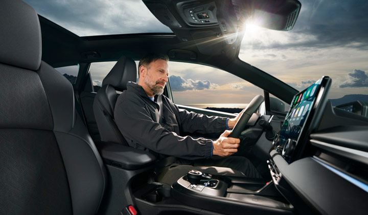 Řidič za volantem Subaru E-Outback