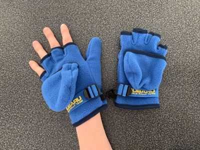 Dětské rukavice + ' ' + Příjemný materiál, zahřeje, s páskem na dotažení pro úzké ruce. 