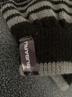 Černo-šedé rukavice + ' ' + Černo-šedé rukavice pánské
Na straně malý štítek se značkou Subaru  