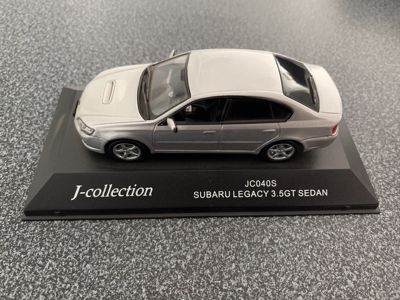 Legacy B4 Limousine 1:43 + ' ' + Model je upevněn na stojánku a nejde z něj sundat.
 