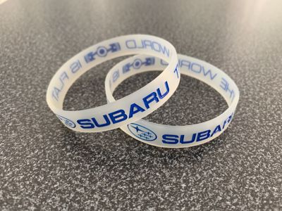 Gumový náramek SUBARU + ' ' + Gumový náramek s modrým nápisem od prodejce aut SUBARU 