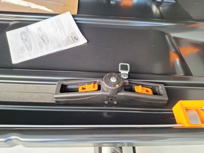 Střešní box SUBARU  + ' ' + Střešní box Subaru, 430 litrů ( 2,018 x 905 x 377 mm), vnitřní LED osvětlení, rychloupínací systém Quick Grip System, otvírání z obou stran. 