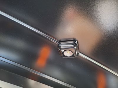 Střešní box SUBARU  + ' ' + Střešní box Subaru, 430 litrů ( 2,018 x 905 x 377 mm), vnitřní LED osvětlení, rychloupínací systém Quick Grip System, otvírání z obou stran. 