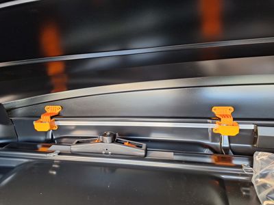 Střešní box SUBARU  + ' ' + Střešní box Subaru, 430 litrů ( 2,018 x 905 x 377 mm), vnitřní LED osvětlení, rychloupínací systém Quick Grip System, otvírání z obou stran. 