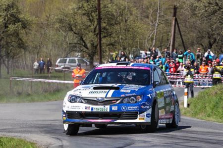 KOPÁČEK NA ŠUMAVĚ: V PÁTEK POHÁDKA, V SOBOTU DRAMA + ' ' + <p><strong><em>Boj o titul mezi produkčními vozy zahájil tým Duck Racing Subaru ČR třetí příčkou na&nbsp;Rallye Šumava Klatovy. Mladé duo Václav Kopáček – Barbora Rendlová sice zdržely technické potíže, posádka modrobílého Subaru Impreza WRX STI však bojovným výkonem získala cenné body do šestidílného seriálu MČR v&nbsp;rally. </em></strong></p>
<p>Páteční dopoledne bývá na domácích soutěžích vyhrazena tzv. shakedownu. Tuto krátkou testovací rychlostní zkoušku využívají závodníci pro vyladění svého vozu, ale také pro ověření svého umu třeba po delší přestávce. Víc jak půlrok neseděl v&nbsp;závodním autě také <strong>Václav Kopáček</strong>, i on proto vzal shakedown při Rallye Šumava Klatovy skutečně vážně. Odhalil i potíže s&nbsp;převodovkou, kterou se tak podařilo rychle vyměnit. Vlastní závodění pak na Klatovském okruhu začalo opravdu zostra. Traduje se, že dlouhé smyky kazí u moderních aut výsledné časy, posádka týmu <strong>Duck Racing Subaru ČR</strong> však dokázala pobavit rozevlátým stylem diváky a přitom v&nbsp;konkurenci sedmnácti vozů svou kategorii vyhrát. <em>„Venda měl před startem obavy, jak se vyrovná se závoděním po tak dlouhé pauze, ale nakonec jsem s&nbsp;návratem na tratě měla problémy spíš já. Rychlé pasáže mi nedělaly úplně dobře, zejména tam, kde jsem měla možnost vykouknout z&nbsp;auta ven,“ </em>popisuje <strong>Barbora Rendlová</strong> své zážitky ze sedadla spolujezdce. A pokračuje:<em> „Pak se ale ukázalo, že velká rychlost byl spíš jen můj dojem. Kupodivu na následujících rychlostních zkouškách (vedených často po úzkých silničkách nebo i v&nbsp;lese) už jsem se nebála, cítila jsem totiž, že Venda má auto plně pod kontrolou.“ </em></p>
<p>Modrobílé <strong>Subaru Impreza WRX STI</strong> se nicméně neustále drželo na čele hodnocení produkčních vozů (třídy 3), ve své kategorii dokonce v průběhu páteční etapy ani jedinkrát nenašlo přemožitele. Na RZ 3 se Kopáček s&nbsp;Rendlovou v nabité konkurenci vmáčkli až do první desítky absolutní klasifikace, brzy poté však zvažovali odstoupení. Pilota totiž postihlo silné krvácení z&nbsp;nosu, i to se ale naštěstí podařilo záhy zastavit. Obnovená krev pak byla možná hnacím motorem pro RZ 4, kde byl celý zbytek konkurence na každém kilometru pomalejší o víc jak vteřinu. Po prvním dni tak talentovaní Západočeši vládli své třídě s&nbsp;náskokem 47 sekund na nejbližší soupeře.&nbsp;</p>
<p>Do soboty se pak sice posádka probudila v&nbsp;bojovné náladě, autu se ale na chvíli dařit přestalo. Hned v&nbsp;polovině prvního ranního testu u něj začal zlobit přední diferenciál, což vyústilo v „hodiny“ a časovou ztrátu. Kopáček poté zvolnil, přesto se ve snazších úsecích snažil nezpomalovat až příliš, ve hře bylo pořád vedení ve třídě. Bojovnost se dvojici vymstila v&nbsp;kluzkém úseku na RZ 8 – po rychlém příjezdu k retardéru se technika zachovala nevyzpytatelně, pilot si pak vybral namísto poškození vozu raději sklouznutí do příkopu, bohužel v&nbsp;místě s minimem diváků, kteří by pomohli posádce rychle zpět na trať. Dvouminutová časová ztráta poté znamenala ztrátu naděje na prvenství mezi produkčními vozy.</p>
<p><em>„Na krátké městské zkoušce nás pak opět pozlobil diferenciál a auto se začalo přetáčet. S&nbsp;vědomím, že už je vítězství ztracené, jsme ono kolečko dotočili a snad tím i potěšili diváky,“ </em>pomrkává osmadvacetiletý jezdec a navazuje: <em>„Pak už následoval servis a náš skvělý tým mechaniků uvedl opět techniku do patřičného stavu. V&nbsp;závěru soutěže jsme díky tomu mohli znovu zrychlit, riziková místa už jsem ale neprojížděl úplně naplno. Přesto jsme po Firlově defektu postoupili na třetí příčku, a tak jsme si odvezli domů docela solidní porci bodů.“&nbsp; </em></p>
<p>Podobně jako v&nbsp;minulém roce tak nakonec problémů vedoucího Kopáčka využil k&nbsp;zisku šumavského prvenství Polák Szeja, druhý dojel loňský mistr republiky Březík, poháry za třetí příčku však letos patřily právě dvojici&nbsp;týmu <strong>Duck Racing Subaru ČR</strong>, která ve třídě 3 vyhrála osm erzet z dvanácti. Teď ji čeká několikatýdenní závodní přestávka, kterou zřejmě vyplní najíždění chybějících testovacích kilometrů. Příštím zastavením Mistrovství České republiky v&nbsp;rally bude na konci května soutěž v&nbsp;Českém Krumlově. &nbsp;&nbsp;</p>
<p>&nbsp;</p>
<p><em>&nbsp;</em>Karel Špaček, media team&nbsp;&nbsp;&nbsp;&nbsp;&nbsp;&nbsp;&nbsp;&nbsp;&nbsp;&nbsp;&nbsp;&nbsp;&nbsp;&nbsp;&nbsp;&nbsp;&nbsp;&nbsp;&nbsp;&nbsp;&nbsp;&nbsp;&nbsp;&nbsp;&nbsp;&nbsp;&nbsp;&nbsp;&nbsp;&nbsp;&nbsp;&nbsp;&nbsp;&nbsp;&nbsp;&nbsp;&nbsp;&nbsp;&nbsp;&nbsp;&nbsp;&nbsp;&nbsp;&nbsp;&nbsp;&nbsp;&nbsp;&nbsp;&nbsp;&nbsp;&nbsp;&nbsp;&nbsp;&nbsp;&nbsp;&nbsp;&nbsp;&nbsp;&nbsp;&nbsp;&nbsp;&nbsp;&nbsp;&nbsp;&nbsp;&nbsp;&nbsp;&nbsp;&nbsp;&nbsp;&nbsp;&nbsp;&nbsp;&nbsp;&nbsp;&nbsp;&nbsp;&nbsp;&nbsp;&nbsp;&nbsp;&nbsp;&nbsp;&nbsp;&nbsp;&nbsp;&nbsp;&nbsp;&nbsp;&nbsp;&nbsp;&nbsp; <em>Tiskový servis:&nbsp;&nbsp; </em><a href="mailto:media@subarurallyteam.info"><em>media</em><em>@</em><em>subarurallyteam.info</em></a><em>&nbsp;</em></p> 