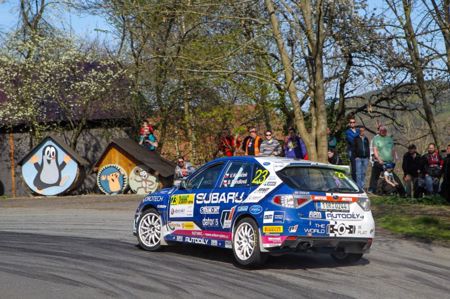 KOPÁČEK NA ŠUMAVĚ: V PÁTEK POHÁDKA, V SOBOTU DRAMA + ' ' + <p><strong><em>Boj o titul mezi produkčními vozy zahájil tým Duck Racing Subaru ČR třetí příčkou na&nbsp;Rallye Šumava Klatovy. Mladé duo Václav Kopáček – Barbora Rendlová sice zdržely technické potíže, posádka modrobílého Subaru Impreza WRX STI však bojovným výkonem získala cenné body do šestidílného seriálu MČR v&nbsp;rally. </em></strong></p>
<p>Páteční dopoledne bývá na domácích soutěžích vyhrazena tzv. shakedownu. Tuto krátkou testovací rychlostní zkoušku využívají závodníci pro vyladění svého vozu, ale také pro ověření svého umu třeba po delší přestávce. Víc jak půlrok neseděl v&nbsp;závodním autě také <strong>Václav Kopáček</strong>, i on proto vzal shakedown při Rallye Šumava Klatovy skutečně vážně. Odhalil i potíže s&nbsp;převodovkou, kterou se tak podařilo rychle vyměnit. Vlastní závodění pak na Klatovském okruhu začalo opravdu zostra. Traduje se, že dlouhé smyky kazí u moderních aut výsledné časy, posádka týmu <strong>Duck Racing Subaru ČR</strong> však dokázala pobavit rozevlátým stylem diváky a přitom v&nbsp;konkurenci sedmnácti vozů svou kategorii vyhrát. <em>„Venda měl před startem obavy, jak se vyrovná se závoděním po tak dlouhé pauze, ale nakonec jsem s&nbsp;návratem na tratě měla problémy spíš já. Rychlé pasáže mi nedělaly úplně dobře, zejména tam, kde jsem měla možnost vykouknout z&nbsp;auta ven,“ </em>popisuje <strong>Barbora Rendlová</strong> své zážitky ze sedadla spolujezdce. A pokračuje:<em> „Pak se ale ukázalo, že velká rychlost byl spíš jen můj dojem. Kupodivu na následujících rychlostních zkouškách (vedených často po úzkých silničkách nebo i v&nbsp;lese) už jsem se nebála, cítila jsem totiž, že Venda má auto plně pod kontrolou.“ </em></p>
<p>Modrobílé <strong>Subaru Impreza WRX STI</strong> se nicméně neustále drželo na čele hodnocení produkčních vozů (třídy 3), ve své kategorii dokonce v průběhu páteční etapy ani jedinkrát nenašlo přemožitele. Na RZ 3 se Kopáček s&nbsp;Rendlovou v nabité konkurenci vmáčkli až do první desítky absolutní klasifikace, brzy poté však zvažovali odstoupení. Pilota totiž postihlo silné krvácení z&nbsp;nosu, i to se ale naštěstí podařilo záhy zastavit. Obnovená krev pak byla možná hnacím motorem pro RZ 4, kde byl celý zbytek konkurence na každém kilometru pomalejší o víc jak vteřinu. Po prvním dni tak talentovaní Západočeši vládli své třídě s&nbsp;náskokem 47 sekund na nejbližší soupeře.&nbsp;</p>
<p>Do soboty se pak sice posádka probudila v&nbsp;bojovné náladě, autu se ale na chvíli dařit přestalo. Hned v&nbsp;polovině prvního ranního testu u něj začal zlobit přední diferenciál, což vyústilo v „hodiny“ a časovou ztrátu. Kopáček poté zvolnil, přesto se ve snazších úsecích snažil nezpomalovat až příliš, ve hře bylo pořád vedení ve třídě. Bojovnost se dvojici vymstila v&nbsp;kluzkém úseku na RZ 8 – po rychlém příjezdu k retardéru se technika zachovala nevyzpytatelně, pilot si pak vybral namísto poškození vozu raději sklouznutí do příkopu, bohužel v&nbsp;místě s minimem diváků, kteří by pomohli posádce rychle zpět na trať. Dvouminutová časová ztráta poté znamenala ztrátu naděje na prvenství mezi produkčními vozy.</p>
<p><em>„Na krátké městské zkoušce nás pak opět pozlobil diferenciál a auto se začalo přetáčet. S&nbsp;vědomím, že už je vítězství ztracené, jsme ono kolečko dotočili a snad tím i potěšili diváky,“ </em>pomrkává osmadvacetiletý jezdec a navazuje: <em>„Pak už následoval servis a náš skvělý tým mechaniků uvedl opět techniku do patřičného stavu. V&nbsp;závěru soutěže jsme díky tomu mohli znovu zrychlit, riziková místa už jsem ale neprojížděl úplně naplno. Přesto jsme po Firlově defektu postoupili na třetí příčku, a tak jsme si odvezli domů docela solidní porci bodů.“&nbsp; </em></p>
<p>Podobně jako v&nbsp;minulém roce tak nakonec problémů vedoucího Kopáčka využil k&nbsp;zisku šumavského prvenství Polák Szeja, druhý dojel loňský mistr republiky Březík, poháry za třetí příčku však letos patřily právě dvojici&nbsp;týmu <strong>Duck Racing Subaru ČR</strong>, která ve třídě 3 vyhrála osm erzet z dvanácti. Teď ji čeká několikatýdenní závodní přestávka, kterou zřejmě vyplní najíždění chybějících testovacích kilometrů. Příštím zastavením Mistrovství České republiky v&nbsp;rally bude na konci května soutěž v&nbsp;Českém Krumlově. &nbsp;&nbsp;</p>
<p>&nbsp;</p>
<p><em>&nbsp;</em>Karel Špaček, media team&nbsp;&nbsp;&nbsp;&nbsp;&nbsp;&nbsp;&nbsp;&nbsp;&nbsp;&nbsp;&nbsp;&nbsp;&nbsp;&nbsp;&nbsp;&nbsp;&nbsp;&nbsp;&nbsp;&nbsp;&nbsp;&nbsp;&nbsp;&nbsp;&nbsp;&nbsp;&nbsp;&nbsp;&nbsp;&nbsp;&nbsp;&nbsp;&nbsp;&nbsp;&nbsp;&nbsp;&nbsp;&nbsp;&nbsp;&nbsp;&nbsp;&nbsp;&nbsp;&nbsp;&nbsp;&nbsp;&nbsp;&nbsp;&nbsp;&nbsp;&nbsp;&nbsp;&nbsp;&nbsp;&nbsp;&nbsp;&nbsp;&nbsp;&nbsp;&nbsp;&nbsp;&nbsp;&nbsp;&nbsp;&nbsp;&nbsp;&nbsp;&nbsp;&nbsp;&nbsp;&nbsp;&nbsp;&nbsp;&nbsp;&nbsp;&nbsp;&nbsp;&nbsp;&nbsp;&nbsp;&nbsp;&nbsp;&nbsp;&nbsp;&nbsp;&nbsp;&nbsp;&nbsp;&nbsp;&nbsp;&nbsp;&nbsp; <em>Tiskový servis:&nbsp;&nbsp; </em><a href="mailto:media@subarurallyteam.info"><em>media</em><em>@</em><em>subarurallyteam.info</em></a><em>&nbsp;</em></p> 