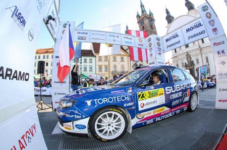 KOPÁČEK NA ŠUMAVĚ: V PÁTEK POHÁDKA, V SOBOTU DRAMA + ' ' + <p><strong><em>Boj o titul mezi produkčními vozy zahájil tým Duck Racing Subaru ČR třetí příčkou na&nbsp;Rallye Šumava Klatovy. Mladé duo Václav Kopáček – Barbora Rendlová sice zdržely technické potíže, posádka modrobílého Subaru Impreza WRX STI však bojovným výkonem získala cenné body do šestidílného seriálu MČR v&nbsp;rally. </em></strong></p>
<p>Páteční dopoledne bývá na domácích soutěžích vyhrazena tzv. shakedownu. Tuto krátkou testovací rychlostní zkoušku využívají závodníci pro vyladění svého vozu, ale také pro ověření svého umu třeba po delší přestávce. Víc jak půlrok neseděl v&nbsp;závodním autě také <strong>Václav Kopáček</strong>, i on proto vzal shakedown při Rallye Šumava Klatovy skutečně vážně. Odhalil i potíže s&nbsp;převodovkou, kterou se tak podařilo rychle vyměnit. Vlastní závodění pak na Klatovském okruhu začalo opravdu zostra. Traduje se, že dlouhé smyky kazí u moderních aut výsledné časy, posádka týmu <strong>Duck Racing Subaru ČR</strong> však dokázala pobavit rozevlátým stylem diváky a přitom v&nbsp;konkurenci sedmnácti vozů svou kategorii vyhrát. <em>„Venda měl před startem obavy, jak se vyrovná se závoděním po tak dlouhé pauze, ale nakonec jsem s&nbsp;návratem na tratě měla problémy spíš já. Rychlé pasáže mi nedělaly úplně dobře, zejména tam, kde jsem měla možnost vykouknout z&nbsp;auta ven,“ </em>popisuje <strong>Barbora Rendlová</strong> své zážitky ze sedadla spolujezdce. A pokračuje:<em> „Pak se ale ukázalo, že velká rychlost byl spíš jen můj dojem. Kupodivu na následujících rychlostních zkouškách (vedených často po úzkých silničkách nebo i v&nbsp;lese) už jsem se nebála, cítila jsem totiž, že Venda má auto plně pod kontrolou.“ </em></p>
<p>Modrobílé <strong>Subaru Impreza WRX STI</strong> se nicméně neustále drželo na čele hodnocení produkčních vozů (třídy 3), ve své kategorii dokonce v průběhu páteční etapy ani jedinkrát nenašlo přemožitele. Na RZ 3 se Kopáček s&nbsp;Rendlovou v nabité konkurenci vmáčkli až do první desítky absolutní klasifikace, brzy poté však zvažovali odstoupení. Pilota totiž postihlo silné krvácení z&nbsp;nosu, i to se ale naštěstí podařilo záhy zastavit. Obnovená krev pak byla možná hnacím motorem pro RZ 4, kde byl celý zbytek konkurence na každém kilometru pomalejší o víc jak vteřinu. Po prvním dni tak talentovaní Západočeši vládli své třídě s&nbsp;náskokem 47 sekund na nejbližší soupeře.&nbsp;</p>
<p>Do soboty se pak sice posádka probudila v&nbsp;bojovné náladě, autu se ale na chvíli dařit přestalo. Hned v&nbsp;polovině prvního ranního testu u něj začal zlobit přední diferenciál, což vyústilo v „hodiny“ a časovou ztrátu. Kopáček poté zvolnil, přesto se ve snazších úsecích snažil nezpomalovat až příliš, ve hře bylo pořád vedení ve třídě. Bojovnost se dvojici vymstila v&nbsp;kluzkém úseku na RZ 8 – po rychlém příjezdu k retardéru se technika zachovala nevyzpytatelně, pilot si pak vybral namísto poškození vozu raději sklouznutí do příkopu, bohužel v&nbsp;místě s minimem diváků, kteří by pomohli posádce rychle zpět na trať. Dvouminutová časová ztráta poté znamenala ztrátu naděje na prvenství mezi produkčními vozy.</p>
<p><em>„Na krátké městské zkoušce nás pak opět pozlobil diferenciál a auto se začalo přetáčet. S&nbsp;vědomím, že už je vítězství ztracené, jsme ono kolečko dotočili a snad tím i potěšili diváky,“ </em>pomrkává osmadvacetiletý jezdec a navazuje: <em>„Pak už následoval servis a náš skvělý tým mechaniků uvedl opět techniku do patřičného stavu. V&nbsp;závěru soutěže jsme díky tomu mohli znovu zrychlit, riziková místa už jsem ale neprojížděl úplně naplno. Přesto jsme po Firlově defektu postoupili na třetí příčku, a tak jsme si odvezli domů docela solidní porci bodů.“&nbsp; </em></p>
<p>Podobně jako v&nbsp;minulém roce tak nakonec problémů vedoucího Kopáčka využil k&nbsp;zisku šumavského prvenství Polák Szeja, druhý dojel loňský mistr republiky Březík, poháry za třetí příčku však letos patřily právě dvojici&nbsp;týmu <strong>Duck Racing Subaru ČR</strong>, která ve třídě 3 vyhrála osm erzet z dvanácti. Teď ji čeká několikatýdenní závodní přestávka, kterou zřejmě vyplní najíždění chybějících testovacích kilometrů. Příštím zastavením Mistrovství České republiky v&nbsp;rally bude na konci května soutěž v&nbsp;Českém Krumlově. &nbsp;&nbsp;</p>
<p>&nbsp;</p>
<p><em>&nbsp;</em>Karel Špaček, media team&nbsp;&nbsp;&nbsp;&nbsp;&nbsp;&nbsp;&nbsp;&nbsp;&nbsp;&nbsp;&nbsp;&nbsp;&nbsp;&nbsp;&nbsp;&nbsp;&nbsp;&nbsp;&nbsp;&nbsp;&nbsp;&nbsp;&nbsp;&nbsp;&nbsp;&nbsp;&nbsp;&nbsp;&nbsp;&nbsp;&nbsp;&nbsp;&nbsp;&nbsp;&nbsp;&nbsp;&nbsp;&nbsp;&nbsp;&nbsp;&nbsp;&nbsp;&nbsp;&nbsp;&nbsp;&nbsp;&nbsp;&nbsp;&nbsp;&nbsp;&nbsp;&nbsp;&nbsp;&nbsp;&nbsp;&nbsp;&nbsp;&nbsp;&nbsp;&nbsp;&nbsp;&nbsp;&nbsp;&nbsp;&nbsp;&nbsp;&nbsp;&nbsp;&nbsp;&nbsp;&nbsp;&nbsp;&nbsp;&nbsp;&nbsp;&nbsp;&nbsp;&nbsp;&nbsp;&nbsp;&nbsp;&nbsp;&nbsp;&nbsp;&nbsp;&nbsp;&nbsp;&nbsp;&nbsp;&nbsp;&nbsp;&nbsp; <em>Tiskový servis:&nbsp;&nbsp; </em><a href="mailto:media@subarurallyteam.info"><em>media</em><em>@</em><em>subarurallyteam.info</em></a><em>&nbsp;</em></p> 