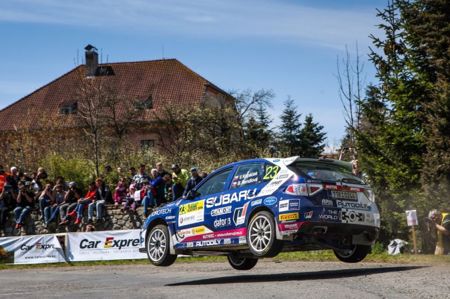 KOPÁČEK NA ŠUMAVĚ: V PÁTEK POHÁDKA, V SOBOTU DRAMA + ' ' + <p><strong><em>Boj o titul mezi produkčními vozy zahájil tým Duck Racing Subaru ČR třetí příčkou na&nbsp;Rallye Šumava Klatovy. Mladé duo Václav Kopáček – Barbora Rendlová sice zdržely technické potíže, posádka modrobílého Subaru Impreza WRX STI však bojovným výkonem získala cenné body do šestidílného seriálu MČR v&nbsp;rally. </em></strong></p>
<p>Páteční dopoledne bývá na domácích soutěžích vyhrazena tzv. shakedownu. Tuto krátkou testovací rychlostní zkoušku využívají závodníci pro vyladění svého vozu, ale také pro ověření svého umu třeba po delší přestávce. Víc jak půlrok neseděl v&nbsp;závodním autě také <strong>Václav Kopáček</strong>, i on proto vzal shakedown při Rallye Šumava Klatovy skutečně vážně. Odhalil i potíže s&nbsp;převodovkou, kterou se tak podařilo rychle vyměnit. Vlastní závodění pak na Klatovském okruhu začalo opravdu zostra. Traduje se, že dlouhé smyky kazí u moderních aut výsledné časy, posádka týmu <strong>Duck Racing Subaru ČR</strong> však dokázala pobavit rozevlátým stylem diváky a přitom v&nbsp;konkurenci sedmnácti vozů svou kategorii vyhrát. <em>„Venda měl před startem obavy, jak se vyrovná se závoděním po tak dlouhé pauze, ale nakonec jsem s&nbsp;návratem na tratě měla problémy spíš já. Rychlé pasáže mi nedělaly úplně dobře, zejména tam, kde jsem měla možnost vykouknout z&nbsp;auta ven,“ </em>popisuje <strong>Barbora Rendlová</strong> své zážitky ze sedadla spolujezdce. A pokračuje:<em> „Pak se ale ukázalo, že velká rychlost byl spíš jen můj dojem. Kupodivu na následujících rychlostních zkouškách (vedených často po úzkých silničkách nebo i v&nbsp;lese) už jsem se nebála, cítila jsem totiž, že Venda má auto plně pod kontrolou.“ </em></p>
<p>Modrobílé <strong>Subaru Impreza WRX STI</strong> se nicméně neustále drželo na čele hodnocení produkčních vozů (třídy 3), ve své kategorii dokonce v průběhu páteční etapy ani jedinkrát nenašlo přemožitele. Na RZ 3 se Kopáček s&nbsp;Rendlovou v nabité konkurenci vmáčkli až do první desítky absolutní klasifikace, brzy poté však zvažovali odstoupení. Pilota totiž postihlo silné krvácení z&nbsp;nosu, i to se ale naštěstí podařilo záhy zastavit. Obnovená krev pak byla možná hnacím motorem pro RZ 4, kde byl celý zbytek konkurence na každém kilometru pomalejší o víc jak vteřinu. Po prvním dni tak talentovaní Západočeši vládli své třídě s&nbsp;náskokem 47 sekund na nejbližší soupeře.&nbsp;</p>
<p>Do soboty se pak sice posádka probudila v&nbsp;bojovné náladě, autu se ale na chvíli dařit přestalo. Hned v&nbsp;polovině prvního ranního testu u něj začal zlobit přední diferenciál, což vyústilo v „hodiny“ a časovou ztrátu. Kopáček poté zvolnil, přesto se ve snazších úsecích snažil nezpomalovat až příliš, ve hře bylo pořád vedení ve třídě. Bojovnost se dvojici vymstila v&nbsp;kluzkém úseku na RZ 8 – po rychlém příjezdu k retardéru se technika zachovala nevyzpytatelně, pilot si pak vybral namísto poškození vozu raději sklouznutí do příkopu, bohužel v&nbsp;místě s minimem diváků, kteří by pomohli posádce rychle zpět na trať. Dvouminutová časová ztráta poté znamenala ztrátu naděje na prvenství mezi produkčními vozy.</p>
<p><em>„Na krátké městské zkoušce nás pak opět pozlobil diferenciál a auto se začalo přetáčet. S&nbsp;vědomím, že už je vítězství ztracené, jsme ono kolečko dotočili a snad tím i potěšili diváky,“ </em>pomrkává osmadvacetiletý jezdec a navazuje: <em>„Pak už následoval servis a náš skvělý tým mechaniků uvedl opět techniku do patřičného stavu. V&nbsp;závěru soutěže jsme díky tomu mohli znovu zrychlit, riziková místa už jsem ale neprojížděl úplně naplno. Přesto jsme po Firlově defektu postoupili na třetí příčku, a tak jsme si odvezli domů docela solidní porci bodů.“&nbsp; </em></p>
<p>Podobně jako v&nbsp;minulém roce tak nakonec problémů vedoucího Kopáčka využil k&nbsp;zisku šumavského prvenství Polák Szeja, druhý dojel loňský mistr republiky Březík, poháry za třetí příčku však letos patřily právě dvojici&nbsp;týmu <strong>Duck Racing Subaru ČR</strong>, která ve třídě 3 vyhrála osm erzet z dvanácti. Teď ji čeká několikatýdenní závodní přestávka, kterou zřejmě vyplní najíždění chybějících testovacích kilometrů. Příštím zastavením Mistrovství České republiky v&nbsp;rally bude na konci května soutěž v&nbsp;Českém Krumlově. &nbsp;&nbsp;</p>
<p>&nbsp;</p>
<p><em>&nbsp;</em>Karel Špaček, media team&nbsp;&nbsp;&nbsp;&nbsp;&nbsp;&nbsp;&nbsp;&nbsp;&nbsp;&nbsp;&nbsp;&nbsp;&nbsp;&nbsp;&nbsp;&nbsp;&nbsp;&nbsp;&nbsp;&nbsp;&nbsp;&nbsp;&nbsp;&nbsp;&nbsp;&nbsp;&nbsp;&nbsp;&nbsp;&nbsp;&nbsp;&nbsp;&nbsp;&nbsp;&nbsp;&nbsp;&nbsp;&nbsp;&nbsp;&nbsp;&nbsp;&nbsp;&nbsp;&nbsp;&nbsp;&nbsp;&nbsp;&nbsp;&nbsp;&nbsp;&nbsp;&nbsp;&nbsp;&nbsp;&nbsp;&nbsp;&nbsp;&nbsp;&nbsp;&nbsp;&nbsp;&nbsp;&nbsp;&nbsp;&nbsp;&nbsp;&nbsp;&nbsp;&nbsp;&nbsp;&nbsp;&nbsp;&nbsp;&nbsp;&nbsp;&nbsp;&nbsp;&nbsp;&nbsp;&nbsp;&nbsp;&nbsp;&nbsp;&nbsp;&nbsp;&nbsp;&nbsp;&nbsp;&nbsp;&nbsp;&nbsp;&nbsp; <em>Tiskový servis:&nbsp;&nbsp; </em><a href="mailto:media@subarurallyteam.info"><em>media</em><em>@</em><em>subarurallyteam.info</em></a><em>&nbsp;</em></p> 