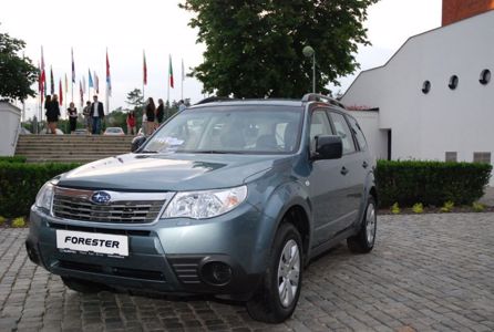 Čtenářskou anketu vyhrál Forester + ' ' + <p><strong>AUTOMOBIL 4X4 roku 2008</strong><strong> </strong><strong><span><span>čtenářská anketa o nejoblíbenější automobil s pohonem všech kol v České republice</span></span></strong><strong><span> </span></strong></p>
<p><span><em>Rok se sešel z rokem a redakce časopisu 4x4 Automagazín připravila ve spolupráci s Veletrhy Brno, a.s. a ve spolupráci se sponzorem, společností Goodyear  Dunlop Tires Czech, s.r.o. a  mediálními partnery v rámci právě probíhajícího veletrhu AUTOTEC  BRNO 2008 již sedmý ročník čtenářské ankety „Automobil 4x4 roku 2008“ o nejoblíbenější automobil s pohonem všech kol v České republice</em>.</span></p>
<p><span><span>             Jestliže terénní automobily šlo před šesti lety přesně definovat od tzv. salónních off-roadů, které dostaly označení SUV, dnes je situace úplně jiná. Souhrnně je možné tyto automobily označovat jako crossover, protože na každém z nich najdete něco, co je řadí mezi čtyřkolky, tak mezi velkoprostorové automobily, luxusní sedany či rodinná kombi. Pravověrných terénních automobilů ubývá, respektive se vracejí tam, kde bylo jejich místo dříve – mezi speciální vozidla pro speciální činnost. Jejich čistě osobní a mnohdy velmi luxusní kolegové do terénu moc často ani nezavítají, ovšem předpoklady k tomu mají. V minulých ročnících vedly právě tyto předpoklady k rozdělení jednotlivých kategorii se symbolickými názvy SUV, Off-road a Pick-up. Posledně jmenovaná kategorie se nemění, pro vozidla patřící do škatulek „Off-road“ a „SUV“ jsme hledali nové rozdělení, protože rozdíly mezi jednotlivými modely jsou tak nepatrné, že je rok od roku těžší najít přesně stanovitelná kriteria, která určí, kam který model patří. A tak se naším základním kriteriem pro rozdělení stala pořizovací cena. Hranicí se stal magický jeden milion korun, a tak jsme vyhlásili naši anketu ve třech kategoriích. </span></span><span><span>Do jednotlivých kategorii byly zařazeny auta, která jsou dostupná v roce 2008 na českém trhu. </span></span></p>
<p><span>Kategorie A:</span><span>„Automobil 4x4 roku 2008“</span><span>se základní pořizovací cenou do 1 milionu korun </span></p>
<p><span> </span><span><strong>V této kategorii zvítězil automobil SUBARU Forester,</strong> na druhém místě se umístil automobil  Mitsubishi Outlander na třetím místě MAZDA CX 7. </span><span>Plaketu a diplom převzal od Dagmar Janouškové, manažerky marketingu a PR časopisu 4X4Automagazín,  <strong>pan Petr Neuman, ředitel SUBARU ČR </strong></span></p>
<p><span ><span>na druhém místě se umístil automobil VOLVO XC 60, na třetím Jeep Grand Cherokee.</span></span> </span></p>
<p> </p> 