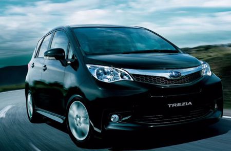 Nová SUBARU TREZIA, k dodání duben 2011 + ' ' + <p><strong>Subaru TREZIA </strong>představuje alternativu Subaru k uspokojení rostoucí poptávky  po malých a ekologicky šetrných vozů v Evropě.</p>
<h3>Subaru TREZIA, "Nový kompaktní chytrý vůz"</h3>
<p>Klíčovou frází pro tento  produkt je "Nový kompaktní chytrý vůz", který představuje zcela novou  nabídku modelové řadě Subaru a je vnímáno jako první krok do rychle  rostoucího segmentu malých MPV.</p>
<p>S&nbsp;celkovou délkou méně než 4 m,  prostornou kabinou, velkorysým vnitřním a kvalitním interiérem a nízkými  hodnotami emisí se nové Subaru nejen minimálně vyrovnává se silnou  konkurencí ve třídě malých vozů, ale nezadá si ani s&nbsp;konkurenty  z&nbsp;vyšších segmentů.</p>
<p><strong>Subaru TREZIA</strong> nabízí vynikající úroveň šetrnosti k  životnímu prostředí (s emisemi CO2 113 g/km, spotřeba 4,3 l/100km -  motorizace 1.4D) a vysoce citlivé a jisté řízení.</p>
<p>Model Subaru Trezia je produktem a výsledkem <strong>úspěšného projektu aliance  Subaru s Toyota Motor Corporation</strong>, &nbsp;který realizují obě japonské  společnosti společně, a ve kterém je Toyota používána jako základní  model.</p>
<p>Sourozence rozlišuje přepracovaná přední a zadní část vozu spolu s  dalšími rysy pro Subaru vlastními. S názvem 'Trezia' (pocházející ze  slova 'Treasure = poklad'), bude nový vůz na evropském trhu k&nbsp;dispozici  ve dvou motorických variantách</p>
<ul>
<li>s 1,3l benzínovým motorem </li>
<li>1,4l  přeplňovaným vznětovým motorem.</li>
</ul>
<h3>Hlavní specifikace Subaru TREZIA</h3>
<table border="1" cellpadding="5">
<tbody>
<tr>
<td>Vnější rozměry (délka x šířka x výška):</td>
<td valign="top">3 995 x 1 695 x 1 595 mm</td>
</tr>
<tr>
<td>Rozvor:</td>
<td>2 550 mm</td>
</tr>
<tr>
<td>Motor:</td>
<td>zážehový 1,3l DOHC (73 kW) a přeplňovaný vznětový čtyřválec 1,4l (66 kW)</td>
</tr>
<tr>
<td>Převodovka:</td>
<td>6 MT (1,3l a 1,4l D); Multimode 6MMT (1,4l D)</td>
</tr>
<tr>
<td>Počet míst:</td>
<td>5</td>
</tr>
</tbody>
</table>
<p>Subaru Rear-Wheel Drive Sports Car je v&nbsp;současné  době také součástí společné obchodní aliance s&nbsp;Toyotou.&nbsp;</p>
<p>Na úplně nové  platformě nabídne auto základní tradici a technologii Subaru – plochý  motor Boxer s&nbsp;protiběžnými písty. Koncept ztělesňuje Subaru know-how ve  výrobě boxerem poháněných osobních automobilů, a zároveň naznačuje, jak  Subaru navrhuje začlenit tyto odborné znalosti do auta s&nbsp;pohonem zadních  kol a přitom stále nabízet pro Subaru tak typické příjemné zážitky  z&nbsp;jízdy a řízení.&nbsp;</p> 