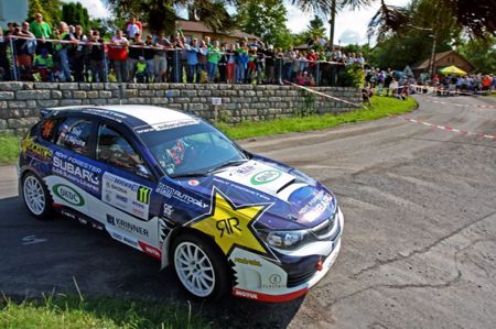 ŠTAJF A FIRLA: 2 SUBARU A 1 META, CÍLOVÁ RAMPA BARUM RALLY, VRCHOLU SEZÓNY  + ' ' + <p><strong><em>Říká se, že poslední krok bývá nejtěžší, i když jde třeba jen o krůček malý. Musí jej udělat i Vojtěch Štajf, který už je velmi blízko cennému mistrovskému titulu ve třídě 3 domácího soutěžního šampionátu. V sestavě Subaru Czech Duck Racing Teamu jej na Barum Czech Rally Zlín doplní Lumír Firla, který absolvuje svou premiéru za volantem hatchbacku Subaru Impreza WRX STI.</em></strong></p>
<p><strong>Vojtěch Štajf</strong> se svezl společně s <strong>Františkem Rajnohou</strong> poprvé v dubnu na slavonické Rally Vrchovina a hned z toho bylo prvenství ve třídě. Tím začala skvělá vítězná série této posádky, která doposud nebyla přerušena. S ohledem na systém bodování Mezinárodního mistrovství České republiky v rally 2013 lze totiž za dosud jediného letošního držitele Štajfova skalpu považovat Radka Mifku, který jej udolal v jedné z etap českokrumlovské soutěže. Právě Mifka je stále i jediným teoretickým soupeřem devětatřicetiletého pilota v boji o titul národního šampióna, na nadcházející Barum Czech Rally Zlín však nestartuje. <em>„Pro mne to znamená, že k zisku titulu už mi chybí vybojovat jen jediný bodík,“</em> zamýšlí se Štajf. <em>„No a protože samozřejmě o celoroční prvenství stojíme, nezbude než podřídit jízdu trochu i taktice. Nejraději bychom kýžený bod získali už v sobotu, pak bychom v nedělní etapě mohli naplno porovnat síly třeba i s naším loňským týmovým kolegou Mirkem Jakešem, který se v třídě 3 stal mistrem sprintrally a na Zlínsku je navíc doma. Dobře ale víme, že i při velké spolehlivosti našeho vozu Subaru se v rally může stát téměř cokoliv. V našich úvahách proto zůstává i eventualita, že budeme muset o poslední bod válčit až v neděli. Připraveni jsme ale dobře, naše auto prošlo po Bohemii důkladnou repasí všech důležitých částí, neboť už v Boleslavi bylo trochu poznat, že ji potřebuje. </em></p>
<p><em>&nbsp; Pro mého spolujezdce je Barumka domácí soutěží, což je jeden z důvodů, proč i přes taktizování nemůžeme jet úplně ´na hyenu´, abychom si nedělali ostudu. I při opatrnější jízdě se totiž může ledacos přihodit, a tak určitě i při plnění našeho hlavního cíle v podobě titulu my pojedeme koncentrovaně a svižně. Čeká nás náročná a dlouhá soutěž, na které budou svou roli hrát i pneumatiky. Kdyby zapršelo, už bychom podle nových evropských předpisů nemohli používat klasické mokré, o to by to bylo složitější. Už při seznamovacích jízdách pršelo a na trať se dostalo hodně bláta, čeká nás tedy i kluzko. Ale moc se na soutěž těšíme a doufám, že naši fanoušci také. Uděláme vše proto, abychom se mohli už v sobotu radovat z titulu a nedělní etapu si mohli pořádně užívat. Vždyť Barumka je svátek!“ </em></p>
<p>Druhý hatchback <strong>Subaru Impreza WRX STI</strong> bude po Zlínsku vodit <strong>Lumír Firla</strong>, kterému bude číst ´noty´ tradičně <strong>Zdeněk Jůrka</strong>. Severomoravský jezdec si prostředí <strong>Subaru Czech Duck Racing Teamu </strong>vyzkoušel už v lednu, kdy na rakouské Jänner Rallye vybojoval v rámci českého šampionátu třetí příčku ve třídě. To bylo ovšem se starším modelem, teď jej čeká premiéra s vozem, který častěji známe pod vedením Petra Kačírka. <em>„Absolvovali jsme s hatchbackem už test a musím auto pochválit, funguje perfektně,“</em> nechal se slyšel usměvavý Firla. <em>„Co se týče našich ambicí, samozřejmě tou prvořadou je vidět cílovou rampu dlouhé soutěže. Při testu jsme si ale trochu upravili nastavení vozu našemu jezdeckému stylu, a tak doufám, že nám to dopomůže i k dobrým výsledkům zejména v rámci naší třídy. No a výzvou je samozřejmě i skutečnost, že pojedeme se stejným vozem jako Vojta Štajf. Ten s ním nicméně má najeto samozřejmě mnohem víc kilometrů a auto velmi dobře zná. To však neznamená, že bychom si netroufali se s ním poměřit, zda to ale bude reálné či nikoliv, napoví už výsledek pátečního shakedownu.“ </em></p>
<p><strong>Subaru Czech Duck Racing Team </strong>letos těžkou Barumku absolvuje v silné sestavě a tak nelze než očekávat i dva dobré výsledky v jejím cíli. Pro fanoušky už jen tedy zbývá informace o tom, že posádka Štajf – Rajnoha se na start postaví se startovním číslem 19, zatímco Firla s Jůrkou povezou číslo 24.</p>
<p>&nbsp;</p>
<p>Karel Špaček, media team&nbsp;&nbsp;&nbsp;&nbsp;&nbsp;&nbsp;&nbsp;&nbsp;&nbsp;&nbsp;&nbsp;&nbsp;&nbsp;&nbsp;&nbsp;&nbsp;&nbsp;&nbsp;&nbsp;&nbsp;&nbsp;&nbsp;&nbsp;&nbsp;&nbsp;&nbsp;&nbsp;&nbsp;&nbsp;&nbsp;&nbsp;&nbsp;&nbsp;&nbsp;&nbsp;&nbsp;&nbsp;&nbsp;&nbsp;&nbsp;&nbsp;&nbsp;&nbsp;&nbsp;&nbsp;&nbsp;&nbsp;&nbsp;&nbsp;&nbsp;&nbsp;&nbsp;&nbsp;&nbsp;&nbsp;&nbsp;&nbsp;&nbsp;&nbsp;&nbsp;&nbsp;&nbsp;&nbsp;&nbsp;&nbsp;&nbsp;&nbsp;&nbsp;&nbsp;&nbsp;&nbsp;&nbsp;&nbsp;&nbsp;&nbsp; <em>Tiskový servis:&nbsp;&nbsp; media</em><em>@</em><em>subarurallyteam.info</em></p> 