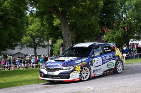 ŠTAJF A FIRLA: 2 SUBARU A 1 META, CÍLOVÁ RAMPA BARUM RALLY, VRCHOLU SEZÓNY  + ' ' + <p><strong><em>Říká se, že poslední krok bývá nejtěžší, i když jde třeba jen o krůček malý. Musí jej udělat i Vojtěch Štajf, který už je velmi blízko cennému mistrovskému titulu ve třídě 3 domácího soutěžního šampionátu. V sestavě Subaru Czech Duck Racing Teamu jej na Barum Czech Rally Zlín doplní Lumír Firla, který absolvuje svou premiéru za volantem hatchbacku Subaru Impreza WRX STI.</em></strong></p>
<p><strong>Vojtěch Štajf</strong> se svezl společně s <strong>Františkem Rajnohou</strong> poprvé v dubnu na slavonické Rally Vrchovina a hned z toho bylo prvenství ve třídě. Tím začala skvělá vítězná série této posádky, která doposud nebyla přerušena. S ohledem na systém bodování Mezinárodního mistrovství České republiky v rally 2013 lze totiž za dosud jediného letošního držitele Štajfova skalpu považovat Radka Mifku, který jej udolal v jedné z etap českokrumlovské soutěže. Právě Mifka je stále i jediným teoretickým soupeřem devětatřicetiletého pilota v boji o titul národního šampióna, na nadcházející Barum Czech Rally Zlín však nestartuje. <em>„Pro mne to znamená, že k zisku titulu už mi chybí vybojovat jen jediný bodík,“</em> zamýšlí se Štajf. <em>„No a protože samozřejmě o celoroční prvenství stojíme, nezbude než podřídit jízdu trochu i taktice. Nejraději bychom kýžený bod získali už v sobotu, pak bychom v nedělní etapě mohli naplno porovnat síly třeba i s naším loňským týmovým kolegou Mirkem Jakešem, který se v třídě 3 stal mistrem sprintrally a na Zlínsku je navíc doma. Dobře ale víme, že i při velké spolehlivosti našeho vozu Subaru se v rally může stát téměř cokoliv. V našich úvahách proto zůstává i eventualita, že budeme muset o poslední bod válčit až v neděli. Připraveni jsme ale dobře, naše auto prošlo po Bohemii důkladnou repasí všech důležitých částí, neboť už v Boleslavi bylo trochu poznat, že ji potřebuje. </em></p>
<p><em>&nbsp; Pro mého spolujezdce je Barumka domácí soutěží, což je jeden z důvodů, proč i přes taktizování nemůžeme jet úplně ´na hyenu´, abychom si nedělali ostudu. I při opatrnější jízdě se totiž může ledacos přihodit, a tak určitě i při plnění našeho hlavního cíle v podobě titulu my pojedeme koncentrovaně a svižně. Čeká nás náročná a dlouhá soutěž, na které budou svou roli hrát i pneumatiky. Kdyby zapršelo, už bychom podle nových evropských předpisů nemohli používat klasické mokré, o to by to bylo složitější. Už při seznamovacích jízdách pršelo a na trať se dostalo hodně bláta, čeká nás tedy i kluzko. Ale moc se na soutěž těšíme a doufám, že naši fanoušci také. Uděláme vše proto, abychom se mohli už v sobotu radovat z titulu a nedělní etapu si mohli pořádně užívat. Vždyť Barumka je svátek!“ </em></p>
<p>Druhý hatchback <strong>Subaru Impreza WRX STI</strong> bude po Zlínsku vodit <strong>Lumír Firla</strong>, kterému bude číst ´noty´ tradičně <strong>Zdeněk Jůrka</strong>. Severomoravský jezdec si prostředí <strong>Subaru Czech Duck Racing Teamu </strong>vyzkoušel už v lednu, kdy na rakouské Jänner Rallye vybojoval v rámci českého šampionátu třetí příčku ve třídě. To bylo ovšem se starším modelem, teď jej čeká premiéra s vozem, který častěji známe pod vedením Petra Kačírka. <em>„Absolvovali jsme s hatchbackem už test a musím auto pochválit, funguje perfektně,“</em> nechal se slyšel usměvavý Firla. <em>„Co se týče našich ambicí, samozřejmě tou prvořadou je vidět cílovou rampu dlouhé soutěže. Při testu jsme si ale trochu upravili nastavení vozu našemu jezdeckému stylu, a tak doufám, že nám to dopomůže i k dobrým výsledkům zejména v rámci naší třídy. No a výzvou je samozřejmě i skutečnost, že pojedeme se stejným vozem jako Vojta Štajf. Ten s ním nicméně má najeto samozřejmě mnohem víc kilometrů a auto velmi dobře zná. To však neznamená, že bychom si netroufali se s ním poměřit, zda to ale bude reálné či nikoliv, napoví už výsledek pátečního shakedownu.“ </em></p>
<p><strong>Subaru Czech Duck Racing Team </strong>letos těžkou Barumku absolvuje v silné sestavě a tak nelze než očekávat i dva dobré výsledky v jejím cíli. Pro fanoušky už jen tedy zbývá informace o tom, že posádka Štajf – Rajnoha se na start postaví se startovním číslem 19, zatímco Firla s Jůrkou povezou číslo 24.</p>
<p>&nbsp;</p>
<p>Karel Špaček, media team&nbsp;&nbsp;&nbsp;&nbsp;&nbsp;&nbsp;&nbsp;&nbsp;&nbsp;&nbsp;&nbsp;&nbsp;&nbsp;&nbsp;&nbsp;&nbsp;&nbsp;&nbsp;&nbsp;&nbsp;&nbsp;&nbsp;&nbsp;&nbsp;&nbsp;&nbsp;&nbsp;&nbsp;&nbsp;&nbsp;&nbsp;&nbsp;&nbsp;&nbsp;&nbsp;&nbsp;&nbsp;&nbsp;&nbsp;&nbsp;&nbsp;&nbsp;&nbsp;&nbsp;&nbsp;&nbsp;&nbsp;&nbsp;&nbsp;&nbsp;&nbsp;&nbsp;&nbsp;&nbsp;&nbsp;&nbsp;&nbsp;&nbsp;&nbsp;&nbsp;&nbsp;&nbsp;&nbsp;&nbsp;&nbsp;&nbsp;&nbsp;&nbsp;&nbsp;&nbsp;&nbsp;&nbsp;&nbsp;&nbsp;&nbsp; <em>Tiskový servis:&nbsp;&nbsp; media</em><em>@</em><em>subarurallyteam.info</em></p> 