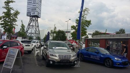 Pozvánka na Plzeňský autosalón 2016 (13.-15.5.2016) + ' ' + <p><strong>Plzeňský Autosalón se vrací již posedmé! Na 120 nových vozů, adrenalinové jízdy a letos poprvé i ekologická auta</strong></p>
<p><strong>(Plzeň, 10. května 2016) – Ve dnech 13. až 15. května budou v&nbsp;prostorách Centra Olympia Plzeň opět po roce burácet motory mnoha automobilových skvostů. Největší přehlídka nových vozů v celém&nbsp;regionu se uskuteční již posedmé. Nově se letos představí kategorie ekologických vozů. Nebude chybět ani široká škála doprovodných aktivit pro celé rodiny včetně soutěží o zapůjčení vybraných aut na celý víkend.</strong></p>
<p><strong>&nbsp;</strong>Plzeňský Autosalón se pyšní rekordním počtem vystavovaných automobilů na jednom místě, jejich množství se nyní opět navýší. <em>„Návštěvníkům ukážeme více než 120 modelů nových vozů od dvou desítek nejrůznějších vystavovatelů. Lidé mají opět jedinečnou šanci vidět takto pohromadě nejnovější sportovní modely, ale i rodinné či terénní vozy. Zástupci více než 20 renomovaných značek aut návštěvníkům poradí opravdu se vším, od možnosti financování, přes technické vymoženosti a kvality vozů až po samotnou koupi. Vloni na náš Autosalón zavítalo na 70&nbsp;000 návštěvníků, v&nbsp;letošním roce to bude, doufejme, při nejmenším stejné,“</em> věří <strong>Lukáš Krásný</strong> z&nbsp;pořadatelské Agentury Nashledanou.</p>
<p>&nbsp;</p>
<p>Automobily se budou představovat v&nbsp;tradičních kategoriích, jako jsou městské vozy a nižší střední třída, střední a vyšší střední třída, terénní, velkoprostorové a sportovní vozy a nově stále oblíbenější zelené vozy na ekologický pohon, například <strong>Toyota RAV4 Hybrid – SUV</strong> nebo <strong>Iveco Daily CNG</strong>. <em>„Návštěvníci se však mohou těšit i na další skutečné klenoty, jakými jsou třeba unikátní Jaguar F-Pace, jediné SUV od této legendární značky nebo Ford Edge, první americké SUV, které máme v&nbsp;České republice. K&nbsp;vidění toho ale samozřejmě bude mnohem více,“</em> vyjmenovává <strong>Lukáš Krásný</strong>. <strong>Sedmý ročník Plzeňského Autosalónu proběhne</strong> <strong>v&nbsp;pátek 13. května od 11 do 18 hodin, v&nbsp;sobotu od 9 do 18 hodin a v&nbsp;neděli od 9 do 17 hodin</strong>.</p>
<p>&nbsp;</p>
<p><strong>Auta pro teenagery, luxusní sporťáci i průkopnické hybridy</strong></p>
<p>Každý, kdo zavítá na Autosalón 2016, uvidí na vlastní oči například nový sportovní vůz <strong>Mitsubishi Outlander PHEV</strong>, který je prvním modelem SUV Plug-In Hybrid s pohonem všech kol na světě. Ten představuje unikátní kombinaci dvou elektromotorů pohánějících přední a zadní nápravu a spalovacího benzinového motoru s generátorem. Díky tomu dokáže jezdit úsporně a ekologicky ve městě a současně dosahuje vynikající kombinovaný dojezd až 880 km. Nová <strong>Toyota RAV4</strong> je pro změnu dokonalou ukázkou průkopnické technologie hybridního auta pro každodenní provoz.</p>
<p>&nbsp;</p>
<p>K&nbsp;vidění budou i vozy značky <strong>Ligier</strong> a <strong>Microcar</strong>, která lze řídit již ve věku 15 let. Na jejich řízení totiž stačí řidičský průkaz na moped. Jejich nejsilnější stránkou je bezpečnost, v autě je umístěný masivní duralový rám, jaký se používá na rallye vozech. Špičkový je také design těchto aut. Značka Ligier má v&nbsp;České republice i svou známkou tvář, je jí v&nbsp;současnosti nejoblíbenější youtuberka Teri Blitzen.</p>
<p>&nbsp;</p>
<p>Pro zájemce si vybraní vystavovatelé připravili i řadu zajímavostí, jako jsou <strong>testovací jízdy</strong>, akční <strong>slevy na auta i příslušenství</strong> nebo <strong>soutěže o bezplatné zapůjčení vozů </strong>na celý víkend.</p>
<p>&nbsp;</p>
<p><strong>Off-road Parkur, vyjížďky na motorkách Harley Davidson, ale i aktivity pro celé rodiny</strong></p>
<p>Na Plzeňském Autosalónu jde v&nbsp;prvé řadě o auta, na své si však přijdou i návštěvníci, kteří se chtějí zapojit do zajímavých doprovodných aktivit. Program je připraven i pro rodiny s&nbsp;dětmi. Tématice motorismu však neujdou. <em>„Mezi největší atrakce Autosalónu bezpochyby patří Off-road Parkur, adrenalinová jízda terénem, při které se v&nbsp;bočním náklonu z&nbsp;okénka až na hranici převrácení můžete téměř dotknout země. Akční podívanou nabídne i Tuningová show speciálně upravených vozů, kterých budou více než tři desítky,“ </em>přibližuje program <strong>Kateřina Ježková</strong>, manažerka Centra Olympie Plzeň. Nejen v&nbsp;souvislosti s&nbsp;kategorií Zelených vozů na letošním Autosalónu, které jsou uživateli stále vyhledávanější, se tématem alternativních pohonů aut zabývá i samotné Centrum Olympia Plzeň. <em>„Máme připravený projekt, který se týká instalace několika dobíjecích stanic pro elektromobily. Ty chceme nastálo umístit do našich podzemních garáží a prostor venkovních parkovišť. Jejich zprovoznění plánujeme ještě do konce tohoto roku,“</em> doplňuje <strong>Kateřina Ježková</strong>.</p>
<p>&nbsp;</p>
<p>Jaké je to zkusit si smyky, spiny a drifty při rychlé jízdě, nabídne společnost KartArena, která na speciálně vybudovanou trať vypustí driftovací vozítka, tzv. <strong>Crazy Carts</strong>, která mohou řídit děti už od 9 let. <em>„Dokážou jet až 16 km v&nbsp;hodině, nabízí přitom schopnosti řízení ve 360 stupních a ostrých zatáčkách. Na dráze budou zabudované i branky na slalom, abychom jízdu ještě více zatraktivnili,“</em> přibližuje aktivitu <strong>Michal Švihla</strong>. Milovníci motorek pro změnu mohou využít <strong>půjčovny legendárních kousků značky Harley Davidson </strong>a zúčastnit se pravidelných vyjížděk s&nbsp;průvodcem. Vyznavače závodních historických aut zase potěší přehlídka vozů od <strong>Rally klubu historických automobilů v&nbsp;AČR</strong>.</p>
<p>&nbsp;</p>
<p>V&nbsp;automobilovém světě je důležitá i prevence a bezpečnost. O tu se postará <strong>Tým BESIP</strong>, který připravil jízdu na <strong>interaktivním simulátoru nárazu</strong> v&nbsp;rychlosti 30 km v&nbsp;hodině. Děti mohou absolvovat překážkovou dráhu, kde prověří svou zručnost a také znalost dopravních předpisů, nebo se projít v&nbsp;tzv. alkoholových brýlích, které reálně navozují stav opilosti. Důležité informace si připravili i zástupci <strong>Českého červeného kříže</strong>, kteří ukáží jak namasírovat srdce nebo rozpoznat zranění, nechají nahlédnout do sanitního vozu a jako bonus <strong>zájemcům zkontrolují stav jejich autolékárničky</strong>.</p>
<p>&nbsp;</p>
<p><strong>Harmonogram doprovodného programu</strong></p>
<p><strong><span style="text-decoration: underline;">&nbsp;</span></strong></p>
<p><strong><span style="text-decoration: underline;">Pátek 13. 5. 2016:</span></strong><strong>&nbsp;&nbsp;&nbsp;&nbsp;&nbsp; 11,00 – 18,00 hod</strong></p>
<p><strong>Tuningová show speciálně upravených aut</strong> (17,00 hod) / <strong>Půjčovna motorek Harley Davidson</strong> – každou celou hodinu vyjížďky / <strong>Off-road Parkur</strong> – adrenalinová jízda terénem / <strong>Crazy Carts</strong> – driftovací vozítka</p>
<p>&nbsp;</p>
<p><strong><span style="text-decoration: underline;">Sobota 14. 5. 2016</span></strong><strong>&nbsp;&nbsp;&nbsp;&nbsp; 9,00 – 18,00 hod&nbsp;&nbsp;&nbsp;&nbsp;&nbsp;&nbsp;&nbsp;&nbsp;&nbsp;&nbsp;&nbsp;&nbsp;&nbsp;&nbsp;&nbsp;&nbsp;&nbsp;&nbsp;&nbsp; </strong></p>
<p><strong>Český červený kříž</strong> (10,00 – 16,00 hod) / <strong>Tým BESIP</strong> – bezpečnost provozu / <strong>Vyhlášení vítěze soutěže Centra Olympie Plzeň o Toyotu Yaris</strong> na rok zdarma (16,00 hod) / <strong>Půjčovna motorek Harley Davidson</strong> – každou celou hodinu vyjížďky / <strong>Off-road Parkur</strong> – adrenalinová jízda terénem / <strong>Crazy Carts</strong> – driftovací vozítka /</p>
<p><span style="text-decoration: underline;">&nbsp;</span></p>
<p><strong><span style="text-decoration: underline;">Neděle 15. 5. 2016</span></strong><strong>&nbsp;&nbsp;&nbsp;&nbsp; 9,00 – 17,00 hod&nbsp;&nbsp;&nbsp;&nbsp;&nbsp;&nbsp;&nbsp;&nbsp;&nbsp;&nbsp;&nbsp;&nbsp;&nbsp;&nbsp;&nbsp;&nbsp;&nbsp;&nbsp;&nbsp; </strong></p>
<p><strong>Půjčovna motorek Harley Davidson</strong> – každou celou hodinu vyjížďky / <strong>Off-road Parkur</strong> – adrenalinová jízda terénem / <strong>Crazy Carts</strong> – driftovací vozítka / <strong>Tým</strong> <strong>BESIP</strong> – bezpečnost provozu / <strong>Závodní historická auta</strong> – Rally klub historických automobilů v&nbsp;AČR</p>
<p>&nbsp;</p>
<p><strong>Více o Plzeňském Autosalónu se dozvíte na <a href="http://www.autosalon-plzen.cz/">www.autosalon-plzen.cz</a>. Vstup na akci je ZDARMA.</strong></p>
<p><strong>&nbsp;</strong></p>
<p><span style="text-decoration: underline;">Pořadatelé akce:</span></p>
<p>Agentura Nashledanou s.r.o. , Centrum Olympia Plzeň, Renata Hrabýová – přihlašování vozidel</p>
<p>&nbsp;</p>
<p><span style="text-decoration: underline;">Přehled vystavovatelů na Autosalonu 2016: </span></p>
<p><strong>AUTWEC s.r.o</strong>. SUBARU Plzeň/ Autobazar AAA Auto / ALGON PLUS - AUTO, a.s. / Auto CB spol. s&nbsp;r.o. / Auto Kunc s.r.o. / Autoprodej Šrámek s.r.o. / Autobond Group a.s. / Autoservis Nedvěd s.r.o. &nbsp;/&nbsp;BIGGEST s.r.o. / DAJBYCH, s.r.o. / Harley Davidson Plzeň / IC WEST s.r.o. / KOMERSIA WEST s.r.o. / M+H / NOVA KONT Plzeň s.r.o. / Toyota Dolák / VSP Auto, s.r.o. / Plzeňský kraj</p>
<p><strong>Kontakt pro bližší informace: &nbsp; &nbsp; &nbsp; &nbsp; &nbsp;</strong></p>
<p><strong>Lukáš Krásný</strong><strong>, </strong>Tel.: +420 603 262&nbsp;177<strong>, </strong>E-mail: <a href="mailto:dobryden@nashledanou.cz">dobryden@nashledanou.cz</a><strong>&nbsp;</strong></p> 