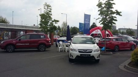 Pozvánka na Plzeňský autosalón 2016 (13.-15.5.2016) + ' ' + <p><strong>Plzeňský Autosalón se vrací již posedmé! Na 120 nových vozů, adrenalinové jízdy a letos poprvé i ekologická auta</strong></p>
<p><strong>(Plzeň, 10. května 2016) – Ve dnech 13. až 15. května budou v&nbsp;prostorách Centra Olympia Plzeň opět po roce burácet motory mnoha automobilových skvostů. Největší přehlídka nových vozů v celém&nbsp;regionu se uskuteční již posedmé. Nově se letos představí kategorie ekologických vozů. Nebude chybět ani široká škála doprovodných aktivit pro celé rodiny včetně soutěží o zapůjčení vybraných aut na celý víkend.</strong></p>
<p><strong>&nbsp;</strong>Plzeňský Autosalón se pyšní rekordním počtem vystavovaných automobilů na jednom místě, jejich množství se nyní opět navýší. <em>„Návštěvníkům ukážeme více než 120 modelů nových vozů od dvou desítek nejrůznějších vystavovatelů. Lidé mají opět jedinečnou šanci vidět takto pohromadě nejnovější sportovní modely, ale i rodinné či terénní vozy. Zástupci více než 20 renomovaných značek aut návštěvníkům poradí opravdu se vším, od možnosti financování, přes technické vymoženosti a kvality vozů až po samotnou koupi. Vloni na náš Autosalón zavítalo na 70&nbsp;000 návštěvníků, v&nbsp;letošním roce to bude, doufejme, při nejmenším stejné,“</em> věří <strong>Lukáš Krásný</strong> z&nbsp;pořadatelské Agentury Nashledanou.</p>
<p>&nbsp;</p>
<p>Automobily se budou představovat v&nbsp;tradičních kategoriích, jako jsou městské vozy a nižší střední třída, střední a vyšší střední třída, terénní, velkoprostorové a sportovní vozy a nově stále oblíbenější zelené vozy na ekologický pohon, například <strong>Toyota RAV4 Hybrid – SUV</strong> nebo <strong>Iveco Daily CNG</strong>. <em>„Návštěvníci se však mohou těšit i na další skutečné klenoty, jakými jsou třeba unikátní Jaguar F-Pace, jediné SUV od této legendární značky nebo Ford Edge, první americké SUV, které máme v&nbsp;České republice. K&nbsp;vidění toho ale samozřejmě bude mnohem více,“</em> vyjmenovává <strong>Lukáš Krásný</strong>. <strong>Sedmý ročník Plzeňského Autosalónu proběhne</strong> <strong>v&nbsp;pátek 13. května od 11 do 18 hodin, v&nbsp;sobotu od 9 do 18 hodin a v&nbsp;neděli od 9 do 17 hodin</strong>.</p>
<p>&nbsp;</p>
<p><strong>Auta pro teenagery, luxusní sporťáci i průkopnické hybridy</strong></p>
<p>Každý, kdo zavítá na Autosalón 2016, uvidí na vlastní oči například nový sportovní vůz <strong>Mitsubishi Outlander PHEV</strong>, který je prvním modelem SUV Plug-In Hybrid s pohonem všech kol na světě. Ten představuje unikátní kombinaci dvou elektromotorů pohánějících přední a zadní nápravu a spalovacího benzinového motoru s generátorem. Díky tomu dokáže jezdit úsporně a ekologicky ve městě a současně dosahuje vynikající kombinovaný dojezd až 880 km. Nová <strong>Toyota RAV4</strong> je pro změnu dokonalou ukázkou průkopnické technologie hybridního auta pro každodenní provoz.</p>
<p>&nbsp;</p>
<p>K&nbsp;vidění budou i vozy značky <strong>Ligier</strong> a <strong>Microcar</strong>, která lze řídit již ve věku 15 let. Na jejich řízení totiž stačí řidičský průkaz na moped. Jejich nejsilnější stránkou je bezpečnost, v autě je umístěný masivní duralový rám, jaký se používá na rallye vozech. Špičkový je také design těchto aut. Značka Ligier má v&nbsp;České republice i svou známkou tvář, je jí v&nbsp;současnosti nejoblíbenější youtuberka Teri Blitzen.</p>
<p>&nbsp;</p>
<p>Pro zájemce si vybraní vystavovatelé připravili i řadu zajímavostí, jako jsou <strong>testovací jízdy</strong>, akční <strong>slevy na auta i příslušenství</strong> nebo <strong>soutěže o bezplatné zapůjčení vozů </strong>na celý víkend.</p>
<p>&nbsp;</p>
<p><strong>Off-road Parkur, vyjížďky na motorkách Harley Davidson, ale i aktivity pro celé rodiny</strong></p>
<p>Na Plzeňském Autosalónu jde v&nbsp;prvé řadě o auta, na své si však přijdou i návštěvníci, kteří se chtějí zapojit do zajímavých doprovodných aktivit. Program je připraven i pro rodiny s&nbsp;dětmi. Tématice motorismu však neujdou. <em>„Mezi největší atrakce Autosalónu bezpochyby patří Off-road Parkur, adrenalinová jízda terénem, při které se v&nbsp;bočním náklonu z&nbsp;okénka až na hranici převrácení můžete téměř dotknout země. Akční podívanou nabídne i Tuningová show speciálně upravených vozů, kterých budou více než tři desítky,“ </em>přibližuje program <strong>Kateřina Ježková</strong>, manažerka Centra Olympie Plzeň. Nejen v&nbsp;souvislosti s&nbsp;kategorií Zelených vozů na letošním Autosalónu, které jsou uživateli stále vyhledávanější, se tématem alternativních pohonů aut zabývá i samotné Centrum Olympia Plzeň. <em>„Máme připravený projekt, který se týká instalace několika dobíjecích stanic pro elektromobily. Ty chceme nastálo umístit do našich podzemních garáží a prostor venkovních parkovišť. Jejich zprovoznění plánujeme ještě do konce tohoto roku,“</em> doplňuje <strong>Kateřina Ježková</strong>.</p>
<p>&nbsp;</p>
<p>Jaké je to zkusit si smyky, spiny a drifty při rychlé jízdě, nabídne společnost KartArena, která na speciálně vybudovanou trať vypustí driftovací vozítka, tzv. <strong>Crazy Carts</strong>, která mohou řídit děti už od 9 let. <em>„Dokážou jet až 16 km v&nbsp;hodině, nabízí přitom schopnosti řízení ve 360 stupních a ostrých zatáčkách. Na dráze budou zabudované i branky na slalom, abychom jízdu ještě více zatraktivnili,“</em> přibližuje aktivitu <strong>Michal Švihla</strong>. Milovníci motorek pro změnu mohou využít <strong>půjčovny legendárních kousků značky Harley Davidson </strong>a zúčastnit se pravidelných vyjížděk s&nbsp;průvodcem. Vyznavače závodních historických aut zase potěší přehlídka vozů od <strong>Rally klubu historických automobilů v&nbsp;AČR</strong>.</p>
<p>&nbsp;</p>
<p>V&nbsp;automobilovém světě je důležitá i prevence a bezpečnost. O tu se postará <strong>Tým BESIP</strong>, který připravil jízdu na <strong>interaktivním simulátoru nárazu</strong> v&nbsp;rychlosti 30 km v&nbsp;hodině. Děti mohou absolvovat překážkovou dráhu, kde prověří svou zručnost a také znalost dopravních předpisů, nebo se projít v&nbsp;tzv. alkoholových brýlích, které reálně navozují stav opilosti. Důležité informace si připravili i zástupci <strong>Českého červeného kříže</strong>, kteří ukáží jak namasírovat srdce nebo rozpoznat zranění, nechají nahlédnout do sanitního vozu a jako bonus <strong>zájemcům zkontrolují stav jejich autolékárničky</strong>.</p>
<p>&nbsp;</p>
<p><strong>Harmonogram doprovodného programu</strong></p>
<p><strong><span style="text-decoration: underline;">&nbsp;</span></strong></p>
<p><strong><span style="text-decoration: underline;">Pátek 13. 5. 2016:</span></strong><strong>&nbsp;&nbsp;&nbsp;&nbsp;&nbsp; 11,00 – 18,00 hod</strong></p>
<p><strong>Tuningová show speciálně upravených aut</strong> (17,00 hod) / <strong>Půjčovna motorek Harley Davidson</strong> – každou celou hodinu vyjížďky / <strong>Off-road Parkur</strong> – adrenalinová jízda terénem / <strong>Crazy Carts</strong> – driftovací vozítka</p>
<p>&nbsp;</p>
<p><strong><span style="text-decoration: underline;">Sobota 14. 5. 2016</span></strong><strong>&nbsp;&nbsp;&nbsp;&nbsp; 9,00 – 18,00 hod&nbsp;&nbsp;&nbsp;&nbsp;&nbsp;&nbsp;&nbsp;&nbsp;&nbsp;&nbsp;&nbsp;&nbsp;&nbsp;&nbsp;&nbsp;&nbsp;&nbsp;&nbsp;&nbsp; </strong></p>
<p><strong>Český červený kříž</strong> (10,00 – 16,00 hod) / <strong>Tým BESIP</strong> – bezpečnost provozu / <strong>Vyhlášení vítěze soutěže Centra Olympie Plzeň o Toyotu Yaris</strong> na rok zdarma (16,00 hod) / <strong>Půjčovna motorek Harley Davidson</strong> – každou celou hodinu vyjížďky / <strong>Off-road Parkur</strong> – adrenalinová jízda terénem / <strong>Crazy Carts</strong> – driftovací vozítka /</p>
<p><span style="text-decoration: underline;">&nbsp;</span></p>
<p><strong><span style="text-decoration: underline;">Neděle 15. 5. 2016</span></strong><strong>&nbsp;&nbsp;&nbsp;&nbsp; 9,00 – 17,00 hod&nbsp;&nbsp;&nbsp;&nbsp;&nbsp;&nbsp;&nbsp;&nbsp;&nbsp;&nbsp;&nbsp;&nbsp;&nbsp;&nbsp;&nbsp;&nbsp;&nbsp;&nbsp;&nbsp; </strong></p>
<p><strong>Půjčovna motorek Harley Davidson</strong> – každou celou hodinu vyjížďky / <strong>Off-road Parkur</strong> – adrenalinová jízda terénem / <strong>Crazy Carts</strong> – driftovací vozítka / <strong>Tým</strong> <strong>BESIP</strong> – bezpečnost provozu / <strong>Závodní historická auta</strong> – Rally klub historických automobilů v&nbsp;AČR</p>
<p>&nbsp;</p>
<p><strong>Více o Plzeňském Autosalónu se dozvíte na <a href="http://www.autosalon-plzen.cz/">www.autosalon-plzen.cz</a>. Vstup na akci je ZDARMA.</strong></p>
<p><strong>&nbsp;</strong></p>
<p><span style="text-decoration: underline;">Pořadatelé akce:</span></p>
<p>Agentura Nashledanou s.r.o. , Centrum Olympia Plzeň, Renata Hrabýová – přihlašování vozidel</p>
<p>&nbsp;</p>
<p><span style="text-decoration: underline;">Přehled vystavovatelů na Autosalonu 2016: </span></p>
<p><strong>AUTWEC s.r.o</strong>. SUBARU Plzeň/ Autobazar AAA Auto / ALGON PLUS - AUTO, a.s. / Auto CB spol. s&nbsp;r.o. / Auto Kunc s.r.o. / Autoprodej Šrámek s.r.o. / Autobond Group a.s. / Autoservis Nedvěd s.r.o. &nbsp;/&nbsp;BIGGEST s.r.o. / DAJBYCH, s.r.o. / Harley Davidson Plzeň / IC WEST s.r.o. / KOMERSIA WEST s.r.o. / M+H / NOVA KONT Plzeň s.r.o. / Toyota Dolák / VSP Auto, s.r.o. / Plzeňský kraj</p>
<p><strong>Kontakt pro bližší informace: &nbsp; &nbsp; &nbsp; &nbsp; &nbsp;</strong></p>
<p><strong>Lukáš Krásný</strong><strong>, </strong>Tel.: +420 603 262&nbsp;177<strong>, </strong>E-mail: <a href="mailto:dobryden@nashledanou.cz">dobryden@nashledanou.cz</a><strong>&nbsp;</strong></p> 