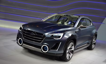 Subaru Viziv 2 Concept - vize blízké budoucnosti + ' ' + <p style="text-align: justify;">Automobilka Subaru představila v Ženevě novou studii crossoveru s hybridním pohonným systémem Viziv 2. Novinka má zážehový motor Subaru Boxer 1,6 DIT, který doplňují tři elektromotory. Viziv 2 navazuje přímo na loňský model Viziv, který však posouvá zase blíže výrobě a jsme tak o krok blíž tomu, aby se Viziv objevil i na našich silnicích.</p>
<p style="text-align: justify;">Viziv 2 stojí na podvozku s rozvorem náprav 2 730 mm a je 4 435 mm dlouhý, 1 920 mm široký a 1 530 mm vysoký. Označení Viziv je pak vysvětlováno jako umělé slovo, které vzešlo ze slovního spojení “Vision for Innovation“ (Vize pro inovace). Novinka působí dojmem, že se v automobilce snažili maximálně přiblížit sériovým modelům.</p>
<h3 style="text-align: justify;">Plug-in hybridní systém pohonu</h3>
<p style="text-align: justify;">Subaru připravil k pohonu 4,4 m dlouhého crossoveru plug-in hybridní systém označovaný jako SI-DRIVE. Jak už bylo zmíněno výše, tak jej tvoří dieselový motor typy Boxer 1,6 DIT v kombinaci s trojicí elektromotorů. Dieselový motor pracuje s automatickou převodovkou Lineartronic a elektromotorem upraveným na vysoký točivý moment.</p>
<p style="text-align: justify;">Dieselový motor slouží k pohonu kol a současně i ke generování další energie do baterií. Vůz dále pohání dva plně nezávislé elektromotory na zadních kolech.</p>
<p style="text-align: justify;">Řidič má k dispozici systém nazvaný Hybrid SI-DRIVE, jehož prostřednictvím může zvolit nastavení chování vozu podle vlastních preferencí. Toto řešení se má uplatnit i v dalším vývoji systému SI-DRIVE z dalších modelů značky Subaru.</p>
<p><iframe width="470" height="300" frameborder="0" src="//www.youtube.com/embed/_Kvk_2lazwg"></iframe></p> 