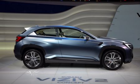 Subaru Viziv 2 Concept - vize blízké budoucnosti + ' ' + <p style="text-align: justify;">Automobilka Subaru představila v Ženevě novou studii crossoveru s hybridním pohonným systémem Viziv 2. Novinka má zážehový motor Subaru Boxer 1,6 DIT, který doplňují tři elektromotory. Viziv 2 navazuje přímo na loňský model Viziv, který však posouvá zase blíže výrobě a jsme tak o krok blíž tomu, aby se Viziv objevil i na našich silnicích.</p>
<p style="text-align: justify;">Viziv 2 stojí na podvozku s rozvorem náprav 2 730 mm a je 4 435 mm dlouhý, 1 920 mm široký a 1 530 mm vysoký. Označení Viziv je pak vysvětlováno jako umělé slovo, které vzešlo ze slovního spojení “Vision for Innovation“ (Vize pro inovace). Novinka působí dojmem, že se v automobilce snažili maximálně přiblížit sériovým modelům.</p>
<h3 style="text-align: justify;">Plug-in hybridní systém pohonu</h3>
<p style="text-align: justify;">Subaru připravil k pohonu 4,4 m dlouhého crossoveru plug-in hybridní systém označovaný jako SI-DRIVE. Jak už bylo zmíněno výše, tak jej tvoří dieselový motor typy Boxer 1,6 DIT v kombinaci s trojicí elektromotorů. Dieselový motor pracuje s automatickou převodovkou Lineartronic a elektromotorem upraveným na vysoký točivý moment.</p>
<p style="text-align: justify;">Dieselový motor slouží k pohonu kol a současně i ke generování další energie do baterií. Vůz dále pohání dva plně nezávislé elektromotory na zadních kolech.</p>
<p style="text-align: justify;">Řidič má k dispozici systém nazvaný Hybrid SI-DRIVE, jehož prostřednictvím může zvolit nastavení chování vozu podle vlastních preferencí. Toto řešení se má uplatnit i v dalším vývoji systému SI-DRIVE z dalších modelů značky Subaru.</p>
<p><iframe width="470" height="300" frameborder="0" src="//www.youtube.com/embed/_Kvk_2lazwg"></iframe></p> 