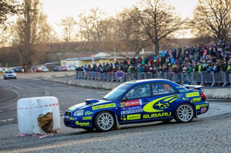 Strahov plný smyků, užili si jich Kopáček, Kačírek i Firla + ' ' + <p>&nbsp;</p>
<p style="text-align: justify;"><strong><em>Hlavním partnerem Pražského rallysprintu byla i letos společnost Subaru ČR, což bylo jedním z&nbsp;důvodů, proč na Strahově nemohl a nechtěl chybět ani tým Duck Racing Subaru ČR. Nasadil hned tři vozy, jejichž piloti Václav Kopáček, Petr Kačírek i Lumír Firla se snažili divákům předvádět zejména atraktivní jezdecké pojetí.</em></strong></p>
<p style="text-align: justify;">První prosincová sobota byla letos v&nbsp;Praze sice mrazivá, ale prosluněná, a tak měli diváci krásný pohled na šest desítek soutěžních speciálů, prohánějících se po strahovském kopci. Mezi nimi se neztratily ani tři vozy týmu <strong>Duck Racing Subaru ČR. </strong>Nejdobrodružnější chvilky zažil týmový šéf <strong>Petr Kačírek</strong>: <em>„</em><em>Jel jsem už potřetí v&nbsp;řadě s dcerou Petrou na navigátorském sedadle, premiérově ale s&nbsp;veteránem BMW 2800 CS. Ve třetí rychlostní zkoušce nám z neznámého důvodu praskl zámek u pravých dveří, které se poté za jízdy v plném tempu otevřely. Petra je duchapřítomně v levotočivé zatáčce chytila, ale přitom ji vypadl z auta rozpis... A tak jsme absolvovali zbytek erzety bez rozpisu (což naštěstí není na Strahově až zase tak velký problém), ale hlavně s pootevřenými dveřmi v&nbsp;zatáčkách (to už byl problém větší) – dveře tohoto auta jsou pochopitelně velké a těžké, takže je mladé děvče zkrátka nemá šanci udržet zavřené. Byla ale statečná a bojovala s&nbsp;problémem zdárně až do cíle, a tak jsme o dveře nepřišli. Pozlobil nás i posilovač řízení našeho veterána, který nefungoval právě v&nbsp;retardérech a ostrých zatáčkách, a tak jsem se i já trochu nadřel s&nbsp;volantem a párkrát musel i couvat. Nicméně přes tyto potíže jsme se s&nbsp;naším šestiválcem s&nbsp;třemi karburátory Weber parádně povozili a netradiční vzhled našeho vozu budil patřičnou pozornost i mezi diváky,“ </em>říká Kačírek.</p>
<p style="text-align: justify;"><strong>Václavu Kopáčkovi</strong> určila týmová strategie už před startem jako hlavní úkol důkladně s&nbsp;modrožlutým <strong>Subaru Impreza WRX STI</strong> pobavit diváky: <em>„Snažili jsme se dělat co nejhezčí smyky a raději jsme některé vytyčovací balíky slámy obkroužili i víckrát, než bylo potřeba. Doufám, že se divákům naše jízda líbila tak, jako se líbila nám. Spolujezdec Martin Popilka před startem tak trochu snil o poháru a v&nbsp;cíli jsme od něj ani nebyli tak daleko. I přes potíže s&nbsp;poloosou a také přes veselé kousky, které jsme s&nbsp;autem předváděli, nám totiž nakonec v&nbsp;cíli patřila čtvrtá příčka ve skupině N - bramborové medaile se ale tentokrát nerozdávaly,“ </em>směje se sympatický Západočech, kterého ještě čeká Mikulášská rally ve Slušovicích. &nbsp;</p>
<p style="text-align: justify;">Třetí týmovým vozem byl starší model <strong>Subaru Impreza N11</strong>, který se stejně jako Kopáčkův vůz nově oblékl do ´klasického´ modrožlutého designu. Pilotoval jej <strong>Lumír Firla</strong> a na spolujezdeckém sedadle vezl Pavla Votrubce. Zažili si společně jednu horkou chvilku, při které dokonce lehce poškodili zadní část vozu o balík slámy, nicméně zkušený pilot i tento okamžik bral s&nbsp;nadhledem a označil jej poté s&nbsp;úsměvem jen za ´takú situáci´. Soutěž se spolujezdcem bez potíží dokončili a před cílovou rampou se tak všechny tři vozy v barvách <strong>Duck Racing Subaru ČR </strong>úspěšně sešly.&nbsp;</p>
<p style="text-align: justify;">V&nbsp;týmu po Pražském rallysprintu panuje velká spokojenost, nicméně v&nbsp;zimní přestávce jej čeká velké množství práce. Vždyť sezóna 2017 už klepe na dveře. <em>„Rádi bychom všem našim příznivcům i týmovým partnerům (v čele se společností Subaru ČR) poděkovali za podporu v&nbsp;letošním roce a popřáli všem klidný a příjemný závěr roku i úspěšný vstup do roku 2017. Mne teď ještě čeká dvouhodinovka na okruhu v&nbsp;Dubaji, kterou pojedeme s&nbsp;Marcelem Kusínem ve voze Audi R8 GT3, poté už se ale i já začnu chystat na sezónu následující, která bude v&nbsp;našem podání velmi náročná, ale věřím, že i krásná,“</em> usmívá se šéf týmu Duck Racing Petr Kačírek.&nbsp;</p>
<p style="text-align: justify;"><em>&nbsp;</em>Karel Špaček, media team&nbsp;&nbsp;&nbsp;&nbsp;&nbsp;&nbsp;&nbsp;&nbsp;&nbsp;&nbsp;&nbsp;&nbsp;&nbsp;&nbsp;&nbsp;&nbsp;&nbsp;&nbsp;&nbsp;&nbsp;&nbsp;&nbsp;&nbsp;&nbsp;&nbsp;&nbsp;&nbsp;&nbsp;&nbsp;&nbsp;&nbsp;&nbsp;&nbsp;&nbsp;&nbsp;&nbsp;&nbsp;&nbsp;&nbsp;&nbsp;&nbsp;&nbsp;&nbsp;&nbsp;&nbsp;&nbsp;&nbsp;&nbsp;&nbsp;&nbsp;&nbsp;&nbsp;&nbsp;&nbsp;&nbsp;&nbsp;&nbsp;&nbsp;&nbsp;&nbsp;&nbsp;&nbsp;&nbsp;&nbsp;&nbsp;&nbsp;&nbsp;&nbsp;&nbsp;&nbsp;&nbsp;&nbsp;&nbsp;&nbsp;&nbsp; <em>Tiskový servis:&nbsp;&nbsp; </em><a href="mailto:media@subarurallyteam.info"><em>media@subarurallyteam.info</em></a></p> 