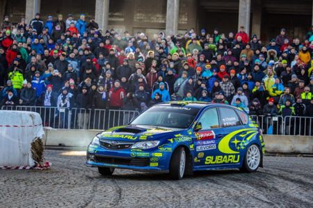 Strahov plný smyků, užili si jich Kopáček, Kačírek i Firla + ' ' + <p>&nbsp;</p>
<p style="text-align: justify;"><strong><em>Hlavním partnerem Pražského rallysprintu byla i letos společnost Subaru ČR, což bylo jedním z&nbsp;důvodů, proč na Strahově nemohl a nechtěl chybět ani tým Duck Racing Subaru ČR. Nasadil hned tři vozy, jejichž piloti Václav Kopáček, Petr Kačírek i Lumír Firla se snažili divákům předvádět zejména atraktivní jezdecké pojetí.</em></strong></p>
<p style="text-align: justify;">První prosincová sobota byla letos v&nbsp;Praze sice mrazivá, ale prosluněná, a tak měli diváci krásný pohled na šest desítek soutěžních speciálů, prohánějících se po strahovském kopci. Mezi nimi se neztratily ani tři vozy týmu <strong>Duck Racing Subaru ČR. </strong>Nejdobrodružnější chvilky zažil týmový šéf <strong>Petr Kačírek</strong>: <em>„</em><em>Jel jsem už potřetí v&nbsp;řadě s dcerou Petrou na navigátorském sedadle, premiérově ale s&nbsp;veteránem BMW 2800 CS. Ve třetí rychlostní zkoušce nám z neznámého důvodu praskl zámek u pravých dveří, které se poté za jízdy v plném tempu otevřely. Petra je duchapřítomně v levotočivé zatáčce chytila, ale přitom ji vypadl z auta rozpis... A tak jsme absolvovali zbytek erzety bez rozpisu (což naštěstí není na Strahově až zase tak velký problém), ale hlavně s pootevřenými dveřmi v&nbsp;zatáčkách (to už byl problém větší) – dveře tohoto auta jsou pochopitelně velké a těžké, takže je mladé děvče zkrátka nemá šanci udržet zavřené. Byla ale statečná a bojovala s&nbsp;problémem zdárně až do cíle, a tak jsme o dveře nepřišli. Pozlobil nás i posilovač řízení našeho veterána, který nefungoval právě v&nbsp;retardérech a ostrých zatáčkách, a tak jsem se i já trochu nadřel s&nbsp;volantem a párkrát musel i couvat. Nicméně přes tyto potíže jsme se s&nbsp;naším šestiválcem s&nbsp;třemi karburátory Weber parádně povozili a netradiční vzhled našeho vozu budil patřičnou pozornost i mezi diváky,“ </em>říká Kačírek.</p>
<p style="text-align: justify;"><strong>Václavu Kopáčkovi</strong> určila týmová strategie už před startem jako hlavní úkol důkladně s&nbsp;modrožlutým <strong>Subaru Impreza WRX STI</strong> pobavit diváky: <em>„Snažili jsme se dělat co nejhezčí smyky a raději jsme některé vytyčovací balíky slámy obkroužili i víckrát, než bylo potřeba. Doufám, že se divákům naše jízda líbila tak, jako se líbila nám. Spolujezdec Martin Popilka před startem tak trochu snil o poháru a v&nbsp;cíli jsme od něj ani nebyli tak daleko. I přes potíže s&nbsp;poloosou a také přes veselé kousky, které jsme s&nbsp;autem předváděli, nám totiž nakonec v&nbsp;cíli patřila čtvrtá příčka ve skupině N - bramborové medaile se ale tentokrát nerozdávaly,“ </em>směje se sympatický Západočech, kterého ještě čeká Mikulášská rally ve Slušovicích. &nbsp;</p>
<p style="text-align: justify;">Třetí týmovým vozem byl starší model <strong>Subaru Impreza N11</strong>, který se stejně jako Kopáčkův vůz nově oblékl do ´klasického´ modrožlutého designu. Pilotoval jej <strong>Lumír Firla</strong> a na spolujezdeckém sedadle vezl Pavla Votrubce. Zažili si společně jednu horkou chvilku, při které dokonce lehce poškodili zadní část vozu o balík slámy, nicméně zkušený pilot i tento okamžik bral s&nbsp;nadhledem a označil jej poté s&nbsp;úsměvem jen za ´takú situáci´. Soutěž se spolujezdcem bez potíží dokončili a před cílovou rampou se tak všechny tři vozy v barvách <strong>Duck Racing Subaru ČR </strong>úspěšně sešly.&nbsp;</p>
<p style="text-align: justify;">V&nbsp;týmu po Pražském rallysprintu panuje velká spokojenost, nicméně v&nbsp;zimní přestávce jej čeká velké množství práce. Vždyť sezóna 2017 už klepe na dveře. <em>„Rádi bychom všem našim příznivcům i týmovým partnerům (v čele se společností Subaru ČR) poděkovali za podporu v&nbsp;letošním roce a popřáli všem klidný a příjemný závěr roku i úspěšný vstup do roku 2017. Mne teď ještě čeká dvouhodinovka na okruhu v&nbsp;Dubaji, kterou pojedeme s&nbsp;Marcelem Kusínem ve voze Audi R8 GT3, poté už se ale i já začnu chystat na sezónu následující, která bude v&nbsp;našem podání velmi náročná, ale věřím, že i krásná,“</em> usmívá se šéf týmu Duck Racing Petr Kačírek.&nbsp;</p>
<p style="text-align: justify;"><em>&nbsp;</em>Karel Špaček, media team&nbsp;&nbsp;&nbsp;&nbsp;&nbsp;&nbsp;&nbsp;&nbsp;&nbsp;&nbsp;&nbsp;&nbsp;&nbsp;&nbsp;&nbsp;&nbsp;&nbsp;&nbsp;&nbsp;&nbsp;&nbsp;&nbsp;&nbsp;&nbsp;&nbsp;&nbsp;&nbsp;&nbsp;&nbsp;&nbsp;&nbsp;&nbsp;&nbsp;&nbsp;&nbsp;&nbsp;&nbsp;&nbsp;&nbsp;&nbsp;&nbsp;&nbsp;&nbsp;&nbsp;&nbsp;&nbsp;&nbsp;&nbsp;&nbsp;&nbsp;&nbsp;&nbsp;&nbsp;&nbsp;&nbsp;&nbsp;&nbsp;&nbsp;&nbsp;&nbsp;&nbsp;&nbsp;&nbsp;&nbsp;&nbsp;&nbsp;&nbsp;&nbsp;&nbsp;&nbsp;&nbsp;&nbsp;&nbsp;&nbsp;&nbsp; <em>Tiskový servis:&nbsp;&nbsp; </em><a href="mailto:media@subarurallyteam.info"><em>media@subarurallyteam.info</em></a></p> 