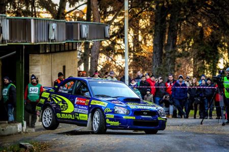 Strahov plný smyků, užili si jich Kopáček, Kačírek i Firla + ' ' + <p>&nbsp;</p>
<p style="text-align: justify;"><strong><em>Hlavním partnerem Pražského rallysprintu byla i letos společnost Subaru ČR, což bylo jedním z&nbsp;důvodů, proč na Strahově nemohl a nechtěl chybět ani tým Duck Racing Subaru ČR. Nasadil hned tři vozy, jejichž piloti Václav Kopáček, Petr Kačírek i Lumír Firla se snažili divákům předvádět zejména atraktivní jezdecké pojetí.</em></strong></p>
<p style="text-align: justify;">První prosincová sobota byla letos v&nbsp;Praze sice mrazivá, ale prosluněná, a tak měli diváci krásný pohled na šest desítek soutěžních speciálů, prohánějících se po strahovském kopci. Mezi nimi se neztratily ani tři vozy týmu <strong>Duck Racing Subaru ČR. </strong>Nejdobrodružnější chvilky zažil týmový šéf <strong>Petr Kačírek</strong>: <em>„</em><em>Jel jsem už potřetí v&nbsp;řadě s dcerou Petrou na navigátorském sedadle, premiérově ale s&nbsp;veteránem BMW 2800 CS. Ve třetí rychlostní zkoušce nám z neznámého důvodu praskl zámek u pravých dveří, které se poté za jízdy v plném tempu otevřely. Petra je duchapřítomně v levotočivé zatáčce chytila, ale přitom ji vypadl z auta rozpis... A tak jsme absolvovali zbytek erzety bez rozpisu (což naštěstí není na Strahově až zase tak velký problém), ale hlavně s pootevřenými dveřmi v&nbsp;zatáčkách (to už byl problém větší) – dveře tohoto auta jsou pochopitelně velké a těžké, takže je mladé děvče zkrátka nemá šanci udržet zavřené. Byla ale statečná a bojovala s&nbsp;problémem zdárně až do cíle, a tak jsme o dveře nepřišli. Pozlobil nás i posilovač řízení našeho veterána, který nefungoval právě v&nbsp;retardérech a ostrých zatáčkách, a tak jsem se i já trochu nadřel s&nbsp;volantem a párkrát musel i couvat. Nicméně přes tyto potíže jsme se s&nbsp;naším šestiválcem s&nbsp;třemi karburátory Weber parádně povozili a netradiční vzhled našeho vozu budil patřičnou pozornost i mezi diváky,“ </em>říká Kačírek.</p>
<p style="text-align: justify;"><strong>Václavu Kopáčkovi</strong> určila týmová strategie už před startem jako hlavní úkol důkladně s&nbsp;modrožlutým <strong>Subaru Impreza WRX STI</strong> pobavit diváky: <em>„Snažili jsme se dělat co nejhezčí smyky a raději jsme některé vytyčovací balíky slámy obkroužili i víckrát, než bylo potřeba. Doufám, že se divákům naše jízda líbila tak, jako se líbila nám. Spolujezdec Martin Popilka před startem tak trochu snil o poháru a v&nbsp;cíli jsme od něj ani nebyli tak daleko. I přes potíže s&nbsp;poloosou a také přes veselé kousky, které jsme s&nbsp;autem předváděli, nám totiž nakonec v&nbsp;cíli patřila čtvrtá příčka ve skupině N - bramborové medaile se ale tentokrát nerozdávaly,“ </em>směje se sympatický Západočech, kterého ještě čeká Mikulášská rally ve Slušovicích. &nbsp;</p>
<p style="text-align: justify;">Třetí týmovým vozem byl starší model <strong>Subaru Impreza N11</strong>, který se stejně jako Kopáčkův vůz nově oblékl do ´klasického´ modrožlutého designu. Pilotoval jej <strong>Lumír Firla</strong> a na spolujezdeckém sedadle vezl Pavla Votrubce. Zažili si společně jednu horkou chvilku, při které dokonce lehce poškodili zadní část vozu o balík slámy, nicméně zkušený pilot i tento okamžik bral s&nbsp;nadhledem a označil jej poté s&nbsp;úsměvem jen za ´takú situáci´. Soutěž se spolujezdcem bez potíží dokončili a před cílovou rampou se tak všechny tři vozy v barvách <strong>Duck Racing Subaru ČR </strong>úspěšně sešly.&nbsp;</p>
<p style="text-align: justify;">V&nbsp;týmu po Pražském rallysprintu panuje velká spokojenost, nicméně v&nbsp;zimní přestávce jej čeká velké množství práce. Vždyť sezóna 2017 už klepe na dveře. <em>„Rádi bychom všem našim příznivcům i týmovým partnerům (v čele se společností Subaru ČR) poděkovali za podporu v&nbsp;letošním roce a popřáli všem klidný a příjemný závěr roku i úspěšný vstup do roku 2017. Mne teď ještě čeká dvouhodinovka na okruhu v&nbsp;Dubaji, kterou pojedeme s&nbsp;Marcelem Kusínem ve voze Audi R8 GT3, poté už se ale i já začnu chystat na sezónu následující, která bude v&nbsp;našem podání velmi náročná, ale věřím, že i krásná,“</em> usmívá se šéf týmu Duck Racing Petr Kačírek.&nbsp;</p>
<p style="text-align: justify;"><em>&nbsp;</em>Karel Špaček, media team&nbsp;&nbsp;&nbsp;&nbsp;&nbsp;&nbsp;&nbsp;&nbsp;&nbsp;&nbsp;&nbsp;&nbsp;&nbsp;&nbsp;&nbsp;&nbsp;&nbsp;&nbsp;&nbsp;&nbsp;&nbsp;&nbsp;&nbsp;&nbsp;&nbsp;&nbsp;&nbsp;&nbsp;&nbsp;&nbsp;&nbsp;&nbsp;&nbsp;&nbsp;&nbsp;&nbsp;&nbsp;&nbsp;&nbsp;&nbsp;&nbsp;&nbsp;&nbsp;&nbsp;&nbsp;&nbsp;&nbsp;&nbsp;&nbsp;&nbsp;&nbsp;&nbsp;&nbsp;&nbsp;&nbsp;&nbsp;&nbsp;&nbsp;&nbsp;&nbsp;&nbsp;&nbsp;&nbsp;&nbsp;&nbsp;&nbsp;&nbsp;&nbsp;&nbsp;&nbsp;&nbsp;&nbsp;&nbsp;&nbsp;&nbsp; <em>Tiskový servis:&nbsp;&nbsp; </em><a href="mailto:media@subarurallyteam.info"><em>media@subarurallyteam.info</em></a></p> 