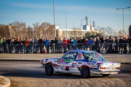 Strahov plný smyků, užili si jich Kopáček, Kačírek i Firla + ' ' + <p>&nbsp;</p>
<p style="text-align: justify;"><strong><em>Hlavním partnerem Pražského rallysprintu byla i letos společnost Subaru ČR, což bylo jedním z&nbsp;důvodů, proč na Strahově nemohl a nechtěl chybět ani tým Duck Racing Subaru ČR. Nasadil hned tři vozy, jejichž piloti Václav Kopáček, Petr Kačírek i Lumír Firla se snažili divákům předvádět zejména atraktivní jezdecké pojetí.</em></strong></p>
<p style="text-align: justify;">První prosincová sobota byla letos v&nbsp;Praze sice mrazivá, ale prosluněná, a tak měli diváci krásný pohled na šest desítek soutěžních speciálů, prohánějících se po strahovském kopci. Mezi nimi se neztratily ani tři vozy týmu <strong>Duck Racing Subaru ČR. </strong>Nejdobrodružnější chvilky zažil týmový šéf <strong>Petr Kačírek</strong>: <em>„</em><em>Jel jsem už potřetí v&nbsp;řadě s dcerou Petrou na navigátorském sedadle, premiérově ale s&nbsp;veteránem BMW 2800 CS. Ve třetí rychlostní zkoušce nám z neznámého důvodu praskl zámek u pravých dveří, které se poté za jízdy v plném tempu otevřely. Petra je duchapřítomně v levotočivé zatáčce chytila, ale přitom ji vypadl z auta rozpis... A tak jsme absolvovali zbytek erzety bez rozpisu (což naštěstí není na Strahově až zase tak velký problém), ale hlavně s pootevřenými dveřmi v&nbsp;zatáčkách (to už byl problém větší) – dveře tohoto auta jsou pochopitelně velké a těžké, takže je mladé děvče zkrátka nemá šanci udržet zavřené. Byla ale statečná a bojovala s&nbsp;problémem zdárně až do cíle, a tak jsme o dveře nepřišli. Pozlobil nás i posilovač řízení našeho veterána, který nefungoval právě v&nbsp;retardérech a ostrých zatáčkách, a tak jsem se i já trochu nadřel s&nbsp;volantem a párkrát musel i couvat. Nicméně přes tyto potíže jsme se s&nbsp;naším šestiválcem s&nbsp;třemi karburátory Weber parádně povozili a netradiční vzhled našeho vozu budil patřičnou pozornost i mezi diváky,“ </em>říká Kačírek.</p>
<p style="text-align: justify;"><strong>Václavu Kopáčkovi</strong> určila týmová strategie už před startem jako hlavní úkol důkladně s&nbsp;modrožlutým <strong>Subaru Impreza WRX STI</strong> pobavit diváky: <em>„Snažili jsme se dělat co nejhezčí smyky a raději jsme některé vytyčovací balíky slámy obkroužili i víckrát, než bylo potřeba. Doufám, že se divákům naše jízda líbila tak, jako se líbila nám. Spolujezdec Martin Popilka před startem tak trochu snil o poháru a v&nbsp;cíli jsme od něj ani nebyli tak daleko. I přes potíže s&nbsp;poloosou a také přes veselé kousky, které jsme s&nbsp;autem předváděli, nám totiž nakonec v&nbsp;cíli patřila čtvrtá příčka ve skupině N - bramborové medaile se ale tentokrát nerozdávaly,“ </em>směje se sympatický Západočech, kterého ještě čeká Mikulášská rally ve Slušovicích. &nbsp;</p>
<p style="text-align: justify;">Třetí týmovým vozem byl starší model <strong>Subaru Impreza N11</strong>, který se stejně jako Kopáčkův vůz nově oblékl do ´klasického´ modrožlutého designu. Pilotoval jej <strong>Lumír Firla</strong> a na spolujezdeckém sedadle vezl Pavla Votrubce. Zažili si společně jednu horkou chvilku, při které dokonce lehce poškodili zadní část vozu o balík slámy, nicméně zkušený pilot i tento okamžik bral s&nbsp;nadhledem a označil jej poté s&nbsp;úsměvem jen za ´takú situáci´. Soutěž se spolujezdcem bez potíží dokončili a před cílovou rampou se tak všechny tři vozy v barvách <strong>Duck Racing Subaru ČR </strong>úspěšně sešly.&nbsp;</p>
<p style="text-align: justify;">V&nbsp;týmu po Pražském rallysprintu panuje velká spokojenost, nicméně v&nbsp;zimní přestávce jej čeká velké množství práce. Vždyť sezóna 2017 už klepe na dveře. <em>„Rádi bychom všem našim příznivcům i týmovým partnerům (v čele se společností Subaru ČR) poděkovali za podporu v&nbsp;letošním roce a popřáli všem klidný a příjemný závěr roku i úspěšný vstup do roku 2017. Mne teď ještě čeká dvouhodinovka na okruhu v&nbsp;Dubaji, kterou pojedeme s&nbsp;Marcelem Kusínem ve voze Audi R8 GT3, poté už se ale i já začnu chystat na sezónu následující, která bude v&nbsp;našem podání velmi náročná, ale věřím, že i krásná,“</em> usmívá se šéf týmu Duck Racing Petr Kačírek.&nbsp;</p>
<p style="text-align: justify;"><em>&nbsp;</em>Karel Špaček, media team&nbsp;&nbsp;&nbsp;&nbsp;&nbsp;&nbsp;&nbsp;&nbsp;&nbsp;&nbsp;&nbsp;&nbsp;&nbsp;&nbsp;&nbsp;&nbsp;&nbsp;&nbsp;&nbsp;&nbsp;&nbsp;&nbsp;&nbsp;&nbsp;&nbsp;&nbsp;&nbsp;&nbsp;&nbsp;&nbsp;&nbsp;&nbsp;&nbsp;&nbsp;&nbsp;&nbsp;&nbsp;&nbsp;&nbsp;&nbsp;&nbsp;&nbsp;&nbsp;&nbsp;&nbsp;&nbsp;&nbsp;&nbsp;&nbsp;&nbsp;&nbsp;&nbsp;&nbsp;&nbsp;&nbsp;&nbsp;&nbsp;&nbsp;&nbsp;&nbsp;&nbsp;&nbsp;&nbsp;&nbsp;&nbsp;&nbsp;&nbsp;&nbsp;&nbsp;&nbsp;&nbsp;&nbsp;&nbsp;&nbsp;&nbsp; <em>Tiskový servis:&nbsp;&nbsp; </em><a href="mailto:media@subarurallyteam.info"><em>media@subarurallyteam.info</em></a></p> 