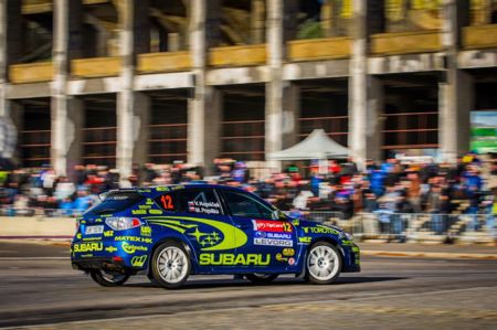 Strahov plný smyků, užili si jich Kopáček, Kačírek i Firla + ' ' + <p>&nbsp;</p>
<p style="text-align: justify;"><strong><em>Hlavním partnerem Pražského rallysprintu byla i letos společnost Subaru ČR, což bylo jedním z&nbsp;důvodů, proč na Strahově nemohl a nechtěl chybět ani tým Duck Racing Subaru ČR. Nasadil hned tři vozy, jejichž piloti Václav Kopáček, Petr Kačírek i Lumír Firla se snažili divákům předvádět zejména atraktivní jezdecké pojetí.</em></strong></p>
<p style="text-align: justify;">První prosincová sobota byla letos v&nbsp;Praze sice mrazivá, ale prosluněná, a tak měli diváci krásný pohled na šest desítek soutěžních speciálů, prohánějících se po strahovském kopci. Mezi nimi se neztratily ani tři vozy týmu <strong>Duck Racing Subaru ČR. </strong>Nejdobrodružnější chvilky zažil týmový šéf <strong>Petr Kačírek</strong>: <em>„</em><em>Jel jsem už potřetí v&nbsp;řadě s dcerou Petrou na navigátorském sedadle, premiérově ale s&nbsp;veteránem BMW 2800 CS. Ve třetí rychlostní zkoušce nám z neznámého důvodu praskl zámek u pravých dveří, které se poté za jízdy v plném tempu otevřely. Petra je duchapřítomně v levotočivé zatáčce chytila, ale přitom ji vypadl z auta rozpis... A tak jsme absolvovali zbytek erzety bez rozpisu (což naštěstí není na Strahově až zase tak velký problém), ale hlavně s pootevřenými dveřmi v&nbsp;zatáčkách (to už byl problém větší) – dveře tohoto auta jsou pochopitelně velké a těžké, takže je mladé děvče zkrátka nemá šanci udržet zavřené. Byla ale statečná a bojovala s&nbsp;problémem zdárně až do cíle, a tak jsme o dveře nepřišli. Pozlobil nás i posilovač řízení našeho veterána, který nefungoval právě v&nbsp;retardérech a ostrých zatáčkách, a tak jsem se i já trochu nadřel s&nbsp;volantem a párkrát musel i couvat. Nicméně přes tyto potíže jsme se s&nbsp;naším šestiválcem s&nbsp;třemi karburátory Weber parádně povozili a netradiční vzhled našeho vozu budil patřičnou pozornost i mezi diváky,“ </em>říká Kačírek.</p>
<p style="text-align: justify;"><strong>Václavu Kopáčkovi</strong> určila týmová strategie už před startem jako hlavní úkol důkladně s&nbsp;modrožlutým <strong>Subaru Impreza WRX STI</strong> pobavit diváky: <em>„Snažili jsme se dělat co nejhezčí smyky a raději jsme některé vytyčovací balíky slámy obkroužili i víckrát, než bylo potřeba. Doufám, že se divákům naše jízda líbila tak, jako se líbila nám. Spolujezdec Martin Popilka před startem tak trochu snil o poháru a v&nbsp;cíli jsme od něj ani nebyli tak daleko. I přes potíže s&nbsp;poloosou a také přes veselé kousky, které jsme s&nbsp;autem předváděli, nám totiž nakonec v&nbsp;cíli patřila čtvrtá příčka ve skupině N - bramborové medaile se ale tentokrát nerozdávaly,“ </em>směje se sympatický Západočech, kterého ještě čeká Mikulášská rally ve Slušovicích. &nbsp;</p>
<p style="text-align: justify;">Třetí týmovým vozem byl starší model <strong>Subaru Impreza N11</strong>, který se stejně jako Kopáčkův vůz nově oblékl do ´klasického´ modrožlutého designu. Pilotoval jej <strong>Lumír Firla</strong> a na spolujezdeckém sedadle vezl Pavla Votrubce. Zažili si společně jednu horkou chvilku, při které dokonce lehce poškodili zadní část vozu o balík slámy, nicméně zkušený pilot i tento okamžik bral s&nbsp;nadhledem a označil jej poté s&nbsp;úsměvem jen za ´takú situáci´. Soutěž se spolujezdcem bez potíží dokončili a před cílovou rampou se tak všechny tři vozy v barvách <strong>Duck Racing Subaru ČR </strong>úspěšně sešly.&nbsp;</p>
<p style="text-align: justify;">V&nbsp;týmu po Pražském rallysprintu panuje velká spokojenost, nicméně v&nbsp;zimní přestávce jej čeká velké množství práce. Vždyť sezóna 2017 už klepe na dveře. <em>„Rádi bychom všem našim příznivcům i týmovým partnerům (v čele se společností Subaru ČR) poděkovali za podporu v&nbsp;letošním roce a popřáli všem klidný a příjemný závěr roku i úspěšný vstup do roku 2017. Mne teď ještě čeká dvouhodinovka na okruhu v&nbsp;Dubaji, kterou pojedeme s&nbsp;Marcelem Kusínem ve voze Audi R8 GT3, poté už se ale i já začnu chystat na sezónu následující, která bude v&nbsp;našem podání velmi náročná, ale věřím, že i krásná,“</em> usmívá se šéf týmu Duck Racing Petr Kačírek.&nbsp;</p>
<p style="text-align: justify;"><em>&nbsp;</em>Karel Špaček, media team&nbsp;&nbsp;&nbsp;&nbsp;&nbsp;&nbsp;&nbsp;&nbsp;&nbsp;&nbsp;&nbsp;&nbsp;&nbsp;&nbsp;&nbsp;&nbsp;&nbsp;&nbsp;&nbsp;&nbsp;&nbsp;&nbsp;&nbsp;&nbsp;&nbsp;&nbsp;&nbsp;&nbsp;&nbsp;&nbsp;&nbsp;&nbsp;&nbsp;&nbsp;&nbsp;&nbsp;&nbsp;&nbsp;&nbsp;&nbsp;&nbsp;&nbsp;&nbsp;&nbsp;&nbsp;&nbsp;&nbsp;&nbsp;&nbsp;&nbsp;&nbsp;&nbsp;&nbsp;&nbsp;&nbsp;&nbsp;&nbsp;&nbsp;&nbsp;&nbsp;&nbsp;&nbsp;&nbsp;&nbsp;&nbsp;&nbsp;&nbsp;&nbsp;&nbsp;&nbsp;&nbsp;&nbsp;&nbsp;&nbsp;&nbsp; <em>Tiskový servis:&nbsp;&nbsp; </em><a href="mailto:media@subarurallyteam.info"><em>media@subarurallyteam.info</em></a></p> 