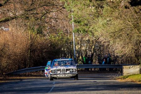 Strahov plný smyků, užili si jich Kopáček, Kačírek i Firla + ' ' + <p>&nbsp;</p>
<p style="text-align: justify;"><strong><em>Hlavním partnerem Pražského rallysprintu byla i letos společnost Subaru ČR, což bylo jedním z&nbsp;důvodů, proč na Strahově nemohl a nechtěl chybět ani tým Duck Racing Subaru ČR. Nasadil hned tři vozy, jejichž piloti Václav Kopáček, Petr Kačírek i Lumír Firla se snažili divákům předvádět zejména atraktivní jezdecké pojetí.</em></strong></p>
<p style="text-align: justify;">První prosincová sobota byla letos v&nbsp;Praze sice mrazivá, ale prosluněná, a tak měli diváci krásný pohled na šest desítek soutěžních speciálů, prohánějících se po strahovském kopci. Mezi nimi se neztratily ani tři vozy týmu <strong>Duck Racing Subaru ČR. </strong>Nejdobrodružnější chvilky zažil týmový šéf <strong>Petr Kačírek</strong>: <em>„</em><em>Jel jsem už potřetí v&nbsp;řadě s dcerou Petrou na navigátorském sedadle, premiérově ale s&nbsp;veteránem BMW 2800 CS. Ve třetí rychlostní zkoušce nám z neznámého důvodu praskl zámek u pravých dveří, které se poté za jízdy v plném tempu otevřely. Petra je duchapřítomně v levotočivé zatáčce chytila, ale přitom ji vypadl z auta rozpis... A tak jsme absolvovali zbytek erzety bez rozpisu (což naštěstí není na Strahově až zase tak velký problém), ale hlavně s pootevřenými dveřmi v&nbsp;zatáčkách (to už byl problém větší) – dveře tohoto auta jsou pochopitelně velké a těžké, takže je mladé děvče zkrátka nemá šanci udržet zavřené. Byla ale statečná a bojovala s&nbsp;problémem zdárně až do cíle, a tak jsme o dveře nepřišli. Pozlobil nás i posilovač řízení našeho veterána, který nefungoval právě v&nbsp;retardérech a ostrých zatáčkách, a tak jsem se i já trochu nadřel s&nbsp;volantem a párkrát musel i couvat. Nicméně přes tyto potíže jsme se s&nbsp;naším šestiválcem s&nbsp;třemi karburátory Weber parádně povozili a netradiční vzhled našeho vozu budil patřičnou pozornost i mezi diváky,“ </em>říká Kačírek.</p>
<p style="text-align: justify;"><strong>Václavu Kopáčkovi</strong> určila týmová strategie už před startem jako hlavní úkol důkladně s&nbsp;modrožlutým <strong>Subaru Impreza WRX STI</strong> pobavit diváky: <em>„Snažili jsme se dělat co nejhezčí smyky a raději jsme některé vytyčovací balíky slámy obkroužili i víckrát, než bylo potřeba. Doufám, že se divákům naše jízda líbila tak, jako se líbila nám. Spolujezdec Martin Popilka před startem tak trochu snil o poháru a v&nbsp;cíli jsme od něj ani nebyli tak daleko. I přes potíže s&nbsp;poloosou a také přes veselé kousky, které jsme s&nbsp;autem předváděli, nám totiž nakonec v&nbsp;cíli patřila čtvrtá příčka ve skupině N - bramborové medaile se ale tentokrát nerozdávaly,“ </em>směje se sympatický Západočech, kterého ještě čeká Mikulášská rally ve Slušovicích. &nbsp;</p>
<p style="text-align: justify;">Třetí týmovým vozem byl starší model <strong>Subaru Impreza N11</strong>, který se stejně jako Kopáčkův vůz nově oblékl do ´klasického´ modrožlutého designu. Pilotoval jej <strong>Lumír Firla</strong> a na spolujezdeckém sedadle vezl Pavla Votrubce. Zažili si společně jednu horkou chvilku, při které dokonce lehce poškodili zadní část vozu o balík slámy, nicméně zkušený pilot i tento okamžik bral s&nbsp;nadhledem a označil jej poté s&nbsp;úsměvem jen za ´takú situáci´. Soutěž se spolujezdcem bez potíží dokončili a před cílovou rampou se tak všechny tři vozy v barvách <strong>Duck Racing Subaru ČR </strong>úspěšně sešly.&nbsp;</p>
<p style="text-align: justify;">V&nbsp;týmu po Pražském rallysprintu panuje velká spokojenost, nicméně v&nbsp;zimní přestávce jej čeká velké množství práce. Vždyť sezóna 2017 už klepe na dveře. <em>„Rádi bychom všem našim příznivcům i týmovým partnerům (v čele se společností Subaru ČR) poděkovali za podporu v&nbsp;letošním roce a popřáli všem klidný a příjemný závěr roku i úspěšný vstup do roku 2017. Mne teď ještě čeká dvouhodinovka na okruhu v&nbsp;Dubaji, kterou pojedeme s&nbsp;Marcelem Kusínem ve voze Audi R8 GT3, poté už se ale i já začnu chystat na sezónu následující, která bude v&nbsp;našem podání velmi náročná, ale věřím, že i krásná,“</em> usmívá se šéf týmu Duck Racing Petr Kačírek.&nbsp;</p>
<p style="text-align: justify;"><em>&nbsp;</em>Karel Špaček, media team&nbsp;&nbsp;&nbsp;&nbsp;&nbsp;&nbsp;&nbsp;&nbsp;&nbsp;&nbsp;&nbsp;&nbsp;&nbsp;&nbsp;&nbsp;&nbsp;&nbsp;&nbsp;&nbsp;&nbsp;&nbsp;&nbsp;&nbsp;&nbsp;&nbsp;&nbsp;&nbsp;&nbsp;&nbsp;&nbsp;&nbsp;&nbsp;&nbsp;&nbsp;&nbsp;&nbsp;&nbsp;&nbsp;&nbsp;&nbsp;&nbsp;&nbsp;&nbsp;&nbsp;&nbsp;&nbsp;&nbsp;&nbsp;&nbsp;&nbsp;&nbsp;&nbsp;&nbsp;&nbsp;&nbsp;&nbsp;&nbsp;&nbsp;&nbsp;&nbsp;&nbsp;&nbsp;&nbsp;&nbsp;&nbsp;&nbsp;&nbsp;&nbsp;&nbsp;&nbsp;&nbsp;&nbsp;&nbsp;&nbsp;&nbsp; <em>Tiskový servis:&nbsp;&nbsp; </em><a href="mailto:media@subarurallyteam.info"><em>media@subarurallyteam.info</em></a></p> 