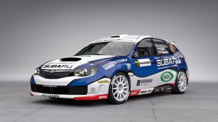 ŠTAJF PŘEDSTAVÍ NA ŠUMAVĚ NOVÝ DESIGN + ' ' + <p><strong>Po úspěšně zvládnutém slavonickém sprintu se Subaru Czech Duck Racing Team chystá na náročnou Rallye Šumava Klatovy, která je nejstarší domácí automobilovou soutěži. Posádka Vojtěch Štajf – František Rajnoha poveze na modrobílém Subaru Impreza WRX STI startovní číslo 6 a na trať vyrazí jako první z vozů své kategorie.</strong></p>
<p>&nbsp;Nová domácí soutěžácká sezóna začala naplno už i pro&nbsp;<strong>Subaru Czech Duck Racing Team.&nbsp;</strong>Po úvodních startech na zahraničních kolbištích se pro něj rozjíždí také série domácích podniků. Už zasněžený sprint s centrem ve Slavonicích přinesl&nbsp;<strong>Vojtěchu Štajfovi a Františku Rajnohovi</strong>při společné premiéře prvenství ve své třídě a zejména spoustu zkušeností, kdy si pocvičili souhru ve voze. Výsledek sice tentokrát nebyl nejdůležitějším cílem, přesto ale konečná šestá příčka v absolutním pořadí i některé velmi kvalitní jednotlivé časy dodaly do týmu další energii a optimismus. Nové síly určitě přinese i zajímavý design hatchbacku&nbsp;<strong>Subaru Impreza WRX STI</strong>, který se premiérově představí na nadcházející Rallye Šumava Klatovy. Západočeská soutěž slaví už svůj osmačtyřicátý ročník a zejména její sobotní etapa bude letos zřejmě velmi náročná.</p>
<p>„Na trati je znát, že zima skončila nedávno a mnohde leží ještě zbytky zimního posypu,“ popisuje pražský jezdec. „I s&nbsp;ohledem na to, že před námi tentokrát startuje celé pole soutěže historických vozů, bude zřejmě dosti složité odhadovat v&nbsp;těchto podmínkách vyjetou stopu. Navíc se postupně kazí počasí a pokud budou rychlostní zkoušky mokré, budou klouzat samozřejmě ještě víc. Čeká nás skutečně velmi náročná soutěž, přibylo protikatovacích zábran v&nbsp;zatáčkách, a tak bude potřeba jet sice rychle, ale bezchybně. Důležitý bude i velmi přesný rozpis. Mně osobně se na Šumavě často dařilo, nezapomínám ale ani na svou zdejší havárii i některé další nepříjemné momenty. Samozřejmě bych rád navázal na úspěšné účasti, s&nbsp;Františkem jsme se již docela dobře sehráli a myslím, že i kilometry odjeté na Vrchovině by se nám měly teď hodit.</p>
<p>Naším cílem bude zejména uspět v&nbsp;konkurenci naší třídy 3, ve které bychom letos rádi bojovali i o titul. Sice jsme první soutěž Mezinárodního mistrovství ČR vynechali, ale protože se ze sedmi podniků dva výsledky škrtají, máme ještě šanci. Samozřejmě důležité bude právě Šumavu dojet a odvézt domů co největší bodový příděl. Sice tentokrát někteří soupeři chybí, ale my se moc těšíme na souboje zejména s&nbsp;naším tradičním rivalem Karlem Trojanem, pro kterého je to soutěž domácí a který tady před lety dokonce absolutně vyhrál,“ uzavírá Štajf. Také jeho spolujezdec František Rajnoha má za sebou několik klatovských startů, ale i na něj čekají novinky: „S Vojtou pojedeme první společnou dvoudenní soutěž, navíc v Klatovech letos poprvé pojedu se Subaru Impreza. Moc se těším a zároveň jsem hodně zvědavý, jak nám to půjde.“ Dodejme ještě, že Rallye Šumava Klatovy začíná pátečním slavnostním startem po šestnácté hodině a také to, že posádka Štajf – Rajnoha poveze na voze startovní číslo 6.</p>
<p>Karel Špaček, media team</p> 