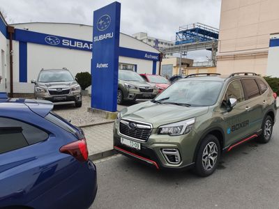 Pozvání do našeho autosalonu Forester e-Boxer + ' ' + Rádi bychom Vás pozvali do našeho autosalonu na představení modelu SUBARU Forester MY20. Jedná se o novou generaci vozu - v pořadí již 5. <div>Forester je po Impreze a XV další model postavený na nové <b>globální platformě Subaru</b>, která významně zvyšuje pevnost a tuhost karoserie i podvozku.  Technologie Subaru EyeSight je pro <b>komplexní bezpečnost</b> součástí standartní výbavy každého nového Subaru Forester. Velkou novinkou je použití nového systému pohonu <b>e-Boxer.</b></div><div><u>Forester je tak první elektrifikované Subaru v Evropě.</u></div> 