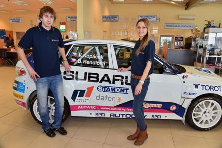 Svěží krev pro Subaru: Štajfa nahrazuje Václav Kopáček + ' ' + <p><strong><em>Už jedenáct sezón trvá zdárné angažmá společnosti Subaru ČR na poli českého rallysportu. Modrobílé barvy za tu dobu posbíraly celou řadu úspěchů završenou titulem domácího šampióna produkčních vozů a pak i stříbrem v&nbsp;kategorii ERC-2 evropského šampionátu. Ve všech případech byl za volantem Vojtěch Štajf, který byl s&nbsp;touto značkou téměř neodmyslitelně spojen. Teď dostává šanci navázat na tyto úspěchy nový muž -&nbsp; Václav Kopáček.&nbsp;</em></strong></p>
<p>Když v prosinci 2004 podepsal <strong>Vojtěch Štajf</strong> první smlouvu se společností <strong>Subaru ČR</strong>, ani jedna ze stran tehdy nečekala, že jejich vzájemná spolupráce bude tak dlouhá a že společně zažijí tolik dobrého. Premiérovým společným úspěchem bylo celkové prvenství na Rallye Bohemia 2005, o rok později pak přišel Štajfův titul absolutního vicemistra republiky za velezkušeným Pechem. Celkem za jedenáct sezón Štajf se soudobým Subaru absolvoval 104 závodů, přičemž 68 z&nbsp;nich bylo v&nbsp;rámci dvoudenního českého šampionátu, kde skoro vždy byl nejrychlejším pilotem vozu této značky. Zbylých 36 startů připadlo jednak na menší domácí soutěže (včetně Pražského rallysprintu, dlouhodobě podporovaného značkou Subaru), za druhé potom na významné zahraniční podniky.</p>
<p>Mezi nimi vynikají zejména dvě úspěšná absolvování slavné Rallye Monte Carlo v&nbsp;letech 2010 a 2011 (okořeněná v&nbsp;obou případech stříbrnou příčkou mezi produkčními vozy), ale i dva starty na obtížné a mrazivé Arctic Lapland Rally ve Finsku. Vrcholem propojení Vojtěcha Štajfa se značkou Subaru se staly uplynulé tři závodní sezóny. Nejprve pražský jezdec dobyl v&nbsp;roce 2013 titul domácího šampióna produkčních vozů, aby se poté přesunul na zahraniční kolbiště. Rok 2014 byl ve znamení startů v&nbsp;European Rally Trophy a v zónovém mistrovství střední Evropy, kde mu v&nbsp;absolutním pořadí patřila třetí, resp. druhá příčka, v&nbsp;sezóně 2015 došlo na nejprestižnější kontinentální šampionát, tedy Mistrovství Evropy. V&nbsp;něm bojoval Štajf až do poslední rychlostní zkoušky poslední soutěže o titul v&nbsp;klasifikaci ERC-2, vyhrazené pro produkční vozy. Nakonec z&nbsp;toho byla konečná druhá příčka pro Štajfa i pro tým, úspěšná sezóna nicméně dovedla k&nbsp;titulu evropského šampióna spolujezdce Františka Rajnohu. A co bude dál?</p>
<p><em>&nbsp;„Musím přiznat, že mne samotného ona dlouhá bilance startů se Subaru až zaskočila,“</em> zamýšlí se Vojtěch Štajf a pokračuje: <em>„Je z&nbsp;ní v&nbsp;každém případě vidět, že zejména na domácích tratích už nemám příliš prostoru k&nbsp;posunu kupředu. S&nbsp;produkčním Subaru jsem u nás všechny soutěže absolvoval opravdu mnohokrát a jedním z&nbsp;hlavních důvodů pro přesun na zahraniční tratě po zisku titulu před třemi lety tak bylo hledání nové motivace. Společnost Subaru ČR ukázala velké pochopení a podporovala i mé starty v&nbsp;Evropě, nicméně hlavním těžištěm zájmu českého importéra je samozřejmě domácí trh. A tím pádem především Mistrovství České republiky. Už v&nbsp;minulých letech jsme se snažili společně vyzkoušet mladé domácí talenty a i díky tomu odstartovali v&nbsp;našich barvách Miroslav Jakeš a Jan Černý, ani s&nbsp;jedním z&nbsp;nich jsme se nicméně poté nedohodli na delší spolupráci. </em></p>
<p><em>&nbsp;</em></p>
<p><em>Myšlenku najít mého nástupce jsme ale stále nosili v&nbsp;hlavě, a když nám na pozici mechanika v&nbsp;uplynulé sezóně začal pomáhat Václav Kopáček, nabraly věci spád. Venda je nejen zručným mechanikem, ale i skvělým jezdcem. A protože loni startoval se svým vlastním vozem Subaru, nejprve jsme se mu snažili pomáhat s&nbsp;přístupem k&nbsp;náhradním dílům pro jeho vůz. Vybojoval s&nbsp;ním posléze dokonce titul vicemistra republiky ve třídě 3, a tak jsem začínal mít postupně jasno. Protože jsem poznal jeho lidské i sportovní kvality, navrhl jsem, aby právě Venda dále reprezentoval značku Subaru v&nbsp;českém šampionátu. Samozřejmě nějaký čas jsme si všichni vyjasňovali pozice a představy, nicméně nakonec se všechny strany domluvily a navíc se do projektu rozhodl vstoupit i tým Duck Racing Petra Kačírka,“ </em>objasňuje Vojtěch Štajf spolupráci se svým partnerem v&nbsp;projektu české účasti v&nbsp;závodě La Carrera Panamericana<em>. </em></p>
<p><em>„Společnými silami chceme všichni dát Vendovi příležitost, aby se mohl plně soustředit na své závodění a naopak třeba přípravu svého vozu a logistické záležitosti mohl přenechat týmu. Duck Racing se bude snažit vytvořit pro mladého jezdce ty nejlepší podmínky, Vašek nás vloni v&nbsp;Mexiku přesvědčil svou obětavostí o tom, že motoristický sport pro něj znamená vše, a to se dnes už moc často nevidí,“ </em>zdůvodňuje svou volbu předseda Autoklubu Duck Racing Petr Kačírek. Vojtěch Štajf jej doplňuje: „<em>Náš tým sice dlouhou sérii dokončených soutěží vloni smolně přerušil poruchou motoru na poslední rychlostní zkoušce poslední evropské soutěže, ale přesto naší bilancí sedmi dokončených závodů ERC v&nbsp;řadě přesvědčujeme, že se mechanici pod vedením Pavla Janouška dokážou o vůz špičkově postarat. Venda k&nbsp;nim pro letošní rok připojil i jednoho ze svých dvorních mechaniků, zkrátka všichni společně usilujeme o to, aby prapor značky Subaru nadále vlál v&nbsp;rámci české rallye co nejvýš. I já sám se budu snažit předávat mu své zkušenosti i v&nbsp;budoucnu a pomáhat mu v&nbsp;jeho jezdeckém růstu, aby mohl svůj talent rozvíjet. Co se týče druhé poloviny posádky, Venda má dle svých slov plnou důvěru ve svou dosavadní spolujezdkyni Barboru Rendlovou a tým tuto jeho volbu zcela respektuje,“ </em>uzavírá Vojtěch Štajf.<em>&nbsp;</em></p>
<p>Shrneme-li tedy fakta, posádka <strong>Václav Kopáček – Barbora Rendlová</strong> absolvuje v&nbsp;roce 2016 kompletní Mistrovství České republiky v&nbsp;rallye se špičkově připraveným vozem <strong>Subaru Impreza WRX STI</strong> v&nbsp;barvách <strong>Subaru Czech Duck Racing Teamu</strong>, přičemž jejich prvním společným startem bude Rallye Šumava Klatovy ve dnech 28. – 30. dubna. Díky dlouholeté týmové spolupráci se značkou Pirelli bude mít k&nbsp;dispozici právě obutí italské značky, naopak pokračování bude mít také dosavadní jezdcova kooperace s&nbsp;výrobcem jedněch z&nbsp;nejkvalitnějších závodních paliv na trhu, značkou P1 Racing Fuels. Václav Kopáček své nové angažmá komentoval stručně: <em>„Nabídka stát se značkovým jezdcem je z&nbsp;těch, které se neodmítají. Je to samozřejmě milník mé závodní kariéry a velká příležitost posunout se na profesionální úroveň. Zároveň si uvědomuji, že už nepojedu jen sám za sebe a to znamená velkou zodpovědnost. Jsem ale přesvědčen, že to spolu s&nbsp;Bárou zvládneme a navážeme na Vojtovy úspěchy.“</em></p>
<p>&nbsp;Ještě před první soutěží proběhne důkladné testování, aby si posádka mohla vyzkoušet vůz, který bude po celou sezónu vyhrazen pouze pro ni. <em>„Děkujeme Vojtovi za jeho dlouholetou reprezentaci značky Subaru – byly za tím spousty práce, ale i zábavy. Nicméně je na čase dát šanci i těm mladším a pokusit se být znovu dobrým partnerem na cestě vpřed.&nbsp; A snad Venda Kopáček tu šanci uchopí za správný konec a jeho příběh se rozeběhne do nové úrovně i podle jeho představ. Jeho úkol je jasný a těžko může být jiný – samozřejmě všichni zúčastnění touží po zisku titulu mezi produkčními vozy (tedy ve třídě 3) v&nbsp;rámci Mistrovství ČR v&nbsp;rallye. Dobře víme, že Venda je hodně rychlým </em></p>
<p><em>&nbsp;</em></p>
<p><em>a ambiciózním jezdcem a často pokukuje i po celkovém pořadí, to je ale pro tým v&nbsp;tuto chvíli druhořadé. Samozřejmě, pokud titul získá, bude mít volné pole se poohlížet i po výsledku v&nbsp;absolutním pořadí,“ </em>usmívá se marketingový ředitel společnosti Subaru ČR, <strong>ing. Zdeněk Zikmund</strong>. <em>&nbsp;</em></p>
<p><em>&nbsp;</em></p>
<p><em>&nbsp;</em>Karel Špaček, media team&nbsp;&nbsp;&nbsp;&nbsp;&nbsp;&nbsp;&nbsp;&nbsp;&nbsp;&nbsp;&nbsp;&nbsp;&nbsp;&nbsp;&nbsp;&nbsp;&nbsp;&nbsp;&nbsp;&nbsp;&nbsp;&nbsp;&nbsp;&nbsp;&nbsp;&nbsp;&nbsp;&nbsp;&nbsp;&nbsp;&nbsp;&nbsp;&nbsp;&nbsp;&nbsp;&nbsp;&nbsp;&nbsp;&nbsp;&nbsp;&nbsp;&nbsp;&nbsp;&nbsp;&nbsp;&nbsp;&nbsp;&nbsp;&nbsp;&nbsp;&nbsp;&nbsp;&nbsp;&nbsp;&nbsp;&nbsp;&nbsp;&nbsp;&nbsp;&nbsp;&nbsp;&nbsp;&nbsp;&nbsp;&nbsp;&nbsp;&nbsp;&nbsp;&nbsp;&nbsp;&nbsp;&nbsp;&nbsp;&nbsp;&nbsp;&nbsp;&nbsp;&nbsp;&nbsp;&nbsp;&nbsp;&nbsp;&nbsp;&nbsp;&nbsp;&nbsp;&nbsp;&nbsp;&nbsp;&nbsp;&nbsp;&nbsp; <em>Tiskový servis:&nbsp;&nbsp; </em><a href="mailto:media@subarurallyteam.info"><em>media</em><em>@</em><em>subarurallyteam.info</em></a><em></em></p>
<p><em>&nbsp;</em></p>
<p><strong>VÁCLAV KOPÁČEK</strong></p>
<p>Datum narození: 20.9.1987</p>
<p>Bydliště: Blovice, Plzeňský kraj</p>
<p>Stav: svobodný</p>
<p>Student SPŠ dopravní Plzeň - Automechanik, Autoklempíř, Autolakýrník, Provoz a údržba motorových vozidel, VOŠ Dr. Ilony Mauritzové – Bezpečnost obyvatelstva, UJAK – Bezpečnostní studia.</p>
<p><strong>&nbsp;</strong></p>
<p><strong>První start: </strong>Rallye Hořovice 2006 s vozem Wartburg 353</p>
<p><strong>Největší úspěchy: </strong>Vicemistr ČR ve třídě 3 v roce 2015</p>
<p>Mistr ČR ve třídě 7 v roce 2011</p>
<p>4. místo absolutně Rally Příbram 2014</p>
<p>5. místo absolutně Rallye Šumava 2012</p>
<p>1. místo ve třídě 7 Jänner Rallye 2012</p>
<p><strong>Dosud používané vozy:</strong></p>
<p>Wartburg 353</p>
<p>VW Golf</p>
<p>Suzuki Ignis Sport</p>
<p>Škoda Fabia</p>
<p>Subaru Impreza WRX STI</p>
<p><strong>Dosavadní spolujezdci (abecedně):</strong></p>
<p>Barbora Rendlová, Jaroslav Novák, Jiří Stross, Josef Čermák, Klára Šillerová, Lubomír Koupal,</p>
<p>Lubomír Mašek, Miroslava Kopáčková, Pavel Švajda, Pavel Vedra, Peter Maas, Petr Picka, Petr</p>
<p>Tříska, Petra Řiháková, Tomáš Holubář, Tomáš Singer</p> 