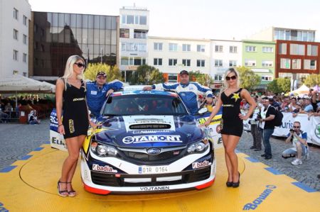  ŠTAJF SLAVÍ PRESTIŽNÍ TITUL ŠAMPIÓNA + ' ' + <p><strong><em>Úspěšná sezóna Subaru Czech Duck Racing Teamu vyvrcholila na populární Barum Czech Rally Zlín. Vojtěch Štajf s&nbsp;Františkem Rajnohou po ní mohou slavit mistrovský titul ve třídě 3 pro rok 2013, zatímco Lumír Firla se Zdeňkem Jůrkou se na zlínské cílové rampě radovali z&nbsp;parádního výsledku v soutěži.</em></strong></p>
<p>Přestože před startem Barum Czech Rally Zlín deklarovaly obě posádky <strong>Subaru Czech Duck Racing Teamu </strong>jako svůj hlavní cíl spíše taktický výkon a dosažení cílové rampy, do výsledkové listiny se hned od úvodu zapisovaly nepřehlédnutelně. <strong>Vojtěch Štajf s&nbsp;Františkem Rajnohou</strong> už na úvodní městské superspeciálce byli mezi produkčními vozy domácího šampionátu vůbec nejrychlejší a získali dokonce skalp pozdějšího vítěze Miroslava Jakeše. Dařilo se jim také v&nbsp;úvodu obou etap, kdy na jednotlivých rychlostních zkouškách dvakrát zaujali pozice v&nbsp;první trojici své třídy, shodně v&nbsp;obou etapách je ale také následně potrápily transmise jejich vozu.</p>
<p>Hatchback loni absolvoval právě na Barumce svou premiérovou soutěž a pozlobil tehdy svou posádku nepříjemnou banalitou v&nbsp;podobě spálené pojistky, letos odmítal správně převádět výkon vozu na trať. Nepomohly sobotní výměny zadního diferenciálu i převodovky, v&nbsp;neděli totiž pro změnu zklamal přední diferenciál a Štajf s&nbsp;Rajnohou si tak mohli připsat pouze zvládnutou polovinu soutěže. Přesto byli právem spokojeni. <em>„Už před startem jsme tušili, že naše dosavadní veleúspěšná série musí být někdy přerušena a že v&nbsp;rally se zkrátka může přihodit téměř cokoliv,“</em> popisoval Štajf. <em>„Auto se rozhodlo potrápit nás právě na Barumce, asi si vzpomnělo na loňský ročník a řeklo si, že z&nbsp;nějakých důvodů tuhle soutěž nemá zatím rádo. Naštěstí nám v&nbsp;sobotu posloužilo i přes zmíněné problémy s&nbsp;transmisemi pořád ještě natolik dobře, že jsme v&nbsp;hodnocení etapy vybojovali pátou příčku ve třídě a s&nbsp;ní i body potřebné k&nbsp;dosažení titulu. V&nbsp;úvodech obou etap jsme si i pěkně zazávodili a kromě RZ 2, kde jsme absolvovali krátký výlet do pole, jsme v&nbsp;naší kategorii bojovali o nejpřednější příčky. </em></p>
<p><em>Nám to neklaplo, ale jsme rádi, že vyhrál Mirek Jakeš. Moc mu to přejeme, vždyť loni jsme právě jemu nabídli svezení v&nbsp;našem voze, a i když naše spolupráce letos nepokračuje, jsme i nadále v&nbsp;přátelském kontaktu. Za svůj výkon na letošní Barumce byl Mirek dokonce oceněn mezinárodní Colin McRae Flat Out Trophy, no a o to víc nás hřeje vědomí, že jsme si právě jej loni zvolili pro náš projekt podpory mladých jezdců. Výborný výkon podala také druhá posádka našeho týmu, Lumír Firla se Zdeňkem Jůrkou, která hned v&nbsp;premiéře s&nbsp;hatchbackem Subaru Impreza WRX STI vybojovala třináctou příčku celkového pořadí, což představovalo i třetí místo ve třídě 3 domácího mistrovství. Nemůžeme proto být nespokojeni, naopak chceme poděkovat fanouškům za jejich velkou podporu. Je skvělé, že i v&nbsp;těžkých dobách pro náš krásný sport je pro tak velké množství diváků Barum Rally pořád svátkem. Zlínský region soutěží žije a atmosféra Barumky je díky tomu neopakovatelná, vždyť již při seznamovacích jízdách byla naše civilní auta středem zájmu. Tímto se zároveň chci omluvit těm fandům, na které se již nedostaly naše propagační předměty. O nové podpisové kartičky i vlaječky byl totiž ohromný zájem, na Barumce jsme jich rozdali třetinu z&nbsp;celoročního objemu. Úspěch měly i naše hostesky, letos bylo navíc zřejmé, že jejich přítomnost na této soutěži je skoro nezbytností, vždyť i krása přitahuje,“ </em>usmíval se Štajf.</p>
<p>Jak již bylo zmíněno, na letošní Barum Czech Rally Zlín zářila s&nbsp;vozem <strong>Subaru Impreza WRX STI</strong> i druhá týmová posádka, <strong>Lumír Firla – Zdeněk Jůrka</strong>. Ta obsadila celkovou třináctou příčku a připsala si i body za třetí příčku v&nbsp;hodnocení třídy 3 MMČR. Také severomoravský pilot proto v cíli rozdával úsměvy a příznivé dojmy: <em>„Samozřejmě se z výsledku radujeme! V&nbsp;úvodu soutěže jsem si na novou techniku trochu zvykal, ale postupně jsme zrychlovali a posouvali se i ve výsledcích. Druhý den jsme zase na mokrém povrchu opět trochu zvolnili, musel jsem najít správný způsob jízdy na novém typu pneumatik, navíc s výsledkem už se nedalo moc hýbat. Spokojeni s&nbsp;ním samozřejmě jsme, navíc auto fungovalo skvěle a i některé spíše preventivní výměny zvládl tým skutečně perfektně, musím mechaniky moc pochválit. Jedinou větší časovou ztrátu nám při soutěži způsobil defekt, žádné další potíže nenastaly. Konečné umístění bereme všemi deseti!“</em></p>
<p>V&nbsp;<strong>Subaru Czech Duck Racing Teamu</strong><em> </em>tak bylo tentokrát vícero důvodů k&nbsp;oslavám, i přes smíšené důvody dané svým odstoupením ale byl ve Zlíně nejvíce oslavujícím <strong>Vojtěch Štajf, novopečený šampión Mezinárodního mistrovství České republiky v&nbsp;rally v&nbsp;prestižní klasifikaci třídy 3</strong>. Ten také neskrýval dojetí: <em>„Samozřejmě mám ohromnou radost, je to odměna za dlouhé roky závodění. Mezi produkčními vozy jsem strávil třináct sezón, a od Rallye Šumava 2005 to bylo vždy za volantem vozu Subaru Impreza. Jsem proto šťastný, že se právě mně podařilo vybojovat pro značku Subaru první titul v&nbsp;historii našeho národního šampionátu v&nbsp;rally, pro Subaru Česká republika je to ode mne dárek za dlouhé roky podpory, které se mi od této společnosti dostávalo. Mám spočítáno, že z&nbsp;mých 136 odpilotovaných soutěží jsem jich strávil 87 právě za volantem vozů značky Subaru, a to už je pěkná řádka. </em></p>
<p><em>Kromě značky Subaru nelze nezmínit značku Pirelli, vždyť po dlouhých letech spolupráce jsme dnes asi nejrychlejší domácí posádkou používající tyto pneumatiky, vedeme i Pirelli Cup. Naše závodění by se ale neobešlo ani bez podpory partnerů, kterými jsou jak náš dlouholetý podporovatel APM Automotive, tak i letošní novinka v&nbsp;designu našeho vozu – energetický nápoj Rockstar. Pomáhají nám i společnosti Krinner, Hydrotech či Abadia, ale také oleje Motul. Samozřejmě dík patří i našim dalším partnerům a také regionálním dealerům značky Subaru, teď ale musím říct, že nejdůležitější pro závodění je podpora a tolerance ze stran našich rodin v&nbsp;čele s&nbsp;manželkami a životními partnerkami, vždyť jsme velice často na cestách a mimo domov a zkrátka to s&nbsp;námi není snadné. V&nbsp;týmu máme i skvělé mechaniky v&nbsp;čele s&nbsp;Pavlem Janouškem, chválit musím i externí spolupracovníky – pana Albrechta, který motory staví a Micka Kehla, který je ladí. Také Honzu Kubíčka, který se nám stará o transmise, Rosťu Šaška, který zajišťuje kvalitní tlumiče Reiger, Pavla Skácela, jehož řídící systém pro ovládání mezinápravového diferenciálu používáme, samozřejmě velkou pomoc na cestě k&nbsp;titulu jsme cítili i od všech dalších členů realizačního i mediálního týmu, opravdu nerad bych na kohokoliv zapomněl. Krásné bylo letos i fandění našich příznivců, dokonce na Žlutavské vložce jsme zahlédli i transparent s&nbsp;nápisem Mistři, i to nás ohromně povzbudilo. Byla to krásná sezóna, všem za ní patří opravdu veliký dík a už teď se těším, jak to v&nbsp;závěru roku se všemi oslavíme!“</em></p>
<p><em>&nbsp;</em>Sezóna ale ještě nekončí, jaké jsou tedy v&nbsp;jejím zbytku ještě plány <strong>Subaru Czech Duck Racing Teamu, </strong>Vojto Štajfe? <em>„Samozřejmě nekončí a naše plány jsou ještě rozsáhlé. Naše auta pojedou v&nbsp;obou zbylých sprintrally, jak to ale bude s&nbsp;naším startem v&nbsp;Příbrami, to ještě zvažujeme. Titul už máme pod střechou, takže vlastně jet nemusíme, na druhou stranu by byla škoda, kdybychom se fanouškům jako novopečení mistři neukázali. Třeba to nějak vymyslíme. Jistá je ale naše účast na Pražském rallysprintu. Naše mistrovské auto je teď k&nbsp;dispozici na prodej či k&nbsp;dlouhodobému pronájmu, kdybychom ho ještě před Prahou prodali, určitě ale budeme mít náhradu. Navíc by diváky k&nbsp;našemu zázemí mohla přitáhnout i skutečnost, že právě pro Pražský rallysprint plánujeme odhalení našeho nového ambiciózního projektu pro příští sezónu, no a s&nbsp;tím bude souviset i můj spolujezdec. Vlastně spolujezdkyně. Tak se nechte překvapit!“</em></p>
<p>Karel Špaček, media team&nbsp;&nbsp;&nbsp;&nbsp;&nbsp;&nbsp;&nbsp;&nbsp;&nbsp;&nbsp;&nbsp;&nbsp;&nbsp;&nbsp;&nbsp;&nbsp;&nbsp;&nbsp;&nbsp;&nbsp;&nbsp;&nbsp;&nbsp;&nbsp;&nbsp;&nbsp;&nbsp;&nbsp;&nbsp;&nbsp;&nbsp;&nbsp;&nbsp;&nbsp;&nbsp;&nbsp;&nbsp;&nbsp;&nbsp;&nbsp;&nbsp;&nbsp;&nbsp;&nbsp;&nbsp;&nbsp;&nbsp;&nbsp;&nbsp;&nbsp;&nbsp;&nbsp;&nbsp;&nbsp;&nbsp;&nbsp;&nbsp;&nbsp;&nbsp;&nbsp;&nbsp;&nbsp;&nbsp;&nbsp;&nbsp;&nbsp;&nbsp;&nbsp;&nbsp;&nbsp;&nbsp;&nbsp;&nbsp;&nbsp;&nbsp; <em>Tiskový servis:&nbsp;&nbsp; media</em><em>@</em><em>subarurallyteam.info</em></p> 