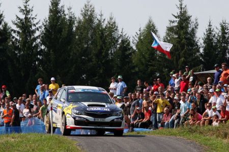  ŠTAJF SLAVÍ PRESTIŽNÍ TITUL ŠAMPIÓNA + ' ' + <p><strong><em>Úspěšná sezóna Subaru Czech Duck Racing Teamu vyvrcholila na populární Barum Czech Rally Zlín. Vojtěch Štajf s&nbsp;Františkem Rajnohou po ní mohou slavit mistrovský titul ve třídě 3 pro rok 2013, zatímco Lumír Firla se Zdeňkem Jůrkou se na zlínské cílové rampě radovali z&nbsp;parádního výsledku v soutěži.</em></strong></p>
<p>Přestože před startem Barum Czech Rally Zlín deklarovaly obě posádky <strong>Subaru Czech Duck Racing Teamu </strong>jako svůj hlavní cíl spíše taktický výkon a dosažení cílové rampy, do výsledkové listiny se hned od úvodu zapisovaly nepřehlédnutelně. <strong>Vojtěch Štajf s&nbsp;Františkem Rajnohou</strong> už na úvodní městské superspeciálce byli mezi produkčními vozy domácího šampionátu vůbec nejrychlejší a získali dokonce skalp pozdějšího vítěze Miroslava Jakeše. Dařilo se jim také v&nbsp;úvodu obou etap, kdy na jednotlivých rychlostních zkouškách dvakrát zaujali pozice v&nbsp;první trojici své třídy, shodně v&nbsp;obou etapách je ale také následně potrápily transmise jejich vozu.</p>
<p>Hatchback loni absolvoval právě na Barumce svou premiérovou soutěž a pozlobil tehdy svou posádku nepříjemnou banalitou v&nbsp;podobě spálené pojistky, letos odmítal správně převádět výkon vozu na trať. Nepomohly sobotní výměny zadního diferenciálu i převodovky, v&nbsp;neděli totiž pro změnu zklamal přední diferenciál a Štajf s&nbsp;Rajnohou si tak mohli připsat pouze zvládnutou polovinu soutěže. Přesto byli právem spokojeni. <em>„Už před startem jsme tušili, že naše dosavadní veleúspěšná série musí být někdy přerušena a že v&nbsp;rally se zkrátka může přihodit téměř cokoliv,“</em> popisoval Štajf. <em>„Auto se rozhodlo potrápit nás právě na Barumce, asi si vzpomnělo na loňský ročník a řeklo si, že z&nbsp;nějakých důvodů tuhle soutěž nemá zatím rádo. Naštěstí nám v&nbsp;sobotu posloužilo i přes zmíněné problémy s&nbsp;transmisemi pořád ještě natolik dobře, že jsme v&nbsp;hodnocení etapy vybojovali pátou příčku ve třídě a s&nbsp;ní i body potřebné k&nbsp;dosažení titulu. V&nbsp;úvodech obou etap jsme si i pěkně zazávodili a kromě RZ 2, kde jsme absolvovali krátký výlet do pole, jsme v&nbsp;naší kategorii bojovali o nejpřednější příčky. </em></p>
<p><em>Nám to neklaplo, ale jsme rádi, že vyhrál Mirek Jakeš. Moc mu to přejeme, vždyť loni jsme právě jemu nabídli svezení v&nbsp;našem voze, a i když naše spolupráce letos nepokračuje, jsme i nadále v&nbsp;přátelském kontaktu. Za svůj výkon na letošní Barumce byl Mirek dokonce oceněn mezinárodní Colin McRae Flat Out Trophy, no a o to víc nás hřeje vědomí, že jsme si právě jej loni zvolili pro náš projekt podpory mladých jezdců. Výborný výkon podala také druhá posádka našeho týmu, Lumír Firla se Zdeňkem Jůrkou, která hned v&nbsp;premiéře s&nbsp;hatchbackem Subaru Impreza WRX STI vybojovala třináctou příčku celkového pořadí, což představovalo i třetí místo ve třídě 3 domácího mistrovství. Nemůžeme proto být nespokojeni, naopak chceme poděkovat fanouškům za jejich velkou podporu. Je skvělé, že i v&nbsp;těžkých dobách pro náš krásný sport je pro tak velké množství diváků Barum Rally pořád svátkem. Zlínský region soutěží žije a atmosféra Barumky je díky tomu neopakovatelná, vždyť již při seznamovacích jízdách byla naše civilní auta středem zájmu. Tímto se zároveň chci omluvit těm fandům, na které se již nedostaly naše propagační předměty. O nové podpisové kartičky i vlaječky byl totiž ohromný zájem, na Barumce jsme jich rozdali třetinu z&nbsp;celoročního objemu. Úspěch měly i naše hostesky, letos bylo navíc zřejmé, že jejich přítomnost na této soutěži je skoro nezbytností, vždyť i krása přitahuje,“ </em>usmíval se Štajf.</p>
<p>Jak již bylo zmíněno, na letošní Barum Czech Rally Zlín zářila s&nbsp;vozem <strong>Subaru Impreza WRX STI</strong> i druhá týmová posádka, <strong>Lumír Firla – Zdeněk Jůrka</strong>. Ta obsadila celkovou třináctou příčku a připsala si i body za třetí příčku v&nbsp;hodnocení třídy 3 MMČR. Také severomoravský pilot proto v cíli rozdával úsměvy a příznivé dojmy: <em>„Samozřejmě se z výsledku radujeme! V&nbsp;úvodu soutěže jsem si na novou techniku trochu zvykal, ale postupně jsme zrychlovali a posouvali se i ve výsledcích. Druhý den jsme zase na mokrém povrchu opět trochu zvolnili, musel jsem najít správný způsob jízdy na novém typu pneumatik, navíc s výsledkem už se nedalo moc hýbat. Spokojeni s&nbsp;ním samozřejmě jsme, navíc auto fungovalo skvěle a i některé spíše preventivní výměny zvládl tým skutečně perfektně, musím mechaniky moc pochválit. Jedinou větší časovou ztrátu nám při soutěži způsobil defekt, žádné další potíže nenastaly. Konečné umístění bereme všemi deseti!“</em></p>
<p>V&nbsp;<strong>Subaru Czech Duck Racing Teamu</strong><em> </em>tak bylo tentokrát vícero důvodů k&nbsp;oslavám, i přes smíšené důvody dané svým odstoupením ale byl ve Zlíně nejvíce oslavujícím <strong>Vojtěch Štajf, novopečený šampión Mezinárodního mistrovství České republiky v&nbsp;rally v&nbsp;prestižní klasifikaci třídy 3</strong>. Ten také neskrýval dojetí: <em>„Samozřejmě mám ohromnou radost, je to odměna za dlouhé roky závodění. Mezi produkčními vozy jsem strávil třináct sezón, a od Rallye Šumava 2005 to bylo vždy za volantem vozu Subaru Impreza. Jsem proto šťastný, že se právě mně podařilo vybojovat pro značku Subaru první titul v&nbsp;historii našeho národního šampionátu v&nbsp;rally, pro Subaru Česká republika je to ode mne dárek za dlouhé roky podpory, které se mi od této společnosti dostávalo. Mám spočítáno, že z&nbsp;mých 136 odpilotovaných soutěží jsem jich strávil 87 právě za volantem vozů značky Subaru, a to už je pěkná řádka. </em></p>
<p><em>Kromě značky Subaru nelze nezmínit značku Pirelli, vždyť po dlouhých letech spolupráce jsme dnes asi nejrychlejší domácí posádkou používající tyto pneumatiky, vedeme i Pirelli Cup. Naše závodění by se ale neobešlo ani bez podpory partnerů, kterými jsou jak náš dlouholetý podporovatel APM Automotive, tak i letošní novinka v&nbsp;designu našeho vozu – energetický nápoj Rockstar. Pomáhají nám i společnosti Krinner, Hydrotech či Abadia, ale také oleje Motul. Samozřejmě dík patří i našim dalším partnerům a také regionálním dealerům značky Subaru, teď ale musím říct, že nejdůležitější pro závodění je podpora a tolerance ze stran našich rodin v&nbsp;čele s&nbsp;manželkami a životními partnerkami, vždyť jsme velice často na cestách a mimo domov a zkrátka to s&nbsp;námi není snadné. V&nbsp;týmu máme i skvělé mechaniky v&nbsp;čele s&nbsp;Pavlem Janouškem, chválit musím i externí spolupracovníky – pana Albrechta, který motory staví a Micka Kehla, který je ladí. Také Honzu Kubíčka, který se nám stará o transmise, Rosťu Šaška, který zajišťuje kvalitní tlumiče Reiger, Pavla Skácela, jehož řídící systém pro ovládání mezinápravového diferenciálu používáme, samozřejmě velkou pomoc na cestě k&nbsp;titulu jsme cítili i od všech dalších členů realizačního i mediálního týmu, opravdu nerad bych na kohokoliv zapomněl. Krásné bylo letos i fandění našich příznivců, dokonce na Žlutavské vložce jsme zahlédli i transparent s&nbsp;nápisem Mistři, i to nás ohromně povzbudilo. Byla to krásná sezóna, všem za ní patří opravdu veliký dík a už teď se těším, jak to v&nbsp;závěru roku se všemi oslavíme!“</em></p>
<p><em>&nbsp;</em>Sezóna ale ještě nekončí, jaké jsou tedy v&nbsp;jejím zbytku ještě plány <strong>Subaru Czech Duck Racing Teamu, </strong>Vojto Štajfe? <em>„Samozřejmě nekončí a naše plány jsou ještě rozsáhlé. Naše auta pojedou v&nbsp;obou zbylých sprintrally, jak to ale bude s&nbsp;naším startem v&nbsp;Příbrami, to ještě zvažujeme. Titul už máme pod střechou, takže vlastně jet nemusíme, na druhou stranu by byla škoda, kdybychom se fanouškům jako novopečení mistři neukázali. Třeba to nějak vymyslíme. Jistá je ale naše účast na Pražském rallysprintu. Naše mistrovské auto je teď k&nbsp;dispozici na prodej či k&nbsp;dlouhodobému pronájmu, kdybychom ho ještě před Prahou prodali, určitě ale budeme mít náhradu. Navíc by diváky k&nbsp;našemu zázemí mohla přitáhnout i skutečnost, že právě pro Pražský rallysprint plánujeme odhalení našeho nového ambiciózního projektu pro příští sezónu, no a s&nbsp;tím bude souviset i můj spolujezdec. Vlastně spolujezdkyně. Tak se nechte překvapit!“</em></p>
<p>Karel Špaček, media team&nbsp;&nbsp;&nbsp;&nbsp;&nbsp;&nbsp;&nbsp;&nbsp;&nbsp;&nbsp;&nbsp;&nbsp;&nbsp;&nbsp;&nbsp;&nbsp;&nbsp;&nbsp;&nbsp;&nbsp;&nbsp;&nbsp;&nbsp;&nbsp;&nbsp;&nbsp;&nbsp;&nbsp;&nbsp;&nbsp;&nbsp;&nbsp;&nbsp;&nbsp;&nbsp;&nbsp;&nbsp;&nbsp;&nbsp;&nbsp;&nbsp;&nbsp;&nbsp;&nbsp;&nbsp;&nbsp;&nbsp;&nbsp;&nbsp;&nbsp;&nbsp;&nbsp;&nbsp;&nbsp;&nbsp;&nbsp;&nbsp;&nbsp;&nbsp;&nbsp;&nbsp;&nbsp;&nbsp;&nbsp;&nbsp;&nbsp;&nbsp;&nbsp;&nbsp;&nbsp;&nbsp;&nbsp;&nbsp;&nbsp;&nbsp; <em>Tiskový servis:&nbsp;&nbsp; media</em><em>@</em><em>subarurallyteam.info</em></p> 