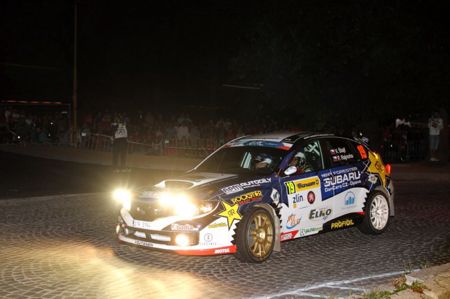  ŠTAJF SLAVÍ PRESTIŽNÍ TITUL ŠAMPIÓNA + ' ' + <p><strong><em>Úspěšná sezóna Subaru Czech Duck Racing Teamu vyvrcholila na populární Barum Czech Rally Zlín. Vojtěch Štajf s&nbsp;Františkem Rajnohou po ní mohou slavit mistrovský titul ve třídě 3 pro rok 2013, zatímco Lumír Firla se Zdeňkem Jůrkou se na zlínské cílové rampě radovali z&nbsp;parádního výsledku v soutěži.</em></strong></p>
<p>Přestože před startem Barum Czech Rally Zlín deklarovaly obě posádky <strong>Subaru Czech Duck Racing Teamu </strong>jako svůj hlavní cíl spíše taktický výkon a dosažení cílové rampy, do výsledkové listiny se hned od úvodu zapisovaly nepřehlédnutelně. <strong>Vojtěch Štajf s&nbsp;Františkem Rajnohou</strong> už na úvodní městské superspeciálce byli mezi produkčními vozy domácího šampionátu vůbec nejrychlejší a získali dokonce skalp pozdějšího vítěze Miroslava Jakeše. Dařilo se jim také v&nbsp;úvodu obou etap, kdy na jednotlivých rychlostních zkouškách dvakrát zaujali pozice v&nbsp;první trojici své třídy, shodně v&nbsp;obou etapách je ale také následně potrápily transmise jejich vozu.</p>
<p>Hatchback loni absolvoval právě na Barumce svou premiérovou soutěž a pozlobil tehdy svou posádku nepříjemnou banalitou v&nbsp;podobě spálené pojistky, letos odmítal správně převádět výkon vozu na trať. Nepomohly sobotní výměny zadního diferenciálu i převodovky, v&nbsp;neděli totiž pro změnu zklamal přední diferenciál a Štajf s&nbsp;Rajnohou si tak mohli připsat pouze zvládnutou polovinu soutěže. Přesto byli právem spokojeni. <em>„Už před startem jsme tušili, že naše dosavadní veleúspěšná série musí být někdy přerušena a že v&nbsp;rally se zkrátka může přihodit téměř cokoliv,“</em> popisoval Štajf. <em>„Auto se rozhodlo potrápit nás právě na Barumce, asi si vzpomnělo na loňský ročník a řeklo si, že z&nbsp;nějakých důvodů tuhle soutěž nemá zatím rádo. Naštěstí nám v&nbsp;sobotu posloužilo i přes zmíněné problémy s&nbsp;transmisemi pořád ještě natolik dobře, že jsme v&nbsp;hodnocení etapy vybojovali pátou příčku ve třídě a s&nbsp;ní i body potřebné k&nbsp;dosažení titulu. V&nbsp;úvodech obou etap jsme si i pěkně zazávodili a kromě RZ 2, kde jsme absolvovali krátký výlet do pole, jsme v&nbsp;naší kategorii bojovali o nejpřednější příčky. </em></p>
<p><em>Nám to neklaplo, ale jsme rádi, že vyhrál Mirek Jakeš. Moc mu to přejeme, vždyť loni jsme právě jemu nabídli svezení v&nbsp;našem voze, a i když naše spolupráce letos nepokračuje, jsme i nadále v&nbsp;přátelském kontaktu. Za svůj výkon na letošní Barumce byl Mirek dokonce oceněn mezinárodní Colin McRae Flat Out Trophy, no a o to víc nás hřeje vědomí, že jsme si právě jej loni zvolili pro náš projekt podpory mladých jezdců. Výborný výkon podala také druhá posádka našeho týmu, Lumír Firla se Zdeňkem Jůrkou, která hned v&nbsp;premiéře s&nbsp;hatchbackem Subaru Impreza WRX STI vybojovala třináctou příčku celkového pořadí, což představovalo i třetí místo ve třídě 3 domácího mistrovství. Nemůžeme proto být nespokojeni, naopak chceme poděkovat fanouškům za jejich velkou podporu. Je skvělé, že i v&nbsp;těžkých dobách pro náš krásný sport je pro tak velké množství diváků Barum Rally pořád svátkem. Zlínský region soutěží žije a atmosféra Barumky je díky tomu neopakovatelná, vždyť již při seznamovacích jízdách byla naše civilní auta středem zájmu. Tímto se zároveň chci omluvit těm fandům, na které se již nedostaly naše propagační předměty. O nové podpisové kartičky i vlaječky byl totiž ohromný zájem, na Barumce jsme jich rozdali třetinu z&nbsp;celoročního objemu. Úspěch měly i naše hostesky, letos bylo navíc zřejmé, že jejich přítomnost na této soutěži je skoro nezbytností, vždyť i krása přitahuje,“ </em>usmíval se Štajf.</p>
<p>Jak již bylo zmíněno, na letošní Barum Czech Rally Zlín zářila s&nbsp;vozem <strong>Subaru Impreza WRX STI</strong> i druhá týmová posádka, <strong>Lumír Firla – Zdeněk Jůrka</strong>. Ta obsadila celkovou třináctou příčku a připsala si i body za třetí příčku v&nbsp;hodnocení třídy 3 MMČR. Také severomoravský pilot proto v cíli rozdával úsměvy a příznivé dojmy: <em>„Samozřejmě se z výsledku radujeme! V&nbsp;úvodu soutěže jsem si na novou techniku trochu zvykal, ale postupně jsme zrychlovali a posouvali se i ve výsledcích. Druhý den jsme zase na mokrém povrchu opět trochu zvolnili, musel jsem najít správný způsob jízdy na novém typu pneumatik, navíc s výsledkem už se nedalo moc hýbat. Spokojeni s&nbsp;ním samozřejmě jsme, navíc auto fungovalo skvěle a i některé spíše preventivní výměny zvládl tým skutečně perfektně, musím mechaniky moc pochválit. Jedinou větší časovou ztrátu nám při soutěži způsobil defekt, žádné další potíže nenastaly. Konečné umístění bereme všemi deseti!“</em></p>
<p>V&nbsp;<strong>Subaru Czech Duck Racing Teamu</strong><em> </em>tak bylo tentokrát vícero důvodů k&nbsp;oslavám, i přes smíšené důvody dané svým odstoupením ale byl ve Zlíně nejvíce oslavujícím <strong>Vojtěch Štajf, novopečený šampión Mezinárodního mistrovství České republiky v&nbsp;rally v&nbsp;prestižní klasifikaci třídy 3</strong>. Ten také neskrýval dojetí: <em>„Samozřejmě mám ohromnou radost, je to odměna za dlouhé roky závodění. Mezi produkčními vozy jsem strávil třináct sezón, a od Rallye Šumava 2005 to bylo vždy za volantem vozu Subaru Impreza. Jsem proto šťastný, že se právě mně podařilo vybojovat pro značku Subaru první titul v&nbsp;historii našeho národního šampionátu v&nbsp;rally, pro Subaru Česká republika je to ode mne dárek za dlouhé roky podpory, které se mi od této společnosti dostávalo. Mám spočítáno, že z&nbsp;mých 136 odpilotovaných soutěží jsem jich strávil 87 právě za volantem vozů značky Subaru, a to už je pěkná řádka. </em></p>
<p><em>Kromě značky Subaru nelze nezmínit značku Pirelli, vždyť po dlouhých letech spolupráce jsme dnes asi nejrychlejší domácí posádkou používající tyto pneumatiky, vedeme i Pirelli Cup. Naše závodění by se ale neobešlo ani bez podpory partnerů, kterými jsou jak náš dlouholetý podporovatel APM Automotive, tak i letošní novinka v&nbsp;designu našeho vozu – energetický nápoj Rockstar. Pomáhají nám i společnosti Krinner, Hydrotech či Abadia, ale také oleje Motul. Samozřejmě dík patří i našim dalším partnerům a také regionálním dealerům značky Subaru, teď ale musím říct, že nejdůležitější pro závodění je podpora a tolerance ze stran našich rodin v&nbsp;čele s&nbsp;manželkami a životními partnerkami, vždyť jsme velice často na cestách a mimo domov a zkrátka to s&nbsp;námi není snadné. V&nbsp;týmu máme i skvělé mechaniky v&nbsp;čele s&nbsp;Pavlem Janouškem, chválit musím i externí spolupracovníky – pana Albrechta, který motory staví a Micka Kehla, který je ladí. Také Honzu Kubíčka, který se nám stará o transmise, Rosťu Šaška, který zajišťuje kvalitní tlumiče Reiger, Pavla Skácela, jehož řídící systém pro ovládání mezinápravového diferenciálu používáme, samozřejmě velkou pomoc na cestě k&nbsp;titulu jsme cítili i od všech dalších členů realizačního i mediálního týmu, opravdu nerad bych na kohokoliv zapomněl. Krásné bylo letos i fandění našich příznivců, dokonce na Žlutavské vložce jsme zahlédli i transparent s&nbsp;nápisem Mistři, i to nás ohromně povzbudilo. Byla to krásná sezóna, všem za ní patří opravdu veliký dík a už teď se těším, jak to v&nbsp;závěru roku se všemi oslavíme!“</em></p>
<p><em>&nbsp;</em>Sezóna ale ještě nekončí, jaké jsou tedy v&nbsp;jejím zbytku ještě plány <strong>Subaru Czech Duck Racing Teamu, </strong>Vojto Štajfe? <em>„Samozřejmě nekončí a naše plány jsou ještě rozsáhlé. Naše auta pojedou v&nbsp;obou zbylých sprintrally, jak to ale bude s&nbsp;naším startem v&nbsp;Příbrami, to ještě zvažujeme. Titul už máme pod střechou, takže vlastně jet nemusíme, na druhou stranu by byla škoda, kdybychom se fanouškům jako novopečení mistři neukázali. Třeba to nějak vymyslíme. Jistá je ale naše účast na Pražském rallysprintu. Naše mistrovské auto je teď k&nbsp;dispozici na prodej či k&nbsp;dlouhodobému pronájmu, kdybychom ho ještě před Prahou prodali, určitě ale budeme mít náhradu. Navíc by diváky k&nbsp;našemu zázemí mohla přitáhnout i skutečnost, že právě pro Pražský rallysprint plánujeme odhalení našeho nového ambiciózního projektu pro příští sezónu, no a s&nbsp;tím bude souviset i můj spolujezdec. Vlastně spolujezdkyně. Tak se nechte překvapit!“</em></p>
<p>Karel Špaček, media team&nbsp;&nbsp;&nbsp;&nbsp;&nbsp;&nbsp;&nbsp;&nbsp;&nbsp;&nbsp;&nbsp;&nbsp;&nbsp;&nbsp;&nbsp;&nbsp;&nbsp;&nbsp;&nbsp;&nbsp;&nbsp;&nbsp;&nbsp;&nbsp;&nbsp;&nbsp;&nbsp;&nbsp;&nbsp;&nbsp;&nbsp;&nbsp;&nbsp;&nbsp;&nbsp;&nbsp;&nbsp;&nbsp;&nbsp;&nbsp;&nbsp;&nbsp;&nbsp;&nbsp;&nbsp;&nbsp;&nbsp;&nbsp;&nbsp;&nbsp;&nbsp;&nbsp;&nbsp;&nbsp;&nbsp;&nbsp;&nbsp;&nbsp;&nbsp;&nbsp;&nbsp;&nbsp;&nbsp;&nbsp;&nbsp;&nbsp;&nbsp;&nbsp;&nbsp;&nbsp;&nbsp;&nbsp;&nbsp;&nbsp;&nbsp; <em>Tiskový servis:&nbsp;&nbsp; media</em><em>@</em><em>subarurallyteam.info</em></p> 