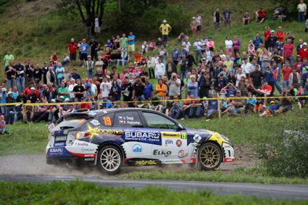  ŠTAJF SLAVÍ PRESTIŽNÍ TITUL ŠAMPIÓNA + ' ' + <p><strong><em>Úspěšná sezóna Subaru Czech Duck Racing Teamu vyvrcholila na populární Barum Czech Rally Zlín. Vojtěch Štajf s&nbsp;Františkem Rajnohou po ní mohou slavit mistrovský titul ve třídě 3 pro rok 2013, zatímco Lumír Firla se Zdeňkem Jůrkou se na zlínské cílové rampě radovali z&nbsp;parádního výsledku v soutěži.</em></strong></p>
<p>Přestože před startem Barum Czech Rally Zlín deklarovaly obě posádky <strong>Subaru Czech Duck Racing Teamu </strong>jako svůj hlavní cíl spíše taktický výkon a dosažení cílové rampy, do výsledkové listiny se hned od úvodu zapisovaly nepřehlédnutelně. <strong>Vojtěch Štajf s&nbsp;Františkem Rajnohou</strong> už na úvodní městské superspeciálce byli mezi produkčními vozy domácího šampionátu vůbec nejrychlejší a získali dokonce skalp pozdějšího vítěze Miroslava Jakeše. Dařilo se jim také v&nbsp;úvodu obou etap, kdy na jednotlivých rychlostních zkouškách dvakrát zaujali pozice v&nbsp;první trojici své třídy, shodně v&nbsp;obou etapách je ale také následně potrápily transmise jejich vozu.</p>
<p>Hatchback loni absolvoval právě na Barumce svou premiérovou soutěž a pozlobil tehdy svou posádku nepříjemnou banalitou v&nbsp;podobě spálené pojistky, letos odmítal správně převádět výkon vozu na trať. Nepomohly sobotní výměny zadního diferenciálu i převodovky, v&nbsp;neděli totiž pro změnu zklamal přední diferenciál a Štajf s&nbsp;Rajnohou si tak mohli připsat pouze zvládnutou polovinu soutěže. Přesto byli právem spokojeni. <em>„Už před startem jsme tušili, že naše dosavadní veleúspěšná série musí být někdy přerušena a že v&nbsp;rally se zkrátka může přihodit téměř cokoliv,“</em> popisoval Štajf. <em>„Auto se rozhodlo potrápit nás právě na Barumce, asi si vzpomnělo na loňský ročník a řeklo si, že z&nbsp;nějakých důvodů tuhle soutěž nemá zatím rádo. Naštěstí nám v&nbsp;sobotu posloužilo i přes zmíněné problémy s&nbsp;transmisemi pořád ještě natolik dobře, že jsme v&nbsp;hodnocení etapy vybojovali pátou příčku ve třídě a s&nbsp;ní i body potřebné k&nbsp;dosažení titulu. V&nbsp;úvodech obou etap jsme si i pěkně zazávodili a kromě RZ 2, kde jsme absolvovali krátký výlet do pole, jsme v&nbsp;naší kategorii bojovali o nejpřednější příčky. </em></p>
<p><em>Nám to neklaplo, ale jsme rádi, že vyhrál Mirek Jakeš. Moc mu to přejeme, vždyť loni jsme právě jemu nabídli svezení v&nbsp;našem voze, a i když naše spolupráce letos nepokračuje, jsme i nadále v&nbsp;přátelském kontaktu. Za svůj výkon na letošní Barumce byl Mirek dokonce oceněn mezinárodní Colin McRae Flat Out Trophy, no a o to víc nás hřeje vědomí, že jsme si právě jej loni zvolili pro náš projekt podpory mladých jezdců. Výborný výkon podala také druhá posádka našeho týmu, Lumír Firla se Zdeňkem Jůrkou, která hned v&nbsp;premiéře s&nbsp;hatchbackem Subaru Impreza WRX STI vybojovala třináctou příčku celkového pořadí, což představovalo i třetí místo ve třídě 3 domácího mistrovství. Nemůžeme proto být nespokojeni, naopak chceme poděkovat fanouškům za jejich velkou podporu. Je skvělé, že i v&nbsp;těžkých dobách pro náš krásný sport je pro tak velké množství diváků Barum Rally pořád svátkem. Zlínský region soutěží žije a atmosféra Barumky je díky tomu neopakovatelná, vždyť již při seznamovacích jízdách byla naše civilní auta středem zájmu. Tímto se zároveň chci omluvit těm fandům, na které se již nedostaly naše propagační předměty. O nové podpisové kartičky i vlaječky byl totiž ohromný zájem, na Barumce jsme jich rozdali třetinu z&nbsp;celoročního objemu. Úspěch měly i naše hostesky, letos bylo navíc zřejmé, že jejich přítomnost na této soutěži je skoro nezbytností, vždyť i krása přitahuje,“ </em>usmíval se Štajf.</p>
<p>Jak již bylo zmíněno, na letošní Barum Czech Rally Zlín zářila s&nbsp;vozem <strong>Subaru Impreza WRX STI</strong> i druhá týmová posádka, <strong>Lumír Firla – Zdeněk Jůrka</strong>. Ta obsadila celkovou třináctou příčku a připsala si i body za třetí příčku v&nbsp;hodnocení třídy 3 MMČR. Také severomoravský pilot proto v cíli rozdával úsměvy a příznivé dojmy: <em>„Samozřejmě se z výsledku radujeme! V&nbsp;úvodu soutěže jsem si na novou techniku trochu zvykal, ale postupně jsme zrychlovali a posouvali se i ve výsledcích. Druhý den jsme zase na mokrém povrchu opět trochu zvolnili, musel jsem najít správný způsob jízdy na novém typu pneumatik, navíc s výsledkem už se nedalo moc hýbat. Spokojeni s&nbsp;ním samozřejmě jsme, navíc auto fungovalo skvěle a i některé spíše preventivní výměny zvládl tým skutečně perfektně, musím mechaniky moc pochválit. Jedinou větší časovou ztrátu nám při soutěži způsobil defekt, žádné další potíže nenastaly. Konečné umístění bereme všemi deseti!“</em></p>
<p>V&nbsp;<strong>Subaru Czech Duck Racing Teamu</strong><em> </em>tak bylo tentokrát vícero důvodů k&nbsp;oslavám, i přes smíšené důvody dané svým odstoupením ale byl ve Zlíně nejvíce oslavujícím <strong>Vojtěch Štajf, novopečený šampión Mezinárodního mistrovství České republiky v&nbsp;rally v&nbsp;prestižní klasifikaci třídy 3</strong>. Ten také neskrýval dojetí: <em>„Samozřejmě mám ohromnou radost, je to odměna za dlouhé roky závodění. Mezi produkčními vozy jsem strávil třináct sezón, a od Rallye Šumava 2005 to bylo vždy za volantem vozu Subaru Impreza. Jsem proto šťastný, že se právě mně podařilo vybojovat pro značku Subaru první titul v&nbsp;historii našeho národního šampionátu v&nbsp;rally, pro Subaru Česká republika je to ode mne dárek za dlouhé roky podpory, které se mi od této společnosti dostávalo. Mám spočítáno, že z&nbsp;mých 136 odpilotovaných soutěží jsem jich strávil 87 právě za volantem vozů značky Subaru, a to už je pěkná řádka. </em></p>
<p><em>Kromě značky Subaru nelze nezmínit značku Pirelli, vždyť po dlouhých letech spolupráce jsme dnes asi nejrychlejší domácí posádkou používající tyto pneumatiky, vedeme i Pirelli Cup. Naše závodění by se ale neobešlo ani bez podpory partnerů, kterými jsou jak náš dlouholetý podporovatel APM Automotive, tak i letošní novinka v&nbsp;designu našeho vozu – energetický nápoj Rockstar. Pomáhají nám i společnosti Krinner, Hydrotech či Abadia, ale také oleje Motul. Samozřejmě dík patří i našim dalším partnerům a také regionálním dealerům značky Subaru, teď ale musím říct, že nejdůležitější pro závodění je podpora a tolerance ze stran našich rodin v&nbsp;čele s&nbsp;manželkami a životními partnerkami, vždyť jsme velice často na cestách a mimo domov a zkrátka to s&nbsp;námi není snadné. V&nbsp;týmu máme i skvělé mechaniky v&nbsp;čele s&nbsp;Pavlem Janouškem, chválit musím i externí spolupracovníky – pana Albrechta, který motory staví a Micka Kehla, který je ladí. Také Honzu Kubíčka, který se nám stará o transmise, Rosťu Šaška, který zajišťuje kvalitní tlumiče Reiger, Pavla Skácela, jehož řídící systém pro ovládání mezinápravového diferenciálu používáme, samozřejmě velkou pomoc na cestě k&nbsp;titulu jsme cítili i od všech dalších členů realizačního i mediálního týmu, opravdu nerad bych na kohokoliv zapomněl. Krásné bylo letos i fandění našich příznivců, dokonce na Žlutavské vložce jsme zahlédli i transparent s&nbsp;nápisem Mistři, i to nás ohromně povzbudilo. Byla to krásná sezóna, všem za ní patří opravdu veliký dík a už teď se těším, jak to v&nbsp;závěru roku se všemi oslavíme!“</em></p>
<p><em>&nbsp;</em>Sezóna ale ještě nekončí, jaké jsou tedy v&nbsp;jejím zbytku ještě plány <strong>Subaru Czech Duck Racing Teamu, </strong>Vojto Štajfe? <em>„Samozřejmě nekončí a naše plány jsou ještě rozsáhlé. Naše auta pojedou v&nbsp;obou zbylých sprintrally, jak to ale bude s&nbsp;naším startem v&nbsp;Příbrami, to ještě zvažujeme. Titul už máme pod střechou, takže vlastně jet nemusíme, na druhou stranu by byla škoda, kdybychom se fanouškům jako novopečení mistři neukázali. Třeba to nějak vymyslíme. Jistá je ale naše účast na Pražském rallysprintu. Naše mistrovské auto je teď k&nbsp;dispozici na prodej či k&nbsp;dlouhodobému pronájmu, kdybychom ho ještě před Prahou prodali, určitě ale budeme mít náhradu. Navíc by diváky k&nbsp;našemu zázemí mohla přitáhnout i skutečnost, že právě pro Pražský rallysprint plánujeme odhalení našeho nového ambiciózního projektu pro příští sezónu, no a s&nbsp;tím bude souviset i můj spolujezdec. Vlastně spolujezdkyně. Tak se nechte překvapit!“</em></p>
<p>Karel Špaček, media team&nbsp;&nbsp;&nbsp;&nbsp;&nbsp;&nbsp;&nbsp;&nbsp;&nbsp;&nbsp;&nbsp;&nbsp;&nbsp;&nbsp;&nbsp;&nbsp;&nbsp;&nbsp;&nbsp;&nbsp;&nbsp;&nbsp;&nbsp;&nbsp;&nbsp;&nbsp;&nbsp;&nbsp;&nbsp;&nbsp;&nbsp;&nbsp;&nbsp;&nbsp;&nbsp;&nbsp;&nbsp;&nbsp;&nbsp;&nbsp;&nbsp;&nbsp;&nbsp;&nbsp;&nbsp;&nbsp;&nbsp;&nbsp;&nbsp;&nbsp;&nbsp;&nbsp;&nbsp;&nbsp;&nbsp;&nbsp;&nbsp;&nbsp;&nbsp;&nbsp;&nbsp;&nbsp;&nbsp;&nbsp;&nbsp;&nbsp;&nbsp;&nbsp;&nbsp;&nbsp;&nbsp;&nbsp;&nbsp;&nbsp;&nbsp; <em>Tiskový servis:&nbsp;&nbsp; media</em><em>@</em><em>subarurallyteam.info</em></p> 