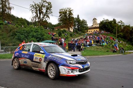  ŠTAJF SLAVÍ PRESTIŽNÍ TITUL ŠAMPIÓNA + ' ' + <p><strong><em>Úspěšná sezóna Subaru Czech Duck Racing Teamu vyvrcholila na populární Barum Czech Rally Zlín. Vojtěch Štajf s&nbsp;Františkem Rajnohou po ní mohou slavit mistrovský titul ve třídě 3 pro rok 2013, zatímco Lumír Firla se Zdeňkem Jůrkou se na zlínské cílové rampě radovali z&nbsp;parádního výsledku v soutěži.</em></strong></p>
<p>Přestože před startem Barum Czech Rally Zlín deklarovaly obě posádky <strong>Subaru Czech Duck Racing Teamu </strong>jako svůj hlavní cíl spíše taktický výkon a dosažení cílové rampy, do výsledkové listiny se hned od úvodu zapisovaly nepřehlédnutelně. <strong>Vojtěch Štajf s&nbsp;Františkem Rajnohou</strong> už na úvodní městské superspeciálce byli mezi produkčními vozy domácího šampionátu vůbec nejrychlejší a získali dokonce skalp pozdějšího vítěze Miroslava Jakeše. Dařilo se jim také v&nbsp;úvodu obou etap, kdy na jednotlivých rychlostních zkouškách dvakrát zaujali pozice v&nbsp;první trojici své třídy, shodně v&nbsp;obou etapách je ale také následně potrápily transmise jejich vozu.</p>
<p>Hatchback loni absolvoval právě na Barumce svou premiérovou soutěž a pozlobil tehdy svou posádku nepříjemnou banalitou v&nbsp;podobě spálené pojistky, letos odmítal správně převádět výkon vozu na trať. Nepomohly sobotní výměny zadního diferenciálu i převodovky, v&nbsp;neděli totiž pro změnu zklamal přední diferenciál a Štajf s&nbsp;Rajnohou si tak mohli připsat pouze zvládnutou polovinu soutěže. Přesto byli právem spokojeni. <em>„Už před startem jsme tušili, že naše dosavadní veleúspěšná série musí být někdy přerušena a že v&nbsp;rally se zkrátka může přihodit téměř cokoliv,“</em> popisoval Štajf. <em>„Auto se rozhodlo potrápit nás právě na Barumce, asi si vzpomnělo na loňský ročník a řeklo si, že z&nbsp;nějakých důvodů tuhle soutěž nemá zatím rádo. Naštěstí nám v&nbsp;sobotu posloužilo i přes zmíněné problémy s&nbsp;transmisemi pořád ještě natolik dobře, že jsme v&nbsp;hodnocení etapy vybojovali pátou příčku ve třídě a s&nbsp;ní i body potřebné k&nbsp;dosažení titulu. V&nbsp;úvodech obou etap jsme si i pěkně zazávodili a kromě RZ 2, kde jsme absolvovali krátký výlet do pole, jsme v&nbsp;naší kategorii bojovali o nejpřednější příčky. </em></p>
<p><em>Nám to neklaplo, ale jsme rádi, že vyhrál Mirek Jakeš. Moc mu to přejeme, vždyť loni jsme právě jemu nabídli svezení v&nbsp;našem voze, a i když naše spolupráce letos nepokračuje, jsme i nadále v&nbsp;přátelském kontaktu. Za svůj výkon na letošní Barumce byl Mirek dokonce oceněn mezinárodní Colin McRae Flat Out Trophy, no a o to víc nás hřeje vědomí, že jsme si právě jej loni zvolili pro náš projekt podpory mladých jezdců. Výborný výkon podala také druhá posádka našeho týmu, Lumír Firla se Zdeňkem Jůrkou, která hned v&nbsp;premiéře s&nbsp;hatchbackem Subaru Impreza WRX STI vybojovala třináctou příčku celkového pořadí, což představovalo i třetí místo ve třídě 3 domácího mistrovství. Nemůžeme proto být nespokojeni, naopak chceme poděkovat fanouškům za jejich velkou podporu. Je skvělé, že i v&nbsp;těžkých dobách pro náš krásný sport je pro tak velké množství diváků Barum Rally pořád svátkem. Zlínský region soutěží žije a atmosféra Barumky je díky tomu neopakovatelná, vždyť již při seznamovacích jízdách byla naše civilní auta středem zájmu. Tímto se zároveň chci omluvit těm fandům, na které se již nedostaly naše propagační předměty. O nové podpisové kartičky i vlaječky byl totiž ohromný zájem, na Barumce jsme jich rozdali třetinu z&nbsp;celoročního objemu. Úspěch měly i naše hostesky, letos bylo navíc zřejmé, že jejich přítomnost na této soutěži je skoro nezbytností, vždyť i krása přitahuje,“ </em>usmíval se Štajf.</p>
<p>Jak již bylo zmíněno, na letošní Barum Czech Rally Zlín zářila s&nbsp;vozem <strong>Subaru Impreza WRX STI</strong> i druhá týmová posádka, <strong>Lumír Firla – Zdeněk Jůrka</strong>. Ta obsadila celkovou třináctou příčku a připsala si i body za třetí příčku v&nbsp;hodnocení třídy 3 MMČR. Také severomoravský pilot proto v cíli rozdával úsměvy a příznivé dojmy: <em>„Samozřejmě se z výsledku radujeme! V&nbsp;úvodu soutěže jsem si na novou techniku trochu zvykal, ale postupně jsme zrychlovali a posouvali se i ve výsledcích. Druhý den jsme zase na mokrém povrchu opět trochu zvolnili, musel jsem najít správný způsob jízdy na novém typu pneumatik, navíc s výsledkem už se nedalo moc hýbat. Spokojeni s&nbsp;ním samozřejmě jsme, navíc auto fungovalo skvěle a i některé spíše preventivní výměny zvládl tým skutečně perfektně, musím mechaniky moc pochválit. Jedinou větší časovou ztrátu nám při soutěži způsobil defekt, žádné další potíže nenastaly. Konečné umístění bereme všemi deseti!“</em></p>
<p>V&nbsp;<strong>Subaru Czech Duck Racing Teamu</strong><em> </em>tak bylo tentokrát vícero důvodů k&nbsp;oslavám, i přes smíšené důvody dané svým odstoupením ale byl ve Zlíně nejvíce oslavujícím <strong>Vojtěch Štajf, novopečený šampión Mezinárodního mistrovství České republiky v&nbsp;rally v&nbsp;prestižní klasifikaci třídy 3</strong>. Ten také neskrýval dojetí: <em>„Samozřejmě mám ohromnou radost, je to odměna za dlouhé roky závodění. Mezi produkčními vozy jsem strávil třináct sezón, a od Rallye Šumava 2005 to bylo vždy za volantem vozu Subaru Impreza. Jsem proto šťastný, že se právě mně podařilo vybojovat pro značku Subaru první titul v&nbsp;historii našeho národního šampionátu v&nbsp;rally, pro Subaru Česká republika je to ode mne dárek za dlouhé roky podpory, které se mi od této společnosti dostávalo. Mám spočítáno, že z&nbsp;mých 136 odpilotovaných soutěží jsem jich strávil 87 právě za volantem vozů značky Subaru, a to už je pěkná řádka. </em></p>
<p><em>Kromě značky Subaru nelze nezmínit značku Pirelli, vždyť po dlouhých letech spolupráce jsme dnes asi nejrychlejší domácí posádkou používající tyto pneumatiky, vedeme i Pirelli Cup. Naše závodění by se ale neobešlo ani bez podpory partnerů, kterými jsou jak náš dlouholetý podporovatel APM Automotive, tak i letošní novinka v&nbsp;designu našeho vozu – energetický nápoj Rockstar. Pomáhají nám i společnosti Krinner, Hydrotech či Abadia, ale také oleje Motul. Samozřejmě dík patří i našim dalším partnerům a také regionálním dealerům značky Subaru, teď ale musím říct, že nejdůležitější pro závodění je podpora a tolerance ze stran našich rodin v&nbsp;čele s&nbsp;manželkami a životními partnerkami, vždyť jsme velice často na cestách a mimo domov a zkrátka to s&nbsp;námi není snadné. V&nbsp;týmu máme i skvělé mechaniky v&nbsp;čele s&nbsp;Pavlem Janouškem, chválit musím i externí spolupracovníky – pana Albrechta, který motory staví a Micka Kehla, který je ladí. Také Honzu Kubíčka, který se nám stará o transmise, Rosťu Šaška, který zajišťuje kvalitní tlumiče Reiger, Pavla Skácela, jehož řídící systém pro ovládání mezinápravového diferenciálu používáme, samozřejmě velkou pomoc na cestě k&nbsp;titulu jsme cítili i od všech dalších členů realizačního i mediálního týmu, opravdu nerad bych na kohokoliv zapomněl. Krásné bylo letos i fandění našich příznivců, dokonce na Žlutavské vložce jsme zahlédli i transparent s&nbsp;nápisem Mistři, i to nás ohromně povzbudilo. Byla to krásná sezóna, všem za ní patří opravdu veliký dík a už teď se těším, jak to v&nbsp;závěru roku se všemi oslavíme!“</em></p>
<p><em>&nbsp;</em>Sezóna ale ještě nekončí, jaké jsou tedy v&nbsp;jejím zbytku ještě plány <strong>Subaru Czech Duck Racing Teamu, </strong>Vojto Štajfe? <em>„Samozřejmě nekončí a naše plány jsou ještě rozsáhlé. Naše auta pojedou v&nbsp;obou zbylých sprintrally, jak to ale bude s&nbsp;naším startem v&nbsp;Příbrami, to ještě zvažujeme. Titul už máme pod střechou, takže vlastně jet nemusíme, na druhou stranu by byla škoda, kdybychom se fanouškům jako novopečení mistři neukázali. Třeba to nějak vymyslíme. Jistá je ale naše účast na Pražském rallysprintu. Naše mistrovské auto je teď k&nbsp;dispozici na prodej či k&nbsp;dlouhodobému pronájmu, kdybychom ho ještě před Prahou prodali, určitě ale budeme mít náhradu. Navíc by diváky k&nbsp;našemu zázemí mohla přitáhnout i skutečnost, že právě pro Pražský rallysprint plánujeme odhalení našeho nového ambiciózního projektu pro příští sezónu, no a s&nbsp;tím bude souviset i můj spolujezdec. Vlastně spolujezdkyně. Tak se nechte překvapit!“</em></p>
<p>Karel Špaček, media team&nbsp;&nbsp;&nbsp;&nbsp;&nbsp;&nbsp;&nbsp;&nbsp;&nbsp;&nbsp;&nbsp;&nbsp;&nbsp;&nbsp;&nbsp;&nbsp;&nbsp;&nbsp;&nbsp;&nbsp;&nbsp;&nbsp;&nbsp;&nbsp;&nbsp;&nbsp;&nbsp;&nbsp;&nbsp;&nbsp;&nbsp;&nbsp;&nbsp;&nbsp;&nbsp;&nbsp;&nbsp;&nbsp;&nbsp;&nbsp;&nbsp;&nbsp;&nbsp;&nbsp;&nbsp;&nbsp;&nbsp;&nbsp;&nbsp;&nbsp;&nbsp;&nbsp;&nbsp;&nbsp;&nbsp;&nbsp;&nbsp;&nbsp;&nbsp;&nbsp;&nbsp;&nbsp;&nbsp;&nbsp;&nbsp;&nbsp;&nbsp;&nbsp;&nbsp;&nbsp;&nbsp;&nbsp;&nbsp;&nbsp;&nbsp; <em>Tiskový servis:&nbsp;&nbsp; media</em><em>@</em><em>subarurallyteam.info</em></p> 