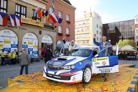  ŠTAJF SLAVÍ PRESTIŽNÍ TITUL ŠAMPIÓNA + ' ' + <p><strong><em>Úspěšná sezóna Subaru Czech Duck Racing Teamu vyvrcholila na populární Barum Czech Rally Zlín. Vojtěch Štajf s&nbsp;Františkem Rajnohou po ní mohou slavit mistrovský titul ve třídě 3 pro rok 2013, zatímco Lumír Firla se Zdeňkem Jůrkou se na zlínské cílové rampě radovali z&nbsp;parádního výsledku v soutěži.</em></strong></p>
<p>Přestože před startem Barum Czech Rally Zlín deklarovaly obě posádky <strong>Subaru Czech Duck Racing Teamu </strong>jako svůj hlavní cíl spíše taktický výkon a dosažení cílové rampy, do výsledkové listiny se hned od úvodu zapisovaly nepřehlédnutelně. <strong>Vojtěch Štajf s&nbsp;Františkem Rajnohou</strong> už na úvodní městské superspeciálce byli mezi produkčními vozy domácího šampionátu vůbec nejrychlejší a získali dokonce skalp pozdějšího vítěze Miroslava Jakeše. Dařilo se jim také v&nbsp;úvodu obou etap, kdy na jednotlivých rychlostních zkouškách dvakrát zaujali pozice v&nbsp;první trojici své třídy, shodně v&nbsp;obou etapách je ale také následně potrápily transmise jejich vozu.</p>
<p>Hatchback loni absolvoval právě na Barumce svou premiérovou soutěž a pozlobil tehdy svou posádku nepříjemnou banalitou v&nbsp;podobě spálené pojistky, letos odmítal správně převádět výkon vozu na trať. Nepomohly sobotní výměny zadního diferenciálu i převodovky, v&nbsp;neděli totiž pro změnu zklamal přední diferenciál a Štajf s&nbsp;Rajnohou si tak mohli připsat pouze zvládnutou polovinu soutěže. Přesto byli právem spokojeni. <em>„Už před startem jsme tušili, že naše dosavadní veleúspěšná série musí být někdy přerušena a že v&nbsp;rally se zkrátka může přihodit téměř cokoliv,“</em> popisoval Štajf. <em>„Auto se rozhodlo potrápit nás právě na Barumce, asi si vzpomnělo na loňský ročník a řeklo si, že z&nbsp;nějakých důvodů tuhle soutěž nemá zatím rádo. Naštěstí nám v&nbsp;sobotu posloužilo i přes zmíněné problémy s&nbsp;transmisemi pořád ještě natolik dobře, že jsme v&nbsp;hodnocení etapy vybojovali pátou příčku ve třídě a s&nbsp;ní i body potřebné k&nbsp;dosažení titulu. V&nbsp;úvodech obou etap jsme si i pěkně zazávodili a kromě RZ 2, kde jsme absolvovali krátký výlet do pole, jsme v&nbsp;naší kategorii bojovali o nejpřednější příčky. </em></p>
<p><em>Nám to neklaplo, ale jsme rádi, že vyhrál Mirek Jakeš. Moc mu to přejeme, vždyť loni jsme právě jemu nabídli svezení v&nbsp;našem voze, a i když naše spolupráce letos nepokračuje, jsme i nadále v&nbsp;přátelském kontaktu. Za svůj výkon na letošní Barumce byl Mirek dokonce oceněn mezinárodní Colin McRae Flat Out Trophy, no a o to víc nás hřeje vědomí, že jsme si právě jej loni zvolili pro náš projekt podpory mladých jezdců. Výborný výkon podala také druhá posádka našeho týmu, Lumír Firla se Zdeňkem Jůrkou, která hned v&nbsp;premiéře s&nbsp;hatchbackem Subaru Impreza WRX STI vybojovala třináctou příčku celkového pořadí, což představovalo i třetí místo ve třídě 3 domácího mistrovství. Nemůžeme proto být nespokojeni, naopak chceme poděkovat fanouškům za jejich velkou podporu. Je skvělé, že i v&nbsp;těžkých dobách pro náš krásný sport je pro tak velké množství diváků Barum Rally pořád svátkem. Zlínský region soutěží žije a atmosféra Barumky je díky tomu neopakovatelná, vždyť již při seznamovacích jízdách byla naše civilní auta středem zájmu. Tímto se zároveň chci omluvit těm fandům, na které se již nedostaly naše propagační předměty. O nové podpisové kartičky i vlaječky byl totiž ohromný zájem, na Barumce jsme jich rozdali třetinu z&nbsp;celoročního objemu. Úspěch měly i naše hostesky, letos bylo navíc zřejmé, že jejich přítomnost na této soutěži je skoro nezbytností, vždyť i krása přitahuje,“ </em>usmíval se Štajf.</p>
<p>Jak již bylo zmíněno, na letošní Barum Czech Rally Zlín zářila s&nbsp;vozem <strong>Subaru Impreza WRX STI</strong> i druhá týmová posádka, <strong>Lumír Firla – Zdeněk Jůrka</strong>. Ta obsadila celkovou třináctou příčku a připsala si i body za třetí příčku v&nbsp;hodnocení třídy 3 MMČR. Také severomoravský pilot proto v cíli rozdával úsměvy a příznivé dojmy: <em>„Samozřejmě se z výsledku radujeme! V&nbsp;úvodu soutěže jsem si na novou techniku trochu zvykal, ale postupně jsme zrychlovali a posouvali se i ve výsledcích. Druhý den jsme zase na mokrém povrchu opět trochu zvolnili, musel jsem najít správný způsob jízdy na novém typu pneumatik, navíc s výsledkem už se nedalo moc hýbat. Spokojeni s&nbsp;ním samozřejmě jsme, navíc auto fungovalo skvěle a i některé spíše preventivní výměny zvládl tým skutečně perfektně, musím mechaniky moc pochválit. Jedinou větší časovou ztrátu nám při soutěži způsobil defekt, žádné další potíže nenastaly. Konečné umístění bereme všemi deseti!“</em></p>
<p>V&nbsp;<strong>Subaru Czech Duck Racing Teamu</strong><em> </em>tak bylo tentokrát vícero důvodů k&nbsp;oslavám, i přes smíšené důvody dané svým odstoupením ale byl ve Zlíně nejvíce oslavujícím <strong>Vojtěch Štajf, novopečený šampión Mezinárodního mistrovství České republiky v&nbsp;rally v&nbsp;prestižní klasifikaci třídy 3</strong>. Ten také neskrýval dojetí: <em>„Samozřejmě mám ohromnou radost, je to odměna za dlouhé roky závodění. Mezi produkčními vozy jsem strávil třináct sezón, a od Rallye Šumava 2005 to bylo vždy za volantem vozu Subaru Impreza. Jsem proto šťastný, že se právě mně podařilo vybojovat pro značku Subaru první titul v&nbsp;historii našeho národního šampionátu v&nbsp;rally, pro Subaru Česká republika je to ode mne dárek za dlouhé roky podpory, které se mi od této společnosti dostávalo. Mám spočítáno, že z&nbsp;mých 136 odpilotovaných soutěží jsem jich strávil 87 právě za volantem vozů značky Subaru, a to už je pěkná řádka. </em></p>
<p><em>Kromě značky Subaru nelze nezmínit značku Pirelli, vždyť po dlouhých letech spolupráce jsme dnes asi nejrychlejší domácí posádkou používající tyto pneumatiky, vedeme i Pirelli Cup. Naše závodění by se ale neobešlo ani bez podpory partnerů, kterými jsou jak náš dlouholetý podporovatel APM Automotive, tak i letošní novinka v&nbsp;designu našeho vozu – energetický nápoj Rockstar. Pomáhají nám i společnosti Krinner, Hydrotech či Abadia, ale také oleje Motul. Samozřejmě dík patří i našim dalším partnerům a také regionálním dealerům značky Subaru, teď ale musím říct, že nejdůležitější pro závodění je podpora a tolerance ze stran našich rodin v&nbsp;čele s&nbsp;manželkami a životními partnerkami, vždyť jsme velice často na cestách a mimo domov a zkrátka to s&nbsp;námi není snadné. V&nbsp;týmu máme i skvělé mechaniky v&nbsp;čele s&nbsp;Pavlem Janouškem, chválit musím i externí spolupracovníky – pana Albrechta, který motory staví a Micka Kehla, který je ladí. Také Honzu Kubíčka, který se nám stará o transmise, Rosťu Šaška, který zajišťuje kvalitní tlumiče Reiger, Pavla Skácela, jehož řídící systém pro ovládání mezinápravového diferenciálu používáme, samozřejmě velkou pomoc na cestě k&nbsp;titulu jsme cítili i od všech dalších členů realizačního i mediálního týmu, opravdu nerad bych na kohokoliv zapomněl. Krásné bylo letos i fandění našich příznivců, dokonce na Žlutavské vložce jsme zahlédli i transparent s&nbsp;nápisem Mistři, i to nás ohromně povzbudilo. Byla to krásná sezóna, všem za ní patří opravdu veliký dík a už teď se těším, jak to v&nbsp;závěru roku se všemi oslavíme!“</em></p>
<p><em>&nbsp;</em>Sezóna ale ještě nekončí, jaké jsou tedy v&nbsp;jejím zbytku ještě plány <strong>Subaru Czech Duck Racing Teamu, </strong>Vojto Štajfe? <em>„Samozřejmě nekončí a naše plány jsou ještě rozsáhlé. Naše auta pojedou v&nbsp;obou zbylých sprintrally, jak to ale bude s&nbsp;naším startem v&nbsp;Příbrami, to ještě zvažujeme. Titul už máme pod střechou, takže vlastně jet nemusíme, na druhou stranu by byla škoda, kdybychom se fanouškům jako novopečení mistři neukázali. Třeba to nějak vymyslíme. Jistá je ale naše účast na Pražském rallysprintu. Naše mistrovské auto je teď k&nbsp;dispozici na prodej či k&nbsp;dlouhodobému pronájmu, kdybychom ho ještě před Prahou prodali, určitě ale budeme mít náhradu. Navíc by diváky k&nbsp;našemu zázemí mohla přitáhnout i skutečnost, že právě pro Pražský rallysprint plánujeme odhalení našeho nového ambiciózního projektu pro příští sezónu, no a s&nbsp;tím bude souviset i můj spolujezdec. Vlastně spolujezdkyně. Tak se nechte překvapit!“</em></p>
<p>Karel Špaček, media team&nbsp;&nbsp;&nbsp;&nbsp;&nbsp;&nbsp;&nbsp;&nbsp;&nbsp;&nbsp;&nbsp;&nbsp;&nbsp;&nbsp;&nbsp;&nbsp;&nbsp;&nbsp;&nbsp;&nbsp;&nbsp;&nbsp;&nbsp;&nbsp;&nbsp;&nbsp;&nbsp;&nbsp;&nbsp;&nbsp;&nbsp;&nbsp;&nbsp;&nbsp;&nbsp;&nbsp;&nbsp;&nbsp;&nbsp;&nbsp;&nbsp;&nbsp;&nbsp;&nbsp;&nbsp;&nbsp;&nbsp;&nbsp;&nbsp;&nbsp;&nbsp;&nbsp;&nbsp;&nbsp;&nbsp;&nbsp;&nbsp;&nbsp;&nbsp;&nbsp;&nbsp;&nbsp;&nbsp;&nbsp;&nbsp;&nbsp;&nbsp;&nbsp;&nbsp;&nbsp;&nbsp;&nbsp;&nbsp;&nbsp;&nbsp; <em>Tiskový servis:&nbsp;&nbsp; media</em><em>@</em><em>subarurallyteam.info</em></p> 