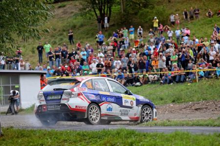  ŠTAJF SLAVÍ PRESTIŽNÍ TITUL ŠAMPIÓNA + ' ' + <p><strong><em>Úspěšná sezóna Subaru Czech Duck Racing Teamu vyvrcholila na populární Barum Czech Rally Zlín. Vojtěch Štajf s&nbsp;Františkem Rajnohou po ní mohou slavit mistrovský titul ve třídě 3 pro rok 2013, zatímco Lumír Firla se Zdeňkem Jůrkou se na zlínské cílové rampě radovali z&nbsp;parádního výsledku v soutěži.</em></strong></p>
<p>Přestože před startem Barum Czech Rally Zlín deklarovaly obě posádky <strong>Subaru Czech Duck Racing Teamu </strong>jako svůj hlavní cíl spíše taktický výkon a dosažení cílové rampy, do výsledkové listiny se hned od úvodu zapisovaly nepřehlédnutelně. <strong>Vojtěch Štajf s&nbsp;Františkem Rajnohou</strong> už na úvodní městské superspeciálce byli mezi produkčními vozy domácího šampionátu vůbec nejrychlejší a získali dokonce skalp pozdějšího vítěze Miroslava Jakeše. Dařilo se jim také v&nbsp;úvodu obou etap, kdy na jednotlivých rychlostních zkouškách dvakrát zaujali pozice v&nbsp;první trojici své třídy, shodně v&nbsp;obou etapách je ale také následně potrápily transmise jejich vozu.</p>
<p>Hatchback loni absolvoval právě na Barumce svou premiérovou soutěž a pozlobil tehdy svou posádku nepříjemnou banalitou v&nbsp;podobě spálené pojistky, letos odmítal správně převádět výkon vozu na trať. Nepomohly sobotní výměny zadního diferenciálu i převodovky, v&nbsp;neděli totiž pro změnu zklamal přední diferenciál a Štajf s&nbsp;Rajnohou si tak mohli připsat pouze zvládnutou polovinu soutěže. Přesto byli právem spokojeni. <em>„Už před startem jsme tušili, že naše dosavadní veleúspěšná série musí být někdy přerušena a že v&nbsp;rally se zkrátka může přihodit téměř cokoliv,“</em> popisoval Štajf. <em>„Auto se rozhodlo potrápit nás právě na Barumce, asi si vzpomnělo na loňský ročník a řeklo si, že z&nbsp;nějakých důvodů tuhle soutěž nemá zatím rádo. Naštěstí nám v&nbsp;sobotu posloužilo i přes zmíněné problémy s&nbsp;transmisemi pořád ještě natolik dobře, že jsme v&nbsp;hodnocení etapy vybojovali pátou příčku ve třídě a s&nbsp;ní i body potřebné k&nbsp;dosažení titulu. V&nbsp;úvodech obou etap jsme si i pěkně zazávodili a kromě RZ 2, kde jsme absolvovali krátký výlet do pole, jsme v&nbsp;naší kategorii bojovali o nejpřednější příčky. </em></p>
<p><em>Nám to neklaplo, ale jsme rádi, že vyhrál Mirek Jakeš. Moc mu to přejeme, vždyť loni jsme právě jemu nabídli svezení v&nbsp;našem voze, a i když naše spolupráce letos nepokračuje, jsme i nadále v&nbsp;přátelském kontaktu. Za svůj výkon na letošní Barumce byl Mirek dokonce oceněn mezinárodní Colin McRae Flat Out Trophy, no a o to víc nás hřeje vědomí, že jsme si právě jej loni zvolili pro náš projekt podpory mladých jezdců. Výborný výkon podala také druhá posádka našeho týmu, Lumír Firla se Zdeňkem Jůrkou, která hned v&nbsp;premiéře s&nbsp;hatchbackem Subaru Impreza WRX STI vybojovala třináctou příčku celkového pořadí, což představovalo i třetí místo ve třídě 3 domácího mistrovství. Nemůžeme proto být nespokojeni, naopak chceme poděkovat fanouškům za jejich velkou podporu. Je skvělé, že i v&nbsp;těžkých dobách pro náš krásný sport je pro tak velké množství diváků Barum Rally pořád svátkem. Zlínský region soutěží žije a atmosféra Barumky je díky tomu neopakovatelná, vždyť již při seznamovacích jízdách byla naše civilní auta středem zájmu. Tímto se zároveň chci omluvit těm fandům, na které se již nedostaly naše propagační předměty. O nové podpisové kartičky i vlaječky byl totiž ohromný zájem, na Barumce jsme jich rozdali třetinu z&nbsp;celoročního objemu. Úspěch měly i naše hostesky, letos bylo navíc zřejmé, že jejich přítomnost na této soutěži je skoro nezbytností, vždyť i krása přitahuje,“ </em>usmíval se Štajf.</p>
<p>Jak již bylo zmíněno, na letošní Barum Czech Rally Zlín zářila s&nbsp;vozem <strong>Subaru Impreza WRX STI</strong> i druhá týmová posádka, <strong>Lumír Firla – Zdeněk Jůrka</strong>. Ta obsadila celkovou třináctou příčku a připsala si i body za třetí příčku v&nbsp;hodnocení třídy 3 MMČR. Také severomoravský pilot proto v cíli rozdával úsměvy a příznivé dojmy: <em>„Samozřejmě se z výsledku radujeme! V&nbsp;úvodu soutěže jsem si na novou techniku trochu zvykal, ale postupně jsme zrychlovali a posouvali se i ve výsledcích. Druhý den jsme zase na mokrém povrchu opět trochu zvolnili, musel jsem najít správný způsob jízdy na novém typu pneumatik, navíc s výsledkem už se nedalo moc hýbat. Spokojeni s&nbsp;ním samozřejmě jsme, navíc auto fungovalo skvěle a i některé spíše preventivní výměny zvládl tým skutečně perfektně, musím mechaniky moc pochválit. Jedinou větší časovou ztrátu nám při soutěži způsobil defekt, žádné další potíže nenastaly. Konečné umístění bereme všemi deseti!“</em></p>
<p>V&nbsp;<strong>Subaru Czech Duck Racing Teamu</strong><em> </em>tak bylo tentokrát vícero důvodů k&nbsp;oslavám, i přes smíšené důvody dané svým odstoupením ale byl ve Zlíně nejvíce oslavujícím <strong>Vojtěch Štajf, novopečený šampión Mezinárodního mistrovství České republiky v&nbsp;rally v&nbsp;prestižní klasifikaci třídy 3</strong>. Ten také neskrýval dojetí: <em>„Samozřejmě mám ohromnou radost, je to odměna za dlouhé roky závodění. Mezi produkčními vozy jsem strávil třináct sezón, a od Rallye Šumava 2005 to bylo vždy za volantem vozu Subaru Impreza. Jsem proto šťastný, že se právě mně podařilo vybojovat pro značku Subaru první titul v&nbsp;historii našeho národního šampionátu v&nbsp;rally, pro Subaru Česká republika je to ode mne dárek za dlouhé roky podpory, které se mi od této společnosti dostávalo. Mám spočítáno, že z&nbsp;mých 136 odpilotovaných soutěží jsem jich strávil 87 právě za volantem vozů značky Subaru, a to už je pěkná řádka. </em></p>
<p><em>Kromě značky Subaru nelze nezmínit značku Pirelli, vždyť po dlouhých letech spolupráce jsme dnes asi nejrychlejší domácí posádkou používající tyto pneumatiky, vedeme i Pirelli Cup. Naše závodění by se ale neobešlo ani bez podpory partnerů, kterými jsou jak náš dlouholetý podporovatel APM Automotive, tak i letošní novinka v&nbsp;designu našeho vozu – energetický nápoj Rockstar. Pomáhají nám i společnosti Krinner, Hydrotech či Abadia, ale také oleje Motul. Samozřejmě dík patří i našim dalším partnerům a také regionálním dealerům značky Subaru, teď ale musím říct, že nejdůležitější pro závodění je podpora a tolerance ze stran našich rodin v&nbsp;čele s&nbsp;manželkami a životními partnerkami, vždyť jsme velice často na cestách a mimo domov a zkrátka to s&nbsp;námi není snadné. V&nbsp;týmu máme i skvělé mechaniky v&nbsp;čele s&nbsp;Pavlem Janouškem, chválit musím i externí spolupracovníky – pana Albrechta, který motory staví a Micka Kehla, který je ladí. Také Honzu Kubíčka, který se nám stará o transmise, Rosťu Šaška, který zajišťuje kvalitní tlumiče Reiger, Pavla Skácela, jehož řídící systém pro ovládání mezinápravového diferenciálu používáme, samozřejmě velkou pomoc na cestě k&nbsp;titulu jsme cítili i od všech dalších členů realizačního i mediálního týmu, opravdu nerad bych na kohokoliv zapomněl. Krásné bylo letos i fandění našich příznivců, dokonce na Žlutavské vložce jsme zahlédli i transparent s&nbsp;nápisem Mistři, i to nás ohromně povzbudilo. Byla to krásná sezóna, všem za ní patří opravdu veliký dík a už teď se těším, jak to v&nbsp;závěru roku se všemi oslavíme!“</em></p>
<p><em>&nbsp;</em>Sezóna ale ještě nekončí, jaké jsou tedy v&nbsp;jejím zbytku ještě plány <strong>Subaru Czech Duck Racing Teamu, </strong>Vojto Štajfe? <em>„Samozřejmě nekončí a naše plány jsou ještě rozsáhlé. Naše auta pojedou v&nbsp;obou zbylých sprintrally, jak to ale bude s&nbsp;naším startem v&nbsp;Příbrami, to ještě zvažujeme. Titul už máme pod střechou, takže vlastně jet nemusíme, na druhou stranu by byla škoda, kdybychom se fanouškům jako novopečení mistři neukázali. Třeba to nějak vymyslíme. Jistá je ale naše účast na Pražském rallysprintu. Naše mistrovské auto je teď k&nbsp;dispozici na prodej či k&nbsp;dlouhodobému pronájmu, kdybychom ho ještě před Prahou prodali, určitě ale budeme mít náhradu. Navíc by diváky k&nbsp;našemu zázemí mohla přitáhnout i skutečnost, že právě pro Pražský rallysprint plánujeme odhalení našeho nového ambiciózního projektu pro příští sezónu, no a s&nbsp;tím bude souviset i můj spolujezdec. Vlastně spolujezdkyně. Tak se nechte překvapit!“</em></p>
<p>Karel Špaček, media team&nbsp;&nbsp;&nbsp;&nbsp;&nbsp;&nbsp;&nbsp;&nbsp;&nbsp;&nbsp;&nbsp;&nbsp;&nbsp;&nbsp;&nbsp;&nbsp;&nbsp;&nbsp;&nbsp;&nbsp;&nbsp;&nbsp;&nbsp;&nbsp;&nbsp;&nbsp;&nbsp;&nbsp;&nbsp;&nbsp;&nbsp;&nbsp;&nbsp;&nbsp;&nbsp;&nbsp;&nbsp;&nbsp;&nbsp;&nbsp;&nbsp;&nbsp;&nbsp;&nbsp;&nbsp;&nbsp;&nbsp;&nbsp;&nbsp;&nbsp;&nbsp;&nbsp;&nbsp;&nbsp;&nbsp;&nbsp;&nbsp;&nbsp;&nbsp;&nbsp;&nbsp;&nbsp;&nbsp;&nbsp;&nbsp;&nbsp;&nbsp;&nbsp;&nbsp;&nbsp;&nbsp;&nbsp;&nbsp;&nbsp;&nbsp; <em>Tiskový servis:&nbsp;&nbsp; media</em><em>@</em><em>subarurallyteam.info</em></p> 